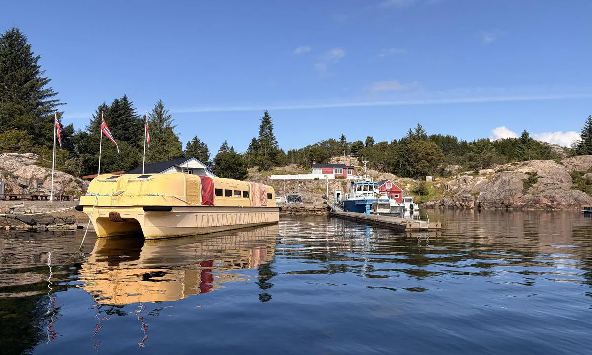 Hjeltefjorden Fjordsenter - Geitanger: {"base": "no", "no": "Flytebrygge med flere plasser", "se": "Flytbrygga med flera platser", "en": "Floating dock with several berths", "da": "Flydebro med flere pladser", "fr": "Jet\u00e9e flottante avec plusieurs places", "de": "Schwimmsteg mit mehreren Liegepl\u00e4tzen", "es": "Muelle flotante con varias plazas", "it": "Pontile galleggiante con pi\u00f9 posti", "pt": "P\u00eder flutuante com v\u00e1rias vagas", "nl": "Drijvende steiger met meerdere ligplaatsen", "pl": "Pirs p\u0142ywaj\u0105cy z wieloma miejscami", "uk": "\u041f\u043b\u0430\u0432\u0443\u0447\u0438\u0439 \u043f\u0456\u0440\u0441 \u0437 \u043a\u0456\u043b\u044c\u043a\u043e\u043c\u0430 \u043c\u0456\u0441\u0446\u044f\u043c\u0438", "ro": "Cale plutitoare cu mai multe locuri", "tr": "Birden fazla yeri olan y\u00fczer iskele", "el": "\u03a0\u03bb\u03c9\u03c4\u03ae \u03c0\u03c1\u03bf\u03b2\u03bb\u03ae\u03c4\u03b1 \u03bc\u03b5 \u03b1\u03c1\u03ba\u03b5\u03c4\u03ad\u03c2 \u03b8\u03ad\u03c3\u03b5\u03b9\u03c2", "cs": "Plovouc\u00ed molo s n\u011bkolika m\u00edsty", "hu": "\u00dasz\u00f3m\u00f3l\u00f3 t\u00f6bb helyhellyel", "fi": "Laituri, jossa on useita paikkoja", "bg": "\u041f\u043b\u0430\u0432\u0430\u0449\u043e \u043f\u0440\u0438\u0441\u0442\u0430\u043d\u0438\u0449\u0435 \u0441 \u043d\u044f\u043a\u043e\u043b\u043a\u043e \u043c\u0435\u0441\u0442\u0430", "sr": "\u041f\u043b\u0443\u0442\u0430\u0458\u0443\u045b\u0438 \u043f\u0440\u0438\u0441\u0442\u0430\u043d \u0441\u0430 \u0432\u0438\u0448\u0435 \u043c\u0435\u0441\u0442\u0430", "et": "Ujuvrand mitme koha jaoks", "lv": "Peldo\u0161\u0101 piest\u0101tne ar vair\u0101k\u0101m viet\u0101m", "lt": "Plaukianti mola su keliais vietomis"}