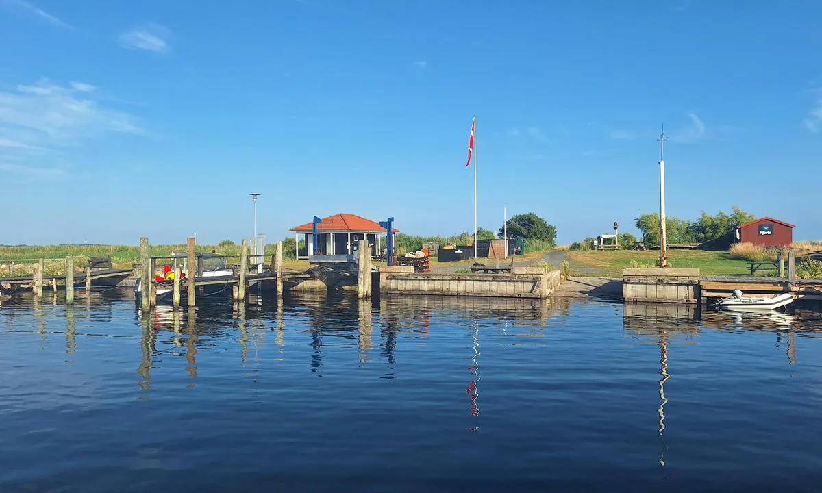 Hjortø Havn: {"base": "en", "no": "Toalett- og dusjbygget til venstre og det lille museet til h\u00f8yre", "se": "Toalett- och duschhuset till v\u00e4nster och det lilla museet till h\u00f6ger", "en": "The toilet- and showerhouse on the left en the little museum on the right", "da": "Toilet- og bruserhuset til venstre og det lille museum til h\u00f8jre", "fr": "Les toilettes et la maison de douche \u00e0 gauche et le petit mus\u00e9e \u00e0 droite", "de": "Das Toiletten- und Duschhaus auf der linken Seite und das kleine Museum auf der rechten Seite", "es": "El edificio de aseos y duchas a la izquierda y el peque\u00f1o museo a la derecha", "it": "Il blocco servizi igienici e docce a sinistra e il piccolo museo a destra", "pt": "A casa de banhos e chuveiros \u00e0 esquerda e o pequeno museu \u00e0 direita", "nl": "Het toilet- en douchenhuis aan de linkerkant en het kleine museum aan de rechterkant", "pl": "Toaleta i prysznice po lewej stronie i ma\u0142e muzeum po prawej", "uk": "\u0422\u0443\u0430\u043b\u0435\u0442 \u0442\u0430 \u0434\u0443\u0448\u043e\u0432\u0430 \u0437\u043b\u0456\u0432\u0430, \u0430 \u043c\u0430\u043b\u0435\u043d\u044c\u043a\u0438\u0439 \u043c\u0443\u0437\u0435\u0439 \u043f\u0440\u0430\u0432\u043e\u0440\u0443\u0447", "ro": "Casa de toalete \u0219i du\u0219uri pe st\u00e2nga \u0219i micul muzeu pe dreapta", "tr": "Sol taraftaki tuvalet ve du\u015f binas\u0131 ile sa\u011f taraftaki k\u00fc\u00e7\u00fck m\u00fcze", "el": "\u0397 \u03c4\u03bf\u03c5\u03b1\u03bb\u03ad\u03c4\u03b1 \u03ba\u03b1\u03b9 \u03c4\u03bf \u03bd\u03c4\u03bf\u03c5\u03b6\u03b9\u03ad\u03c1\u03b1 \u03c3\u03c4\u03b1 \u03b1\u03c1\u03b9\u03c3\u03c4\u03b5\u03c1\u03ac \u03ba\u03b1\u03b9 \u03c4\u03bf \u03bc\u03b9\u03ba\u03c1\u03cc \u03bc\u03bf\u03c5\u03c3\u03b5\u03af\u03bf \u03c3\u03c4\u03b1 \u03b4\u03b5\u03be\u03b9\u03ac", "cs": "Toaletn\u00ed a sprchov\u00e9 domky vlevo a malink\u00e9 muzeum vpravo", "hu": "A bal oldali WC- \u00e9s zuhanyh\u00e1z \u00e9s a jobb oldali kis m\u00fazeum", "fi": "Vasemmalla oleva WC- ja suihkutila ja oikealla oleva pieni museo", "bg": "\u0422\u043e\u0430\u043b\u0435\u0442\u043d\u0430\u0442\u0430 \u0438 \u0434\u0443\u0448\u043e\u0432\u0435\u0442\u0435 \u043e\u0442\u043b\u044f\u0432\u043e \u0438 \u043c\u0430\u043b\u043a\u0438\u044f\u0442 \u043c\u0443\u0437\u0435\u0439 \u043e\u0442\u0434\u044f\u0441\u043d\u043e", "sr": "Toalet i tu\u0161 kabina sa leve strane i mali muzej sa desne strane", "et": "Tualeti- ja du\u0161iruum vasakul ning v\u00e4ike muuseum paremal", "lv": "Tualetes un du\u0161as \u0113ka kreisaj\u0101 pus\u0113 un mazais muzejs labaj\u0101 pus\u0113", "lt": "Kair\u0117je yra tualetas ir du\u0161\u0173 namas, o de\u0161in\u0117je yra ma\u017eas muziejus"}