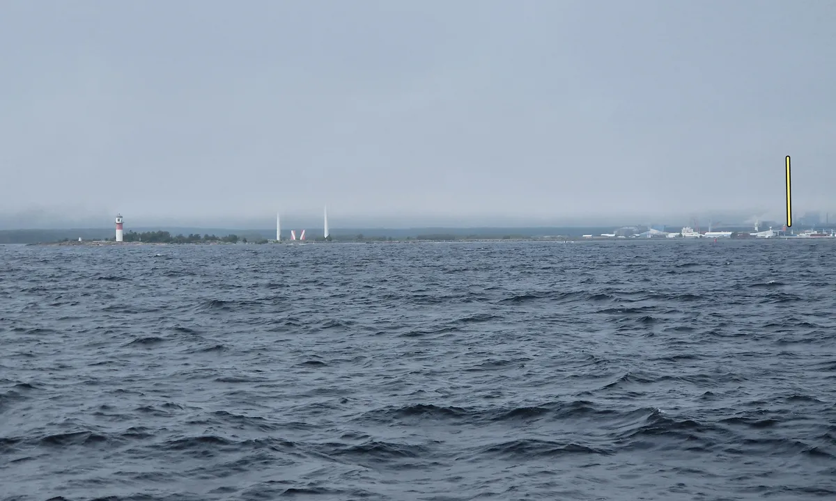 Holmsund - Patholmsviken: {"base": "en", "no": "Fra sj\u00f8en er gjestehavna p\u00e5 h\u00f8yre side av de to store vindturbinene (vi ser bare de to mastene i t\u00e5ke).<br>Du kan bruke enten den ene eller den andre leden, men merk at det er en stein midt i. Sjekk sj\u00f8kartet ditt.", "se": "Fr\u00e5n sj\u00f6n \u00e4r g\u00e4sthamnen p\u00e5 h\u00f6ger sida av de tv\u00e5 stora vindkraftverken (vi ser bara de tv\u00e5 masterna i dimma).<br />Du kan anv\u00e4nda antingen farlederna men notera att det finns en sten i mitten. Kontrollera ditt sj\u00f6kort.", "en": "From sea the guest harbour is on the right side of the two large wind turbine (we only see the two masts by fog).\r\nYour can use either fairways but note that in the middle there is a rock. Check your chart.", "da": "Fra havet er g\u00e6stehavnen p\u00e5 h\u00f8jre side af de to store vindm\u00f8ller (vi ser kun de to master i t\u00e5ge). Du kan bruge begge sejlruter, men bem\u00e6rk, at der er en klippe i midten. Tjek dit s\u00f8kort.", "fr": "Depuis la mer, le port de plaisance se trouve sur le c\u00f4t\u00e9 droit des deux grandes \u00e9oliennes (on ne voit que les deux m\u00e2ts par brouillard). Vous pouvez emprunter l'un ou l'autre des chenaux, mais notez qu'il y a un rocher au milieu. Consultez votre carte.", "de": "Vom Meer aus befindet sich der G\u00e4stehafen auf der rechten Seite der beiden gro\u00dfen Windturbinen (bei Nebel sehen wir nur die beiden Masten). Sie k\u00f6nnen entweder die Fahrrinnen benutzen, aber beachten Sie, dass sich in der Mitte ein Felsen befindet. \u00dcberpr\u00fcfen Sie Ihre Seekarte.", "es": "Desde el mar, el puerto de invitados est\u00e1 en el lado derecho de las dos grandes turbinas e\u00f3licas (solo vemos los dos m\u00e1stiles con niebla).<br>Your puede usar cualquiera de las dos rutas, pero tenga en cuenta que en el medio hay una roca. Verifique su carta n\u00e1utica.", "it": "Dal mare l'ospite del porto si trova sul lato destro delle due grandi turbine eoliche (vediamo solo i due alberi in caso di nebbia).<br>Poi utilizzare entrambi i canali ma nota che al centro c'\u00e8 una roccia. Controlla la tua carta nautica.", "pt": "Do mar, o porto de h\u00f3spedes est\u00e1 \u00e0 direita das duas grandes turbinas e\u00f3licas (s\u00f3 vemos os dois mastros com neblina). Voc\u00ea pode usar qualquer um dos canais, mas note que no meio h\u00e1 uma rocha. Verifique seu mapa.", "nl": "Vanaf zee ligt de gastenhaven aan de rechterkant van de twee grote windturbines (bij mist zien we alleen de twee masten). U kunt beide vaargeulen gebruiken, maar let op dat er in het midden een rots ligt. Raadpleeg uw kaart.", "pl": "Od strony morza port go\u015bcinny znajduje si\u0119 po prawej stronie dw\u00f3ch du\u017cych turbin wiatrowych (przy mg\u0142e wida\u0107 tylko dwa maszty). Mo\u017cesz korzysta\u0107 z dowolnych tor\u00f3w wodnych, ale zauwa\u017c, \u017ce po\u015brodku znajduje si\u0119 ska\u0142a. Sprawd\u017a swoj\u0105 map\u0119.", "uk": "\u0417 \u043c\u043e\u0440\u044f \u0433\u043e\u0441\u0442\u044c\u043e\u0432\u0430 \u0433\u0430\u0432\u0430\u043d\u044c \u0437\u043d\u0430\u0445\u043e\u0434\u0438\u0442\u044c\u0441\u044f \u043f\u0440\u0430\u0432\u043e\u0440\u0443\u0447 \u0432\u0456\u0434 \u0434\u0432\u043e\u0445 \u0432\u0435\u043b\u0438\u043a\u0438\u0445 \u0432\u0456\u0442\u0440\u044f\u043a\u0456\u0432 (\u0443 \u0442\u0443\u043c\u0430\u043d\u0456 \u0432\u0438\u0434\u043d\u043e \u043b\u0438\u0448\u0435 \u0434\u0432\u0456 \u0449\u043e\u0433\u043b\u0438). <br>Your \u043c\u043e\u0436\u0435 \u0432\u0438\u043a\u043e\u0440\u0438\u0441\u0442\u043e\u0432\u0443\u0432\u0430\u0442\u0438 \u0431\u0443\u0434\u044c-\u044f\u043a\u0438\u0439 \u0437 \u0444\u0430\u0440\u0432\u0430\u0442\u0435\u0440\u0456\u0432, \u0430\u043b\u0435 \u043c\u0430\u0439\u0442\u0435 \u043d\u0430 \u0443\u0432\u0430\u0437\u0456, \u0449\u043e \u043f\u043e\u0441\u0435\u0440\u0435\u0434\u0438\u043d\u0456 \u0454 \u043a\u0430\u043c\u0456\u043d\u044c. \u041f\u0435\u0440\u0435\u0432\u0456\u0440\u0442\u0435 \u0432\u0430\u0448\u0443 \u043d\u0430\u0432\u0456\u0433\u0430\u0446\u0456\u0439\u043d\u0443 \u043a\u0430\u0440\u0442\u0443.", "ro": "Dinspre mare, portul pentru oaspe\u021bi este pe partea dreapt\u0103 a celor dou\u0103 turbine eoliene mari (vedem doar cele dou\u0103 catarge pe cea\u021b\u0103).<br>Pute\u021bi folosi oricare dintre c\u0103ile navigabile, dar re\u021bine\u021bi c\u0103 \u00een mijloc exist\u0103 o st\u00e2nc\u0103. Verifica\u021bi-v\u0103 harta.", "tr": "Denizden, misafir liman\u0131 iki b\u00fcy\u00fck r\u00fczgar t\u00fcrbininin sa\u011f taraf\u0131ndad\u0131r (sis oldu\u011funda sadece iki dire\u011fi g\u00f6r\u00fcr\u00fcz). Hangi rotay\u0131 kullanabilece\u011finizi se\u00e7ebilirsiniz ancak ortada bir kaya oldu\u011funu unutmay\u0131n. Haritan\u0131z\u0131 kontrol edin.", "el": "\u0391\u03c0\u03cc \u03c4\u03b7 \u03b8\u03ac\u03bb\u03b1\u03c3\u03c3\u03b1, \u03c4\u03bf \u03bb\u03b9\u03bc\u03ac\u03bd\u03b9 \u03be\u03ad\u03bd\u03c9\u03bd \u03b2\u03c1\u03af\u03c3\u03ba\u03b5\u03c4\u03b1\u03b9 \u03c3\u03c4\u03b1 \u03b4\u03b5\u03be\u03b9\u03ac \u03c4\u03c9\u03bd \u03b4\u03cd\u03bf \u03bc\u03b5\u03b3\u03ac\u03bb\u03c9\u03bd \u03b1\u03bd\u03b5\u03bc\u03bf\u03b3\u03b5\u03bd\u03bd\u03b7\u03c4\u03c1\u03b9\u03ce\u03bd (\u03b2\u03bb\u03ad\u03c0\u03bf\u03c5\u03bc\u03b5 \u03bc\u03cc\u03bd\u03bf \u03c4\u03bf\u03c5\u03c2 \u03b4\u03cd\u03bf \u03b9\u03c3\u03c4\u03bf\u03cd\u03c2 \u03c3\u03b5 \u03bf\u03bc\u03af\u03c7\u03bb\u03b7).<br>\u039c\u03c0\u03bf\u03c1\u03b5\u03af\u03c4\u03b5 \u03bd\u03b1 \u03c7\u03c1\u03b7\u03c3\u03b9\u03bc\u03bf\u03c0\u03bf\u03b9\u03ae\u03c3\u03b5\u03c4\u03b5 \u03bf\u03c0\u03bf\u03b9\u03bf\u03bd\u03b4\u03ae\u03c0\u03bf\u03c4\u03b5 \u03b8\u03b1\u03bb\u03ac\u03c3\u03c3\u03b9\u03bf \u03b4\u03af\u03b1\u03c5\u03bb\u03bf, \u03b1\u03bb\u03bb\u03ac \u03c3\u03b7\u03bc\u03b5\u03b9\u03ce\u03c3\u03c4\u03b5 \u03cc\u03c4\u03b9 \u03c3\u03c4\u03b7 \u03bc\u03ad\u03c3\u03b7 \u03c5\u03c0\u03ac\u03c1\u03c7\u03b5\u03b9 \u03ad\u03bd\u03b1\u03c2 \u03b2\u03c1\u03ac\u03c7\u03bf\u03c2. \u0395\u03bb\u03ad\u03b3\u03be\u03c4\u03b5 \u03c4\u03bf\u03bd \u03c7\u03ac\u03c1\u03c4\u03b7 \u03c3\u03b1\u03c2.", "cs": "Z mo\u0159e je hostuj\u00edc\u00ed p\u0159\u00edstav na prav\u00e9 stran\u011b u dvou velk\u00fdch v\u011btrn\u00fdch turb\u00edn (v mlze vid\u00edme pouze dva sto\u017e\u00e1ry). M\u016f\u017eete pou\u017e\u00edt kteroukoli trasu, ale vezm\u011bte na v\u011bdom\u00ed, \u017ee uprost\u0159ed je sk\u00e1la. Zkontrolujte svou mapu.", "hu": "A tengerr\u0151l n\u00e9zve a vend\u00e9gkik\u00f6t\u0151 a k\u00e9t nagy sz\u00e9lturbina jobb oldal\u00e1n tal\u00e1lhat\u00f3 (k\u00f6dben csak a k\u00e9t \u00e1rb\u00f3cot l\u00e1tjuk). Haszn\u00e1lhatod b\u00e1rmelyik haj\u00f3z\u00e1si \u00fatvonalat, de vedd figyelembe, hogy k\u00f6z\u00e9pen van egy szikla. Ellen\u0151rizd a t\u00e9rk\u00e9pedet.", "fi": "Merelt\u00e4 tultaessa vierassatama on kahden suuren tuulivoimalan oikealla puolella (sumussa n\u00e4emme vain kaksi mastoa). Voit k\u00e4ytt\u00e4\u00e4 kumpaa tahansa v\u00e4yl\u00e4\u00e4, mutta huomaa, ett\u00e4 keskell\u00e4 on kallio. Tarkista karttasi.", "bg": "\u041e\u0442 \u043c\u043e\u0440\u0435\u0442\u043e \u0433\u043e\u0441\u0442\u043e\u043f\u0440\u0438\u0435\u043c\u043d\u043e\u0442\u043e \u043f\u0440\u0438\u0441\u0442\u0430\u043d\u0438\u0449\u0435 \u0435 \u043e\u0442 \u0434\u044f\u0441\u043d\u0430\u0442\u0430 \u0441\u0442\u0440\u0430\u043d\u0430 \u043d\u0430 \u0434\u0432\u0430\u0442\u0430 \u0433\u043e\u043b\u0435\u043c\u0438 \u0432\u044f\u0442\u044a\u0440\u043d\u0438 \u0442\u0443\u0440\u0431\u0438\u043d\u0438 (\u043f\u0440\u0438 \u043c\u044a\u0433\u043b\u0430 \u0432\u0438\u0436\u0434\u0430\u043c\u0435 \u0441\u0430\u043c\u043e \u0434\u0432\u0430\u0442\u0430 \u043c\u0430\u0447\u0442\u0430). \u041c\u043e\u0436\u0435\u0442\u0435 \u0434\u0430 \u043f\u043e\u043b\u0437\u0432\u0430\u0442\u0435 \u043a\u043e\u0439\u0442\u043e \u0438 \u0434\u0430 \u0435 \u043e\u0442 \u0434\u0432\u0430\u0442\u0430 \u0444\u0430\u0440\u0432\u0430\u0442\u0435\u0440\u0430, \u043d\u043e \u0438\u043c\u0430\u0439\u0442\u0435 \u043f\u0440\u0435\u0434\u0432\u0438\u0434, \u0447\u0435 \u0432 \u0441\u0440\u0435\u0434\u0430\u0442\u0430 \u0438\u043c\u0430 \u0441\u043a\u0430\u043b\u0430. \u041f\u0440\u043e\u0432\u0435\u0440\u0435\u0442\u0435 \u0441\u0438 \u043a\u0430\u0440\u0442\u0430\u0442\u0430.", "sr": "Sa mora, gostuju\u0107a luka je sa desne strane dve velike vetroturbine (po magli vidimo samo dva jarbola). Mo\u017eete koristiti bilo koji plovni put, ali imajte na umu da se u sredini nalazi stena. Proverite svoju navigacionu kartu.", "et": "Merelt tulles j\u00e4\u00e4b k\u00fclalissadam kahe suure tuuleturbiini paremale poole (udus on n\u00e4ha ainult kahte masti). V\u00f5ite kasutada kas \u00fchte v\u00f5i teist laevateed, aga pidage meeles, et keskel on kalju. Kontrollige oma kaarti.", "lv": "No j\u016bras puses viesu osta atrodas labaj\u0101 pus\u0113 no div\u0101m lielaj\u0101m v\u0113ja turb\u012bn\u0101m (migl\u0101 m\u0113s redzam tikai divus mastus). J\u016bs varat izmantot jebkuru ku\u0123u ce\u013cu, bet iev\u0113rojiet, ka vid\u016b ir klints. P\u0101rbaudiet savu karti.", "lt": "I\u0161 j\u016bros sve\u010di\u0173 uostas yra de\u0161in\u0117je pus\u0117je \u0161alia dviej\u0173 dideli\u0173 v\u0117jo turbin\u0173 (r\u016bke matome tik du stiebus).<br> Galite naudoti bet kuri\u0105 farvater\u012f, bet atkreipkite d\u0117mes\u012f, kad per vidur\u012f yra uola. Patikrinkite savo j\u016brlap\u012f."}