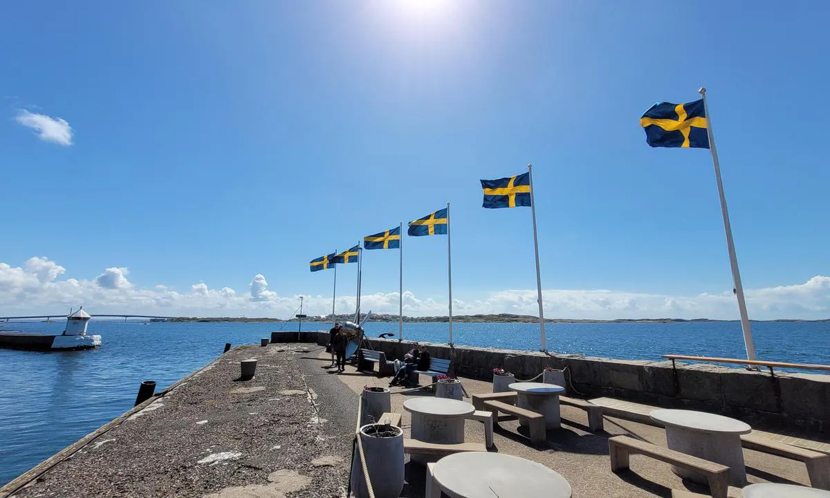 Hönö Klåva: {"base": "de", "no": "Havneinnl\u00f8p.", "se": "Hamninlopp.", "en": "Harbour entrance.", "da": "Havneindl\u00f8b.", "fr": "Entr\u00e9e du port.", "de": "Hafeneinfahrt.", "es": "Entrada del puerto.", "it": "Ingresso del porto.", "pt": "Entrada do porto.", "nl": "Haveningang.", "pl": "Wej\u015bcie do portu.", "uk": "\u0412\u0445\u0456\u0434 \u0434\u043e \u0433\u0430\u0432\u0430\u043d\u0456.", "ro": "Intrarea \u00een port.", "tr": "Liman giri\u015fi.", "el": "\u0395\u03af\u03c3\u03bf\u03b4\u03bf\u03c2 \u03bb\u03b9\u03bc\u03ad\u03bd\u03b1.", "cs": "Vjezd do p\u0159\u00edstavu.", "hu": "Kik\u00f6t\u0151bej\u00e1rat.", "fi": "Sataman sis\u00e4\u00e4nk\u00e4ynti.", "bg": "\u0412\u0445\u043e\u0434 \u0437\u0430 \u043f\u0440\u0438\u0441\u0442\u0430\u043d\u0438\u0449\u0435.", "sr": "\u0423\u043b\u0430\u0437 \u0443 \u043b\u0443\u043a\u0443.", "et": "Sadamasse sisenemine.", "lv": "Ostas ieeja.", "lt": "Uosto \u012fplauka."}