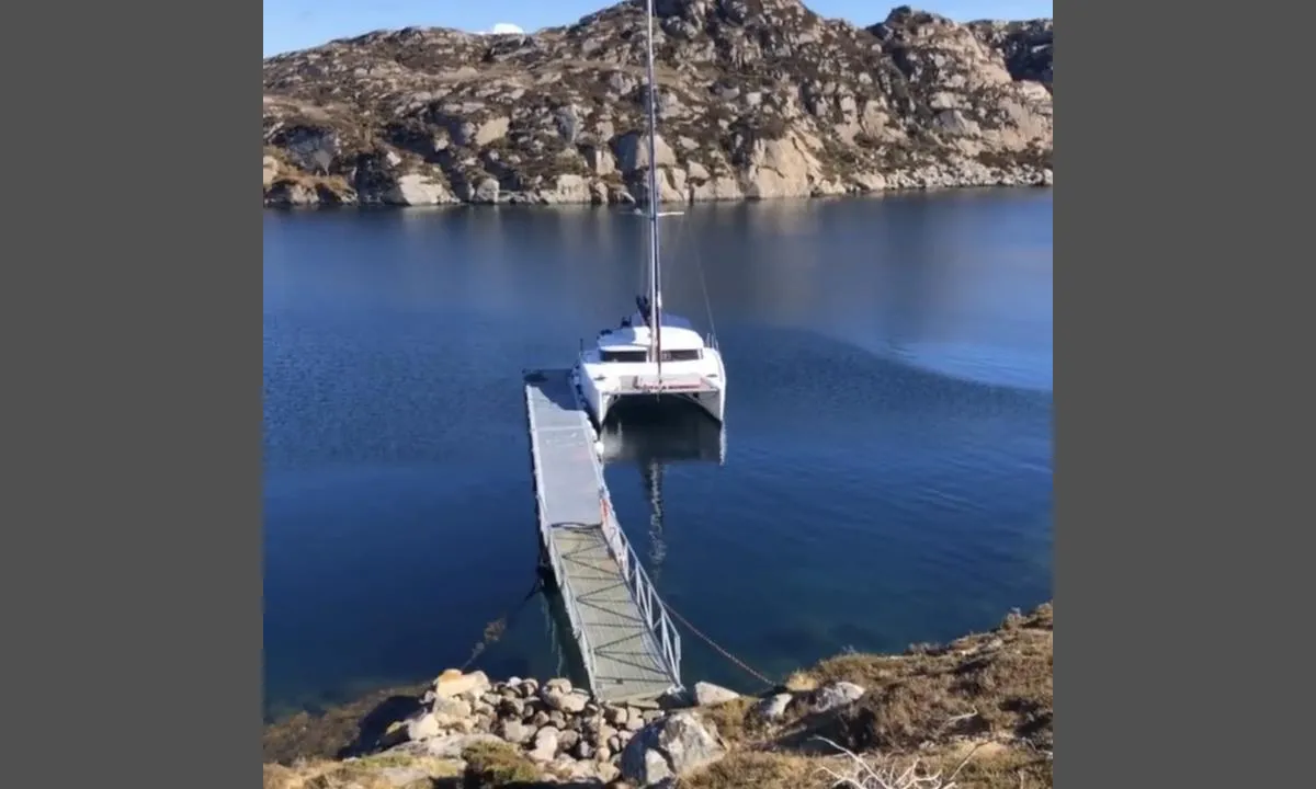 På Horgo er det en solid flytebrygge du kan fortøye til.