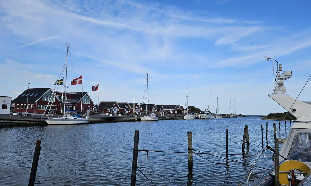 Hou Lystbådehavn - Ved Limfjorden: {"base": "se", "no": "Lang og solid kaianlegg for gjesteb\u00e5ter.", "se": "L\u00e5ng och rej\u00e4l kaj f\u00f6r g\u00e4stb\u00e5tar.", "en": "Long and sturdy quay for guest vessels.", "da": "Lang og solid kaj til g\u00e6steb\u00e5de.", "fr": "Quai long et solide pour les bateaux visiteurs.", "de": "Langer und robuster Kai f\u00fcr Gastboote.", "es": "Muelle largo y s\u00f3lido para embarcaciones de hu\u00e9spedes.", "it": "Molo lungo e robusto per barche da diporto.", "pt": "Cais longo e robusto para embarca\u00e7\u00f5es de visitantes.", "nl": "Lange en stevige kade voor gastboten.", "pl": "D\u0142ugi i solidny nabrze\u017ce dla \u0142odzi go\u015bcinnych.", "uk": "\u0414\u043e\u0432\u0433\u0438\u0439 \u0456 \u043c\u0456\u0446\u043d\u0438\u0439 \u043f\u0440\u0438\u0447\u0430\u043b \u0434\u043b\u044f \u0433\u043e\u0441\u0442\u0435\u0439\u043a\u0438\u0445 \u0441\u0443\u0434\u0435\u043d.", "ro": "Un chei lung \u0219i solid pentru ambarca\u021biuni vizitatoare.", "tr": "Misafir tekneleri i\u00e7in uzun ve sa\u011flam r\u0131ht\u0131m.", "el": "\u039c\u03b1\u03ba\u03c1\u03cd\u03c2 \u03ba\u03b1\u03b9 \u03b3\u03b5\u03c1\u03cc\u03c2 \u03c0\u03c1\u03bf\u03b2\u03bb\u03ae\u03c4\u03b1\u03c2 \u03b3\u03b9\u03b1 \u03b5\u03c0\u03b9\u03c3\u03ba\u03b5\u03c0\u03c4\u03cc\u03bc\u03b5\u03bd\u03b1 \u03c3\u03ba\u03ac\u03c6\u03b7.", "cs": "Dlouh\u00e1 a pevn\u00e1 mola pro n\u00e1v\u0161t\u011bvn\u00ed plavidla.", "hu": "Hossz\u00fa \u00e9s massz\u00edv m\u00f3l\u00f3 vend\u00e9ghaj\u00f3k sz\u00e1m\u00e1ra.", "fi": "Pitk\u00e4 ja tukeva laituripaikka vierasveneille.", "bg": "\u0414\u044a\u043b\u044a\u0433 \u0438 \u0437\u0434\u0440\u0430\u0432 \u043a\u0435\u0439 \u0437\u0430 \u0433\u043e\u0441\u0442\u0443\u0432\u0430\u0449\u0438 \u043b\u043e\u0434\u043a\u0438.", "sr": "\u0414\u0443\u0433\u0430 \u0438 \u0447\u0432\u0440\u0441\u0442\u0430 \u043a\u0435\u0458 \u0437\u0430 \u0433\u043e\u0441\u0442\u0443\u0458\u0443\u045b\u0435 \u0447\u0430\u043c\u0446\u0435.", "et": "Pikk ja korralik kai k\u00fclalispaatidele.", "lv": "Ilgs un iztur\u012bgs piest\u0101tnes k\u0101ts viesu ku\u0123iem.", "lt": "Ilgas ir tvirtas prieplaukos pontonas sve\u010di\u0173 laivams."}