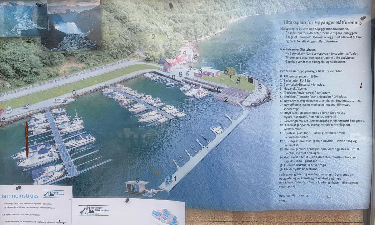 Høyanger Båtforening: {"base": "no", "no": "Bilde av Planer for gjestehavnen  henger p\u00e5 servicebygget", "se": "Bild av Planer f\u00f6r g\u00e4sthamnen h\u00e4nger p\u00e5 servicebyggnaden", "en": "Image of plans for the guest harbor hangs on the service building", "da": "Billede af planer for g\u00e6stehavnen h\u00e6nger p\u00e5 servicebygningen", "fr": "Image des plans pour le port de plaisance est affich\u00e9e sur le b\u00e2timent de service", "de": "Ein Bild der Pl\u00e4ne f\u00fcr den G\u00e4stehafen h\u00e4ngt am Servicegeb\u00e4ude.", "es": "Una imagen de los planos del puerto para invitados cuelga en el edificio de servicios", "it": "L'immagine dei piani per il porto turistico \u00e8 appesa all'edificio dei servizi", "pt": "Imagem de Planos para o porto dos visitantes est\u00e1 pendurada no edif\u00edcio de servi\u00e7os", "nl": "Afbeelding van Plannen voor de jachthaven voor gasten hangt op het servicegebouw", "pl": "Zdj\u0119cie plan\u00f3w przystani dla go\u015bci wisi na budynku serwisowym", "uk": "\u0417\u043e\u0431\u0440\u0430\u0436\u0435\u043d\u043d\u044f \u043f\u043b\u0430\u043d\u0456\u0432 \u0433\u043e\u0441\u0442\u044c\u043e\u0432\u043e\u0457 \u0433\u0430\u0432\u0430\u043d\u0456 \u0432\u0438\u0441\u0438\u0442\u044c \u043d\u0430 \u0431\u0443\u0434\u0456\u0432\u043b\u0456 \u043e\u0431\u0441\u043b\u0443\u0433\u043e\u0432\u0443\u0432\u0430\u043d\u043d\u044f", "ro": "Imagine cu planurile portului pentru oaspe\u021bi at\u00e2rn\u0103 pe cl\u0103direa de servicii", "tr": "Misafir liman\u0131 planlar\u0131n\u0131n resmi hizmet binas\u0131nda as\u0131l\u0131d\u0131r", "el": "\u0397 \u03b5\u03b9\u03ba\u03cc\u03bd\u03b1 \u03c4\u03c9\u03bd \u03c3\u03c7\u03b5\u03b4\u03af\u03c9\u03bd \u03b3\u03b9\u03b1 \u03c4\u03b7\u03bd \u03bc\u03b1\u03c1\u03af\u03bd\u03b1 \u03b5\u03c0\u03b9\u03c3\u03ba\u03b5\u03c0\u03c4\u03ce\u03bd \u03ba\u03c1\u03ad\u03bc\u03b5\u03c4\u03b1\u03b9 \u03c3\u03c4\u03bf \u03ba\u03c4\u03af\u03c1\u03b9\u03bf \u03b5\u03be\u03c5\u03c0\u03b7\u03c1\u03ad\u03c4\u03b7\u03c3\u03b7\u03c2", "cs": "Obraz pl\u00e1n\u016f pro hostuj\u00edc\u00ed p\u0159\u00edstav vis\u00ed na servisn\u00ed budov\u011b", "hu": "K\u00e9p a vend\u00e9gkik\u00f6t\u0151 terveir\u0151l a szolg\u00e1ltat\u00f3 \u00e9p\u00fcleten l\u00f3g", "fi": "Kuva vierasvenesataman suunnitelmista roikkuu huoltorakennuksessa", "bg": "\u0418\u0437\u043e\u0431\u0440\u0430\u0436\u0435\u043d\u0438\u0435 \u043d\u0430 \u043f\u043b\u0430\u043d\u043e\u0432\u0435\u0442\u0435 \u0437\u0430 \u044f\u0445\u0442\u0435\u043d\u043e\u0442\u043e \u043f\u0440\u0438\u0441\u0442\u0430\u043d\u0438\u0449\u0435 \u0435 \u043e\u043a\u0430\u0447\u0435\u043d\u043e \u043d\u0430 \u0441\u0433\u0440\u0430\u0434\u0430\u0442\u0430 \u0437\u0430 \u043e\u0431\u0441\u043b\u0443\u0436\u0432\u0430\u043d\u0435", "sr": "\u0421\u043b\u0438\u043a\u0430 \u043f\u043b\u0430\u043d\u043e\u0432\u0430 \u0437\u0430 \u0433\u043e\u0441\u0442\u0443\u0458\u0443\u045b\u0443 \u043b\u0443\u043a\u0443 \u0432\u0438\u0441\u0438 \u043d\u0430 \u0441\u0435\u0440\u0432\u0438\u0441\u043d\u043e\u0458 \u0437\u0433\u0440\u0430\u0434\u0438", "et": "Pilt k\u00fclalissadama plaanidest ripub teenindushoone k\u00fcljes", "lv": "Att\u0113ls ar viesu ostas pl\u0101niem kar\u0101jas pie apkalpes \u0113kas", "lt": "Sve\u010di\u0173 uosto plan\u0173 nuotrauka kabo ant paslaug\u0173 pastato"}