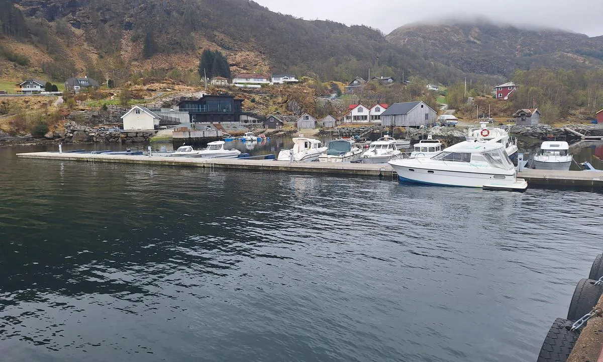 Høyvika: {"base": "no", "no": "Fort\u00f8yning for gjester p\u00e5 hele ytre langside.", "se": "F\u00f6rt\u00f6jning f\u00f6r g\u00e4ster l\u00e4ngs hela yttre l\u00e5ngsidan.", "en": "Mooring for guests along the entire outer side.", "da": "Fort\u00f8jning for g\u00e6ster p\u00e5 hele ydre langside.", "fr": "Amarrage pour visiteurs sur tout le c\u00f4t\u00e9 ext\u00e9rieur.", "de": "Anlegen f\u00fcr G\u00e4ste entlang der gesamten Au\u00dfenseite.", "es": "Amarre para invitados en todo el lado exterior largo.", "it": "Ormeggio per ospiti su tutto il lato esterno lungo.", "pt": "Amarra\u00e7\u00e3o para convidados em todo o lado longo externo.", "nl": "Aankoop voor gasten aan de gehele buitenzijde langs de kade.", "pl": "Cumowanie dla go\u015bci na ca\u0142ej zewn\u0119trznej d\u0142ugo\u015bci.", "uk": "\u0428\u0432\u0430\u0440\u0442\u0443\u0432\u0430\u043d\u043d\u044f \u0434\u043b\u044f \u0433\u043e\u0441\u0442\u0435\u0439 \u0443\u0437\u0434\u043e\u0432\u0436 \u0443\u0441\u044c\u043e\u0433\u043e \u0437\u043e\u0432\u043d\u0456\u0448\u043d\u044c\u043e\u0433\u043e \u0431\u043e\u043a\u0443.", "ro": "Legare pentru oaspe\u021bi pe toat\u0103 partea lung\u0103 exterioar\u0103.", "tr": "T\u00fcm d\u0131\u015f uzun yanda misafirler i\u00e7in ba\u011flama.", "el": "\u03a0\u03c1\u03cc\u03c3\u03b4\u03b5\u03c3\u03b7 \u03b3\u03b9\u03b1 \u03b5\u03c0\u03b9\u03c3\u03ba\u03ad\u03c0\u03c4\u03b5\u03c2 \u03c3\u03b5 \u03cc\u03bb\u03b7 \u03c4\u03b7\u03bd \u03b5\u03be\u03c9\u03c4\u03b5\u03c1\u03b9\u03ba\u03ae \u03bc\u03b1\u03ba\u03c1\u03b9\u03ac \u03c0\u03bb\u03b5\u03c5\u03c1\u03ac.", "cs": "P\u0159ist\u00e1vac\u00ed m\u00edsta pro hosty na cel\u00e9 vn\u011bj\u0161\u00ed stran\u011b.", "hu": "Vend\u00e9ghelyek kik\u00f6t\u00e9se az eg\u00e9sz k\u00fcls\u0151 hossz\u00fa oldal ment\u00e9n.", "fi": "Kiinnittyminen vieraille koko ulkoreunalla.", "bg": "\u0428\u0432\u0430\u0440\u0442\u043e\u0432\u0430\u043d\u0435 \u0437\u0430 \u0433\u043e\u0441\u0442\u0438 \u043f\u043e \u0446\u044f\u043b\u0430\u0442\u0430 \u0432\u044a\u043d\u0448\u043d\u0430 \u0434\u044a\u043b\u0433\u0430 \u0441\u0442\u0440\u0430\u043d\u0430.", "sr": "\u041f\u0440\u0438\u0441\u0442\u0430\u0458\u0430\u045a\u0435 \u0437\u0430 \u0433\u043e\u0441\u0442\u0435 \u043d\u0430 \u0446\u0435\u043b\u043e\u0458 \u0441\u043f\u043e\u0459\u043d\u043e\u0458 \u0441\u0442\u0440\u0430\u043d\u0438.", "et": "K\u00fclalisaluste kinnitumine kogu v\u00e4lisk\u00fcljel.", "lv": "Enkura vietas viesiem gar visu \u0101r\u0113jo malu.", "lt": "\u0160vartavimas sve\u010diams visame i\u0161oriniame ilgame \u0161one."}
