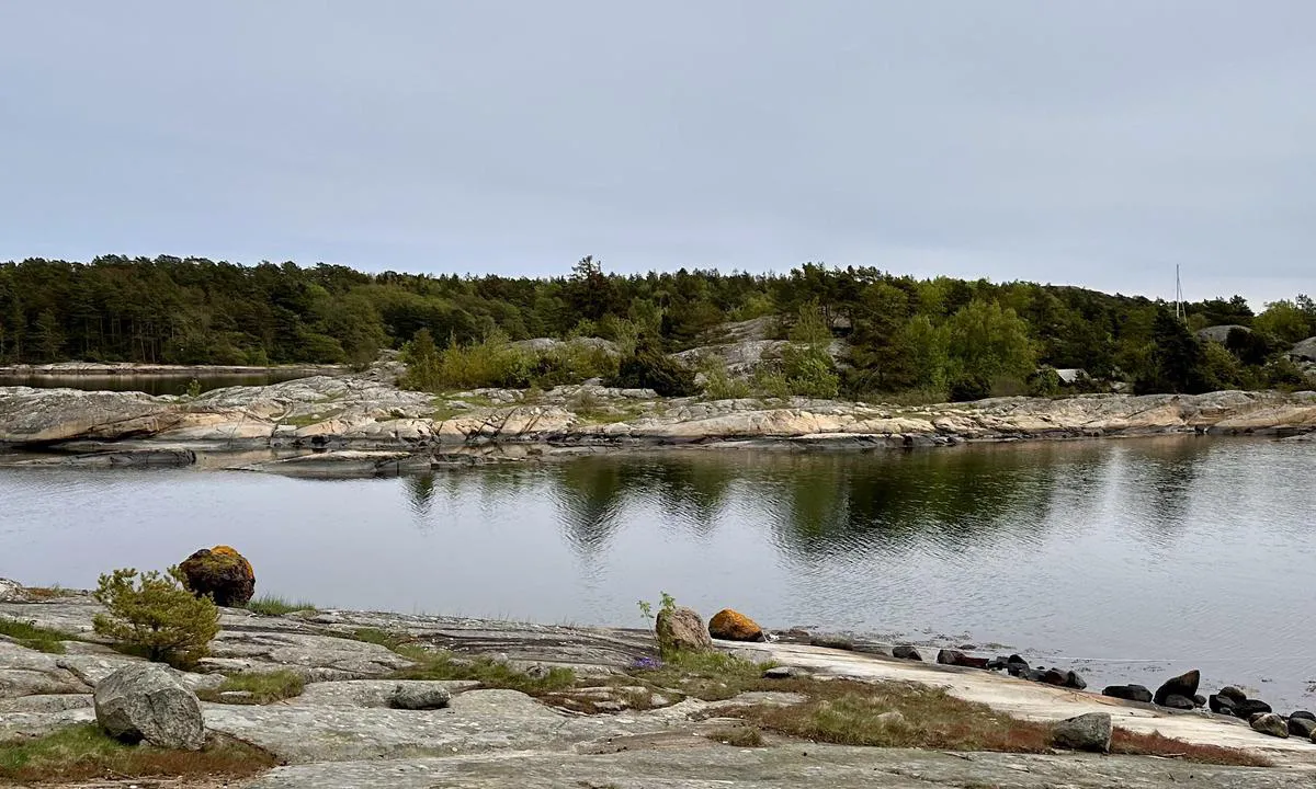 Hui - Eneboeren: Sett mot øst. Toalett i det lille bygget litt mot sør. Visstnok søppel også, men stengt nå i mai. Bare ankring for småbåter på denne siden. Større båter fra nord og videre sørover på østsiden av øya. Mange muligheter.