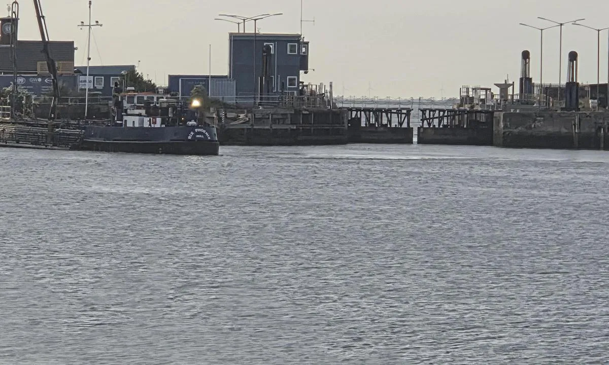 Humber Cruising Association - Grimsby: {"base": "no", "no": "Porten som er \u00e5pen 2 timer f\u00f8r til 2 timer etter h\u00f8yvann.\r\nSrlv pm porten er \u00e5pen forventer Harbourmaster \u00e5 bli varslet og godkjenne din gjennomkj\u00f8ring", "se": "Porten som \u00e4r \u00f6ppen 2 timmar f\u00f6re till 2 timmar efter h\u00f6gvatten.<br>Om porten \u00e4r \u00f6ppen f\u00f6rv\u00e4ntar sig hamnkaptenen att bli underr\u00e4ttad och att godk\u00e4nna din passering.", "en": "The gate is open from 2 hours before to 2 hours after high tide. If the gate is open at other times, the Harbourmaster expects to be notified and approve your passage.", "da": "Porten, som er \u00e5ben 2 timer f\u00f8r til 2 timer efter h\u00f8jvande. Selv om porten er \u00e5ben, forventer Harbormaster at blive varslet og godkende din gennemk\u00f8rsel.", "fr": "La porte est ouverte 2 heures avant et 2 heures apr\u00e8s la mar\u00e9e haute. <br> Si la porte est ouverte en dehors de ces heures, le ma\u00eetre du port s'attend \u00e0 \u00eatre inform\u00e9 et \u00e0 approuver votre passage.", "de": "Das Tor ist 2 Stunden vor bis 2 Stunden nach Hochwasser ge\u00f6ffnet.<br>Sollte die Passage au\u00dferhalb dieser Zeiten erforderlich sein, wird erwartet, dass der Hafenmeister informiert wird und die Durchfahrt genehmigt.", "es": "La puerta est\u00e1 abierta 2 horas antes hasta 2 horas despu\u00e9s de la marea alta.<br>Si necesita que la puerta est\u00e9 abierta fuera de este horario, el maestro del puerto espera ser notificado y aprobar su paso.", "it": "Il portone \u00e8 aperto 2 ore prima e 2 ore dopo l'alta marea.<br> Se il portone \u00e8 aperto, il Capo Porto si aspetta di essere informato e approvare il tuo passaggio.", "pt": "O port\u00e3o est\u00e1 aberto 2 horas antes at\u00e9 2 horas ap\u00f3s a mar\u00e9 alta. Se o port\u00e3o for aberto fora desse hor\u00e1rio, o Capit\u00e3o do Porto espera ser notificado e aprovar sua passagem.", "nl": "De poort die 2 uur voor tot 2 uur na hoogwater open is. <br> Indien de poort in een andere periode wordt geopend, verwacht de Havenmeester ge\u00efnformeerd te worden en goedkeuring te geven voor uw passage.", "pl": "Brama, kt\u00f3ra jest otwarta 2 godziny przed i 2 godziny po przyp\u0142ywie. <br> Je\u015bli brama jest otwarta, portmaster oczekuje powiadomienia i zatwierdzenia twojego przejazdu", "uk": "\u0411\u0440\u0430\u043c\u0430, \u044f\u043a\u0430 \u0432\u0456\u0434\u043a\u0440\u0438\u0442\u0430 \u0437\u0430 2 \u0433\u043e\u0434\u0438\u043d\u0438 \u0434\u043e \u0456 2 \u0433\u043e\u0434\u0438\u043d\u0438 \u043f\u0456\u0441\u043b\u044f \u043f\u0440\u0438\u043f\u043b\u0438\u0432\u0443. \u042f\u043a\u0449\u043e \u0431\u0440\u0430\u043c\u0430 \u0432\u0456\u0434\u043a\u0440\u0438\u0442\u0430 \u043f\u043e\u0437\u0430 \u0446\u0438\u043c\u0438 \u0433\u043e\u0434\u0438\u043d\u0430\u043c\u0438, Harbourmaster \u043e\u0447\u0456\u043a\u0443\u0454, \u0449\u043e \u0439\u043e\u043c\u0443 \u043f\u043e\u0432\u0456\u0434\u043e\u043c\u043b\u044f\u0442\u044c \u0456 \u0432\u0456\u043d \u0441\u0445\u0432\u0430\u043b\u0438\u0442\u044c \u0432\u0430\u0448 \u043f\u0440\u043e\u0445\u0456\u0434.", "ro": "Poarta este deschis\u0103 cu 2 ore \u00eenainte \u0219i 2 ore dup\u0103 mareea \u00eenalt\u0103. <br /> Dac\u0103 dori\u021bi s\u0103 folosi\u021bi poarta \u00een afara acestui interval, <br /> este de a\u0219teptat ca Harbourmaster s\u0103 fie notificat \u0219i s\u0103 aprobe trecerea dvs.", "tr": "Kap\u0131, y\u00fcksek su seviyesinden 2 saat \u00f6nce ile 2 saat sonras\u0131na kadar a\u00e7\u0131kt\u0131r. Kap\u0131 a\u00e7\u0131kken Harbourmaster, ge\u00e7i\u015finizden haberdar edilip onaylanmas\u0131n\u0131 bekler.", "el": "\u0397 \u03c0\u03cd\u03bb\u03b7 \u03c0\u03bf\u03c5 \u03b5\u03af\u03bd\u03b1\u03b9 \u03b1\u03bd\u03bf\u03b9\u03c7\u03c4\u03ae 2 \u03ce\u03c1\u03b5\u03c2 \u03c0\u03c1\u03b9\u03bd \u03ad\u03c9\u03c2 2 \u03ce\u03c1\u03b5\u03c2 \u03bc\u03b5\u03c4\u03ac \u03c4\u03b7\u03bd \u03c5\u03c8\u03b7\u03bb\u03ae \u03c0\u03b1\u03bb\u03af\u03c1\u03c1\u03bf\u03b9\u03b1. <br> \u03a3\u0395 \u03c0\u03b5\u03c1\u03af\u03c0\u03c4\u03c9\u03c3\u03b7 \u03c0\u03bf\u03c5 \u03b7 \u03c0\u03cd\u03bb\u03b7 \u03b5\u03af\u03bd\u03b1\u03b9 \u03b1\u03bd\u03bf\u03b9\u03c7\u03c4\u03ae, \u03bf \u03bb\u03b9\u03bc\u03b5\u03bd\u03ac\u03c1\u03c7\u03b7\u03c2 \u03b1\u03bd\u03b1\u03bc\u03ad\u03bd\u03b5\u03b9 \u03bd\u03b1 \u03b5\u03b9\u03b4\u03bf\u03c0\u03bf\u03b9\u03b7\u03b8\u03b5\u03af \u03ba\u03b1\u03b9 \u03bd\u03b1 \u03b5\u03b3\u03ba\u03c1\u03af\u03bd\u03b5\u03b9 \u03c4\u03b7 \u03b4\u03b9\u03ad\u03bb\u03b5\u03c5\u03c3\u03ae \u03c3\u03b1\u03c2.", "cs": "Br\u00e1na je otev\u0159ena 2 hodiny p\u0159ed a 2 hodiny po p\u0159\u00edlivu. Pokud je br\u00e1na otev\u0159ena, o\u010dek\u00e1v\u00e1 Harbourmaster, \u017ee bude informov\u00e1n a schv\u00e1l\u00ed v\u00e1\u0161 pr\u016fjezd.", "hu": "A kapu nyitva van dag\u00e1ly el\u0151tt 2 \u00f3r\u00e1val \u00e9s dag\u00e1ly ut\u00e1n 2 \u00f3r\u00e1val.<br>Ssrlv.<br>Ha a kapu nyitva van, a kik\u00f6t\u0151mester elv\u00e1rja, hogy \u00e9rtes\u00edts\u00e9k \u00e9s j\u00f3v\u00e1hagyja az \u00e1thalad\u00e1s\u00e1t.", "fi": "Portti on auki 2 tuntia ennen ja 2 tuntia j\u00e4lkeen korkeavesi.<br>Srlv pm portti on auki - satamakapteeni odottaa ilmoitusta ja hyv\u00e4ksyy l\u00e4pikulkuasi", "bg": "\u041f\u043e\u0440\u0442\u0430\u0442\u0430 \u0435 \u043e\u0442\u0432\u043e\u0440\u0435\u043d\u0430 2 \u0447\u0430\u0441\u0430 \u043f\u0440\u0435\u0434\u0438 \u0438 2 \u0447\u0430\u0441\u0430 \u0441\u043b\u0435\u0434 \u0432\u0438\u0441\u043e\u043a\u0430\u0442\u0430 \u0432\u043e\u0434\u0430. S\u00f8rg pm \u043f\u043e\u0440\u0442\u0430\u0442\u0430 \u0435 \u043e\u0442\u0432\u043e\u0440\u0435\u043d\u0430 \u043e\u0447\u0430\u043a\u0432\u0430\u0439\u0442\u0435 Harbourmaster \u0434\u0430 \u0431\u044a\u0434\u0435 \u0443\u0432\u0435\u0434\u043e\u043c\u0435\u043d \u0438 \u043e\u0434\u043e\u0431\u0440\u0438 \u0432\u0430\u0448\u0435\u0442\u043e \u043f\u0440\u0435\u043c\u0438\u043d\u0430\u0432\u0430\u043d\u0435.", "sr": "Kapija koja je otvorena 2 sata pre do 2 sata posle visokog plima. <br>Srlv pm kapija je otvorena, o\u010dekuje se da Harburmaster bude obave\u0161ten i odobri va\u0161 prolaz.", "et": "V\u00e4rav on avatud 2 tundi enne ja 2 tundi p\u00e4rast k\u00f5rgvett. V\u00e4ljaspool t\u00f6\u00f6aega, kui v\u00e4rav on avatud, ootab sadamakapten teavitust ja peab teie l\u00e4bimise heaks kiitma.", "lv": "V\u0101rti ir atv\u0113rti 2 stundas pirms un 2 stundas p\u0113c paisuma.<br>Srlv pm v\u0101rti ir atv\u0113rti, Harbourmaster sagaida, ka j\u016bs pazi\u0146osit un sa\u0146emsit apstiprin\u0101jumu pirms izbrauk\u0161anas.", "lt": "Vartai yra atviri 2 valandas prie\u0161 iki 2 valand\u0173 po auk\u0161to vandens.<br> Jei vartai yra atidaryti, Uosto kapitonas laukia j\u016bs\u0173 prane\u0161imo ir turi patvirtinti j\u016bs\u0173 per\u0117jim\u0105."}