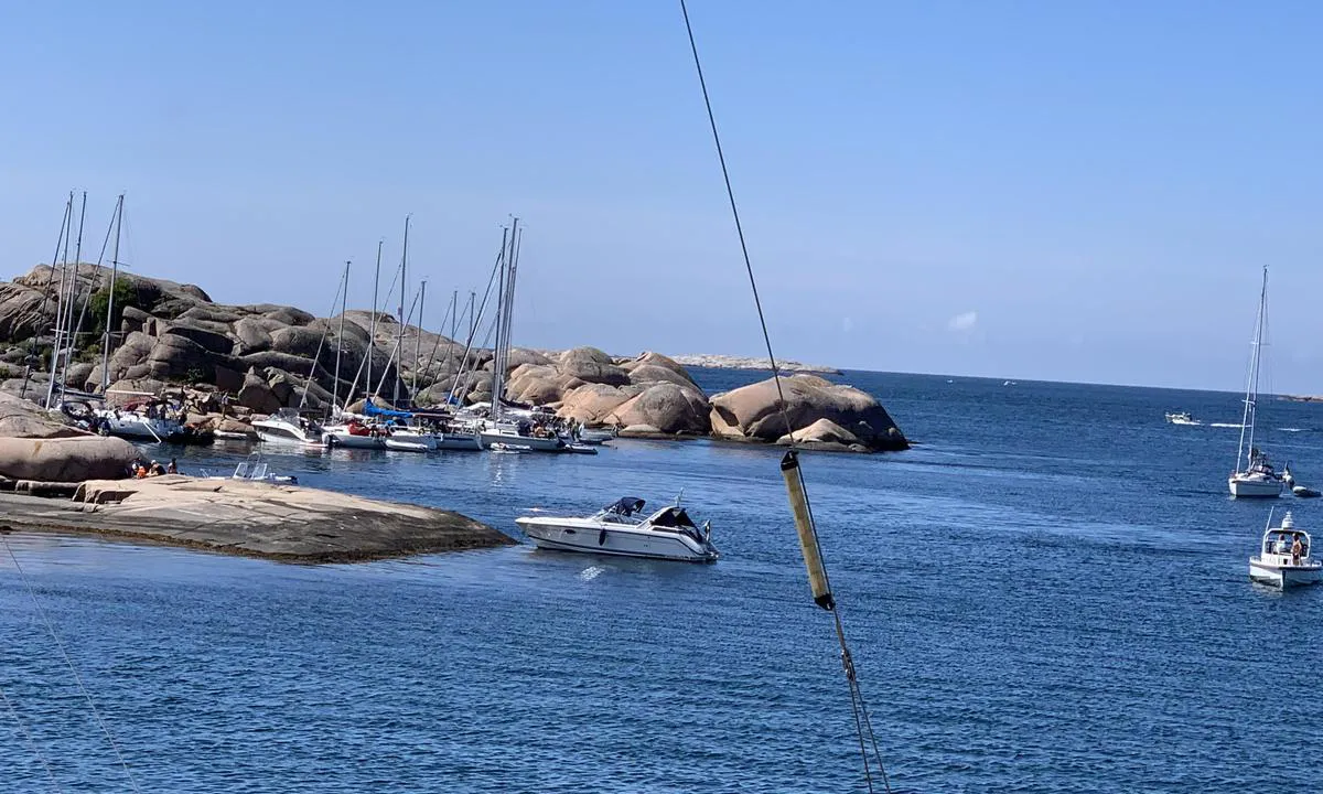 Yttre Huö: Seilbåtene på dette bildet - like innenfor innseilingen fra vest har god dybde inn til land og kan fortøye i bolter. Rett til venstre på bildet (skjult av odden) ligger det en liten Strand og innenfor den er det utedo.