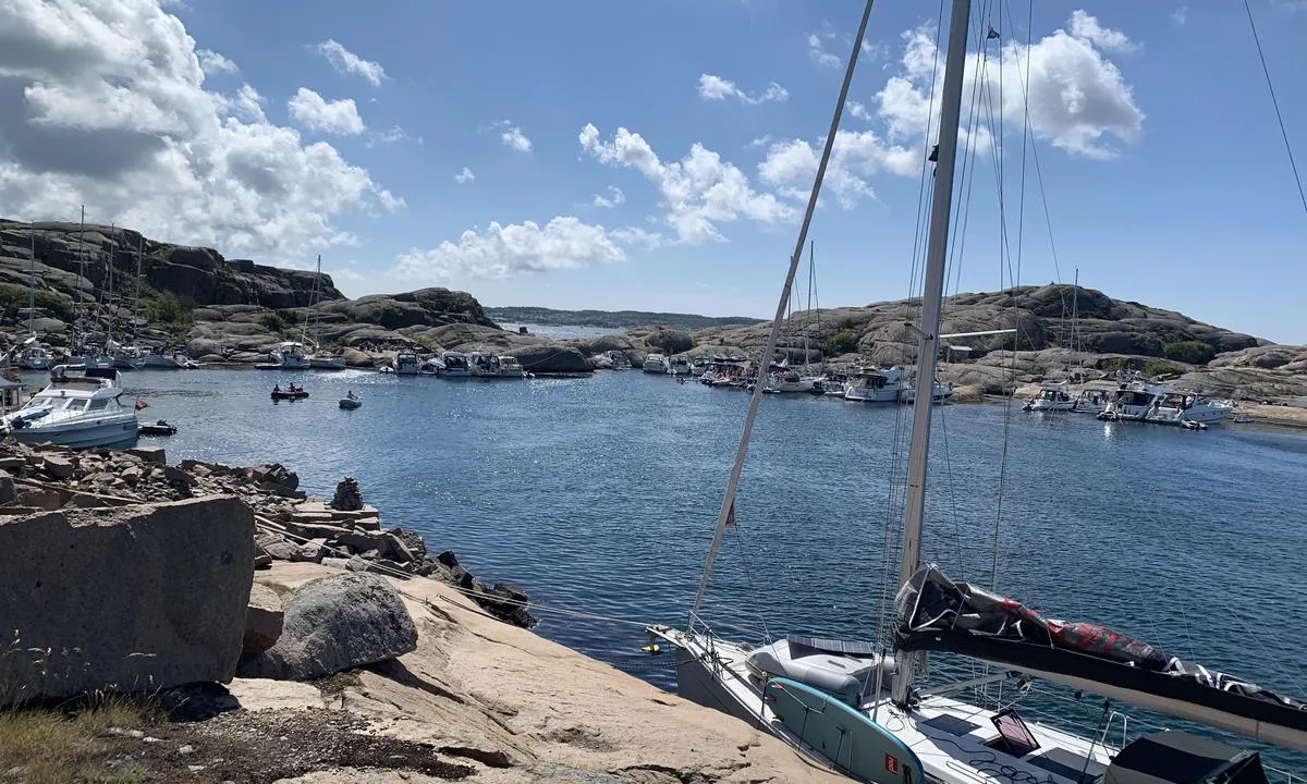 Inre Huö - Susund: Sett fra flatholmen og inn på den indre viken. Der varierer dybden mot land en god del - så kikk nøye før du går inn med seilbåt. 
Longside plassen i forgrunnen ligger der Flatholmen har et 1,5m vertikalt dropp - før og etter ligger det kampesteiner. Det sitter en «permanent kile» midt på Longside plassen som er god å ha når man går inn - men du må slå i egne for å fortøye ordentlig.