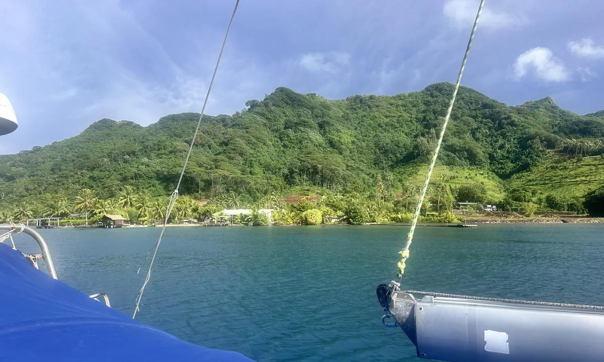 Hurepiti Bay - Tahaa: {"base": "no", "no": "Fra b\u00e5ten mot nord 1", "se": "Fr\u00e5n b\u00e5ten mot norr 1", "en": "From the boat facing north 1", "da": "Fra b\u00e5den mod nord 1", "fr": "De bateau vers le nord 1", "de": "Vom Boot nach Norden 1", "es": "Desde el barco hacia el norte 1", "it": "Dalla barca verso nord 1", "pt": "Desde o barco em dire\u00e7\u00e3o ao norte 1", "nl": "Vanaf de boot richting het noorden", "pl": "Z \u0142odzi na p\u00f3\u0142noc 1", "uk": "\u0412\u0456\u0434 \u0447\u043e\u0432\u043d\u0430 \u043d\u0430 \u043f\u0456\u0432\u043d\u0456\u0447 1", "ro": "De la barc\u0103 spre nord 1", "tr": "Kuzeye do\u011fru tekneden 1", "el": "\u0391\u03c0\u03cc \u03c4\u03bf \u03c0\u03bb\u03bf\u03af\u03bf \u03c0\u03c1\u03bf\u03c2 \u03c4\u03bf \u03b2\u03bf\u03c1\u03c1\u03ac 1", "cs": "Z lodi sm\u011brem na sever 1", "hu": "A haj\u00f3b\u00f3l \u00e9szak fel\u00e9 1", "fi": "Veneest\u00e4 pohjoiseen 1", "bg": "\u041e\u0442 \u043b\u043e\u0434\u043a\u0430\u0442\u0430 \u043d\u0430 \u0441\u0435\u0432\u0435\u0440 1", "sr": "Iz \u010damca prema severu 1", "et": "Paadist p\u00f5hja poole 1", "lv": "No laivas uz zieme\u013ciem 1", "lt": "Nuo valties \u012f \u0161iaur\u0119 1"}