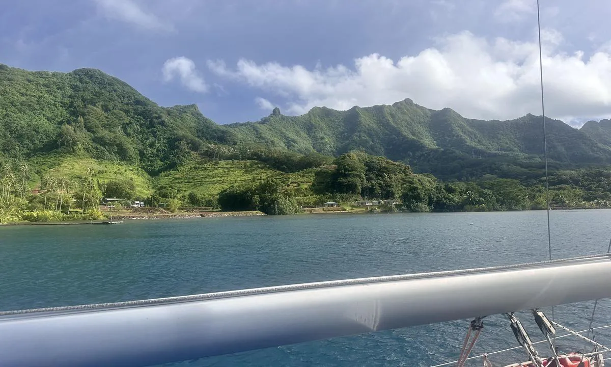Hurepiti Bay - Tahaa: {"base": "no", "no": "Fra b\u00e5ten mot sud", "se": "Fr\u00e5n b\u00e5ten mot syd", "en": "From the boat towards the south", "da": "Fra b\u00e5den mod syd", "fr": "Depuis le bateau vers le sud", "de": "Von Booten gegen S\u00fcden", "es": "Desde el barco hacia el sur", "it": "Dalla barca verso sud", "pt": "Da embarca\u00e7\u00e3o em dire\u00e7\u00e3o ao sul", "nl": "Vanuit de boot naar het zuiden", "pl": "Od \u0142odzi w kierunku po\u0142udniowym", "uk": "\u0412\u0456\u0434 \u0447\u043e\u0432\u043d\u0430 \u043d\u0430 \u043f\u0456\u0432\u0434\u0435\u043d\u044c", "ro": "Din ambarca\u021biune c\u0103tre sud", "tr": "Tekneden g\u00fcneye do\u011fru", "el": "\u0391\u03c0\u03cc \u03c4\u03b7\u03bd \u03b2\u03ac\u03c1\u03ba\u03b1 \u03c0\u03c1\u03bf\u03c2 \u03c4\u03bf\u03bd \u03bd\u03cc\u03c4\u03bf", "cs": "Z lodi na jih", "hu": "A haj\u00f3r\u00f3l d\u00e9l fel\u00e9", "fi": "Veneest\u00e4 katsottuna etel\u00e4\u00e4n", "bg": "\u041e\u0442 \u043b\u043e\u0434\u043a\u0430\u0442\u0430 \u043d\u0430 \u0441\u0435\u0432\u0435\u0440", "sr": "\u0418\u0437 \u0447\u0430\u043c\u0446\u0430 \u043a\u0430 \u0458\u0443\u0433\u0443", "et": "Paadist l\u00f5una poole", "lv": "No laivas uz j\u016bras", "lt": "Nuo laivo link piet\u0173"}