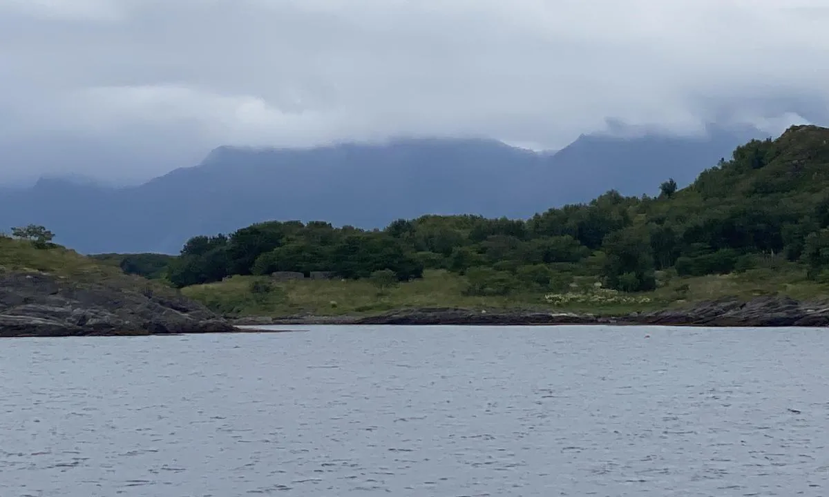 Husøya: {"base": "en", "no": "s/y Blue Lady", "se": "sy Blue Lady", "en": "sy Blue Lady", "da": "sy <i>Blue Lady</i>"}