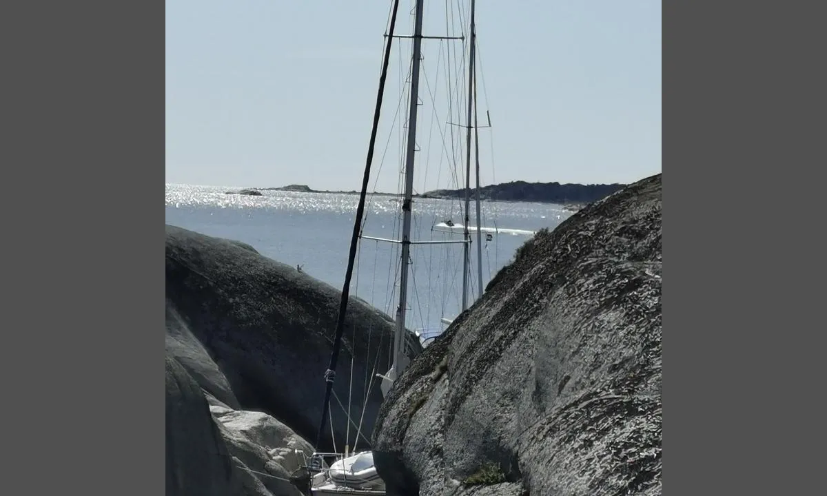 Bilde fra Sprekken 100m mot NV fra Ildverket vesg. Spektakulær plass for tortøyning. Plass til 3 seilbåter.