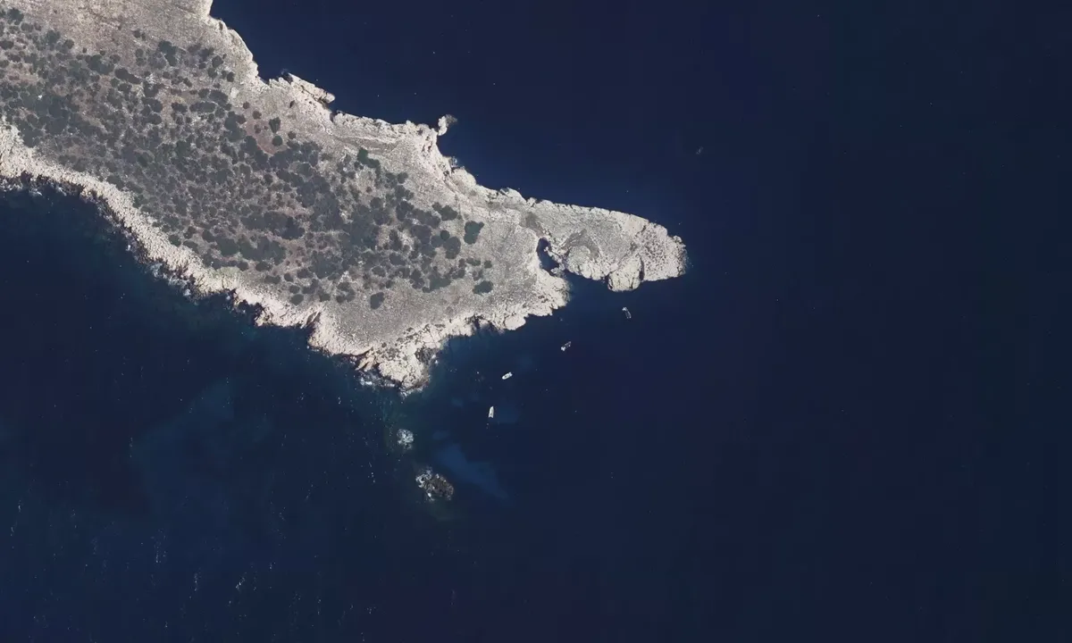 Satelite image of île Calseraigne