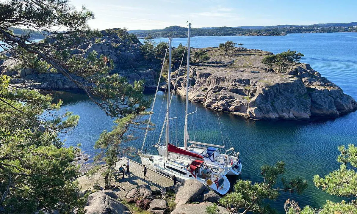 {"base": "no", "no": "Den offentlige brygga p\u00e5 Indre Hellers\u00f8ya (OBS: Grunt farvann 2-3 meter).", "se": "Den offentliga kajen p\u00e5 Inre Hellers\u00f6ya (OBS: Grundt vatten 2-3 meter).", "en": "The public pier at Indre Hellers\u00f8ya (NOTE: Shallow waters 2-3 meters).", "da": "Den offentlige bro p\u00e5 Indre Hellers\u00f8ya (OBS: Lavt vand 2-3 meter).", "fr": "Le quai public \u00e0 Indre Hellers\u00f8ya (ATTENTION : eaux peu profondes 2-3 m\u00e8tres).", "de": "Der \u00f6ffentliche Steg auf Indre Hellers\u00f8ya (Achtung: Flaches Gew\u00e4sser 2-3 Meter).", "es": "El muelle p\u00fablico en Indre Hellers\u00f8ya (OBS: Aguas poco profundas de 2-3 metros).", "it": "Il molo pubblico su Indre Hellers\u00f8ya (ATTENZIONE: acque basse 2-3 metri).", "pt": "O cais p\u00fablico em Indre Hellers\u00f8ya (ATEN\u00c7\u00c3O: \u00c1guas rasas de 2-3 metros).", "nl": "De openbare steiger op Indre Hellers\u00f8ya (NB: Ondiep water 2-3 meter).", "pl": "Publiczny pomost na Indre Hellers\u00f8ya (UWAGA: P\u0142ytkie wody 2-3 metry).", "uk": "\u0413\u0440\u043e\u043c\u0430\u0434\u0441\u044c\u043a\u0438\u0439 \u043f\u0440\u0438\u0447\u0430\u043b \u043d\u0430 \u0406\u043d\u043d\u0435\u0440 \u0413\u0435\u043b\u043b\u0435\u0440\u044c\u043e\u0439\u044f (\u0423\u0412\u0410\u0413\u0410: \u041c\u0456\u043b\u043a\u043e\u0432\u043e\u0434\u0434\u044f 2-3 \u043c\u0435\u0442\u0440\u0438).", "ro": "Cheiul public de pe Insula Interioar\u0103 Hellers\u00f8ya (NOT\u0102: Ap\u0103 mic\u0103 de 2-3 metri).", "tr": "\u0130\u00e7 Hellers\u00f8ya'daki kamu iskelesi (D\u0130KKAT: S\u0131\u011f sular 2-3 metre).", "el": "\u0397 \u03b4\u03b7\u03bc\u03cc\u03c3\u03b9\u03b1 \u03c0\u03c1\u03bf\u03b2\u03bb\u03ae\u03c4\u03b1 \u03c3\u03c4\u03b7\u03bd \u0395\u03c3\u03c9\u03c4\u03b5\u03c1\u03b9\u03ba\u03ae \u039d\u03ae\u03c3\u03bf \u03a7\u03ad\u03bb\u03bb\u03b5\u03c1\u03c3\u03cc\u03b3\u03b9\u03b1 (\u03a0\u03a1\u039f\u03a3\u039f\u03a7\u0397: \u03a1\u03b7\u03c7\u03ac \u03bd\u03b5\u03c1\u03ac 2-3 \u03bc\u03ad\u03c4\u03c1\u03b1).", "cs": "Ve\u0159ejn\u00e9 molo na Indre Hellers\u00f8ya (POZOR: M\u011blk\u00e9 vody 2-3 metry).", "hu": "A nyilv\u00e1nos m\u00f3l\u00f3 Indre Hellers\u00f8ya-n (FIGYELEM: Sek\u00e9ly v\u00edz 2-3 m\u00e9ter).", "fi": "Julkinen laituri Indre Hellers\u00f8yalla (HUOM: Matalavesialue 2-3 metri\u00e4).", "bg": "\u041e\u0431\u0449\u0435\u0441\u0442\u0432\u0435\u043d\u0438\u044f\u0442 \u043a\u0435\u0439 \u043d\u0430 \u0412\u044a\u0442\u0440\u0435\u0448\u0435\u043d \u0425\u0435\u043b\u043b\u0435\u0440\u0441\u043e\u0439\u0430 (\u0417\u0410\u0411\u0415\u041b\u0415\u0416\u041a\u0410: \u041f\u043b\u0438\u0442\u043a\u0438 \u0432\u043e\u0434\u0438 2-3 \u043c\u0435\u0442\u0440\u0430).", "sr": "Javna pristani\u0161ta na Indre Hellers\u00f8ya (PA\u017dNJA: Plitke vode 2-3 metra).", "et": "Indre Hellers\u00f8ya avalik kai (T\u00e4helepanu: Madalad veed 2-3 meetrit).", "lv": "Publisk\u0101 piest\u0101tne uz Indre Hellers\u00f8ya (UZMAN\u012aBU: Seklie \u016bde\u0146i 2-3 metri).", "lt": "Vie\u0161asis prieplauka Indre Hellers\u00f8ya (D\u0116MESIO: Negilu vanduo 2-3 metrai)."}