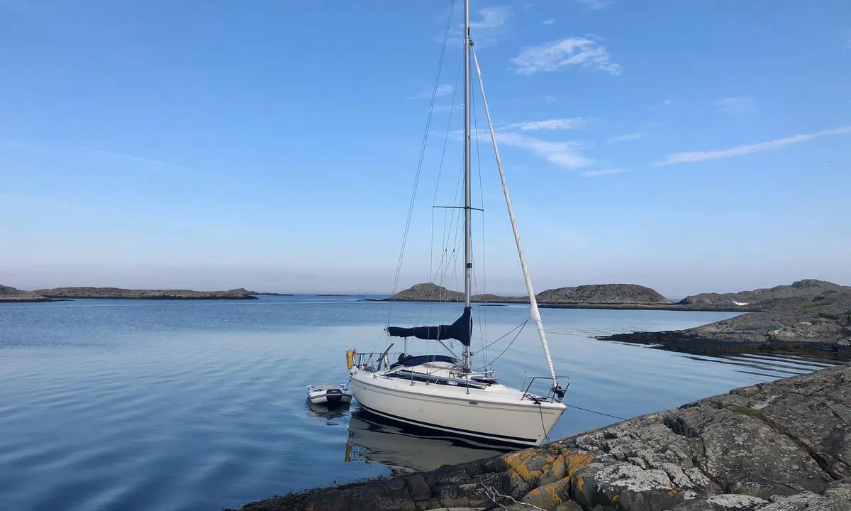 På Indre Lindøy fortøyer du med dregg mot land. Vær oppmerksom på at det er ganske grunt her, særlig i bukta innenfor båten på bildet.