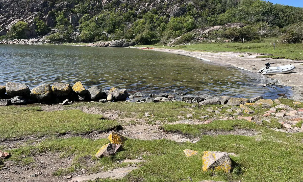 Flott sandstrand innerst i viken med 3 grillplasser og turstier