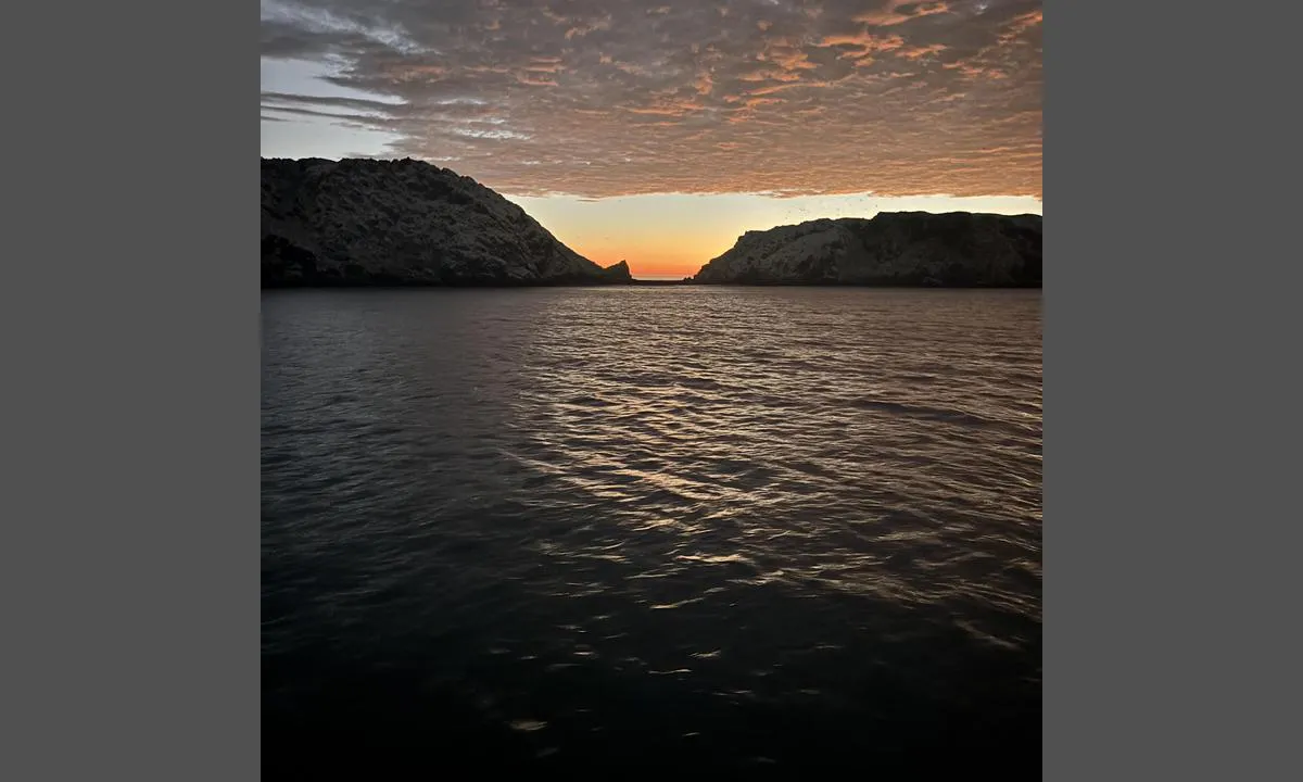 Isla Foca: {"base": "no", "no": "Solnedgang fra der vi ligger", "se": "Solnedg\u00e5ng fr\u00e5n d\u00e4r vi ligger", "en": "Sunset from where we are moored", "da": "Solnedgang fra der vi ligger", "fr": "Coucher de soleil depuis notre emplacement", "de": "Sonnenuntergang von unserem Liegeplatz", "es": "Puesta de sol desde donde estamos amarrados", "it": "Tramonto dal nostro ormeggio", "pt": "P\u00f4r do sol de onde estamos atracados", "nl": "Zonsondergang vanaf waar we liggen", "pl": "Zach\u00f3d s\u0142o\u0144ca z miejsca, gdzie stoimy", "uk": "\u0417\u0430\u0445\u0456\u0434 \u0441\u043e\u043d\u0446\u044f \u0437 \u0442\u043e\u0433\u043e \u043c\u0456\u0441\u0446\u044f, \u0434\u0435 \u043c\u0438 \u0441\u0442\u043e\u0457\u043c\u043e", "ro": "Apus de soare din locul unde ne afl\u0103m", "tr": "Bulundu\u011fumuz yerden g\u00fcn bat\u0131m\u0131", "el": "\u0397\u03bb\u03b9\u03bf\u03b2\u03b1\u03c3\u03af\u03bb\u03b5\u03bc\u03b1 \u03b1\u03c0\u03cc \u03c4\u03bf \u03c3\u03b7\u03bc\u03b5\u03af\u03bf \u03cc\u03c0\u03bf\u03c5 \u03b5\u03af\u03bc\u03b1\u03c3\u03c4\u03b5 \u03b1\u03b3\u03ba\u03c5\u03c1\u03bf\u03b2\u03bf\u03bb\u03b7\u03bc\u03ad\u03bd\u03bf\u03b9", "cs": "Z\u00e1pad slunce z m\u00edsta, kde kotv\u00edme", "hu": "Naplemente onnan, ahol feksz\u00fcnk", "fi": "Auringonlasku silt\u00e4 miss\u00e4 olemme ankkuroituna", "bg": "\u0417\u0430\u043b\u0435\u0437 \u043e\u0442 \u043c\u044f\u0441\u0442\u043e\u0442\u043e, \u043a\u044a\u0434\u0435\u0442\u043e \u0441\u043c\u0435 \u0437\u0430\u043a\u043e\u0442\u0432\u0435\u043d\u0438", "sr": "Zalazak sunca sa mesta gde le\u017eimo", "et": "P\u00e4ikeseloojang sealt, kus me asume", "lv": "Saulriets no vietas, kur m\u0113s atrodamies", "lt": "Saul\u0117lydis nuo ten, kur esame prisi\u0161vartav\u0119"}