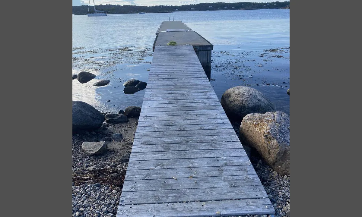 Jerkholmen: {"base": "no", "no": "Fin brygge med dybder p\u00e5 2 meter og mindre", "se": "Fin brygga med djup p\u00e5 2 meter och mindre", "en": "Nice dock with depths of 2 meters and less", "da": "Fin bro med dybder p\u00e5 2 meter og mindre", "fr": "Beau quai avec des profondeurs de 2 m\u00e8tres et moins", "de": "Guter Steg mit Tiefen von 2 Metern und weniger", "es": "Muelle fino con profundidades de 2 metros y menos", "it": "Pontile ben fatto con profondit\u00e0 di 2 metri e meno", "pt": "Cais bom com profundidades de 2 metros e menos", "nl": "Mooie aanlegsteiger met diepten van 2 meter en minder", "pl": "Dobry pomost z g\u0142\u0119boko\u015bciami 2 metr\u00f3w i mniejszymi", "uk": "\u0427\u0443\u0434\u043e\u0432\u0438\u0439 \u043f\u0440\u0438\u0447\u0430\u043b \u0437 \u0433\u043b\u0438\u0431\u0438\u043d\u0430\u043c\u0438 2 \u043c\u0435\u0442\u0440\u0438 \u0456 \u043c\u0435\u043d\u0448\u0435", "ro": "Debarcader bun cu ad\u00e2ncimi de 2 metri \u0219i mai pu\u021bin", "tr": "G\u00fczel bir iskele, 2 metre ve daha az derinlikte", "el": "\u039a\u03b1\u03bb\u03ae \u03c0\u03c1\u03bf\u03b2\u03bb\u03ae\u03c4\u03b1 \u03bc\u03b5 \u03b2\u03ac\u03b8\u03b7 \u03c3\u03c4\u03b1 2 \u03bc\u03ad\u03c4\u03c1\u03b1 \u03ba\u03b1\u03b9 \u03c0\u03b9\u03bf \u03c1\u03b7\u03c7\u03ac", "cs": "Dobr\u00fd p\u0159\u00edstav s hloubkou 2 metry a m\u00e9n\u011b", "hu": "Sz\u00e9p m\u00f3l\u00f3 2 m\u00e9teres vagy ann\u00e1l kisebb m\u00e9lys\u00e9ggel", "fi": "Hyv\u00e4 laituri, jossa syvyys on 2 metri\u00e4 ja v\u00e4hemm\u00e4n", "bg": "\u0414\u043e\u0431\u044a\u0440 \u043a\u0435\u0439 \u0441 \u0434\u044a\u043b\u0431\u043e\u0447\u0438\u043d\u0430 2 \u043c\u0435\u0442\u0440\u0430 \u0438 \u043f\u043e-\u043c\u0430\u043b\u043a\u043e", "sr": "Dobar mol sa dubinama od 2 metra i manje", "et": "Ilus sadamakai s\u00fcgavustega 2 meetrit ja madalam", "lv": "Labs piest\u0101tne ar dzi\u013cumu 2 metri un maz\u0101k", "lt": "Geras prieplauka su 2 metr\u0173 ir ma\u017eesniu gyliu"}