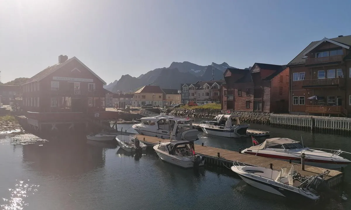 Kabelvåg: {"base": "de", "no": "Liten brygge i bakgrunnen ogs\u00e5 egnet for motorb\u00e5ter. Vann p\u00e5 land.", "se": "Liten brygga i bakgrunden ocks\u00e5 l\u00e4mplig f\u00f6r motorb\u00e5tar. Vatten p\u00e5 land.", "en": "Small jetty in the background also suitable for motorboats. Water on shore.", "da": "Lille bro i baggrunden ogs\u00e5 egnet til motorb\u00e5de. Vand p\u00e5 land.", "fr": "Petit ponton en arri\u00e8re-plan \u00e9galement adapt\u00e9 pour les bateaux \u00e0 moteur. Eau \u00e0 terre.", "de": "Kleiner Steg im Hintergrund auch f\u00fcr Motorboote geeignet. Wasser an Land.", "es": "Peque\u00f1o muelle en el fondo, tambi\u00e9n adecuado para embarcaciones a motor. Agua en tierra.", "it": "Piccolo molo in fondo adatto anche per motoscafi. Acqua a terra.", "pt": "Pequeno cais ao fundo tamb\u00e9m adequado para barcos a motor. \u00c1gua em terra.", "nl": "Kleine steiger op de achtergrond ook geschikt voor motorboten. Water aan wal.", "pl": "Ma\u0142y pomost w tle r\u00f3wnie\u017c odpowiedni dla \u0142odzi motorowych. Woda na l\u0105dzie.", "uk": "\u041d\u0435\u0432\u0435\u043b\u0438\u043a\u0438\u0439 \u043f\u0440\u0438\u0447\u0430\u043b \u043d\u0430 \u0442\u043b\u0456 \u0442\u0430\u043a\u043e\u0436 \u043f\u0456\u0434\u0445\u043e\u0434\u0438\u0442\u044c \u0434\u043b\u044f \u043c\u043e\u0442\u043e\u0440\u043d\u0438\u0445 \u0447\u043e\u0432\u043d\u0456\u0432. \u0412\u043e\u0434\u0430 \u043d\u0430 \u0441\u0443\u0445\u043e\u0434\u043e\u043b\u0456.", "ro": "Pontonul mic din fundal este, de asemenea, potrivit pentru b\u0103rci cu motor. Ap\u0103 pe uscat.", "tr": "Arka plandaki k\u00fc\u00e7\u00fck iskele motorlu tekneler i\u00e7in de uygundur. Karada su vard\u0131r.", "el": "\u039c\u03b9\u03ba\u03c1\u03ae \u03b1\u03c0\u03bf\u03b2\u03ac\u03b8\u03c1\u03b1 \u03c3\u03c4\u03bf \u03c0\u03b1\u03c1\u03b1\u03c3\u03ba\u03ae\u03bd\u03b9\u03bf \u03ba\u03b1\u03c4\u03ac\u03bb\u03bb\u03b7\u03bb\u03b7 \u03ba\u03b1\u03b9 \u03b3\u03b9\u03b1 \u03bc\u03b7\u03c7\u03b1\u03bd\u03bf\u03ba\u03af\u03bd\u03b7\u03c4\u03b1 \u03c3\u03ba\u03ac\u03c6\u03b7. \u039d\u03b5\u03c1\u03cc \u03c3\u03c4\u03b7\u03bd \u03be\u03b7\u03c1\u03ac.", "cs": "Mal\u00e9 molo v pozad\u00ed vhodn\u00e9 i pro motorov\u00e9 lod\u011b. Voda na pevnin\u011b.", "hu": "H\u00e1tul kis st\u00e9g motorcs\u00f3nakok sz\u00e1m\u00e1ra is alkalmas. V\u00edz a parton.", "fi": "Pieni laituri taustalla sopii my\u00f6s moottoriveneille. Vett\u00e4 maissa.", "bg": "\u041c\u0430\u043b\u044a\u043a \u043a\u0435\u0439 \u043d\u0430 \u0437\u0430\u0434\u0435\u043d \u043f\u043b\u0430\u043d, \u0441\u044a\u0449\u043e \u043f\u043e\u0434\u0445\u043e\u0434\u044f\u0449 \u0437\u0430 \u043c\u043e\u0442\u043e\u0440\u043d\u0438 \u043b\u043e\u0434\u043a\u0438. \u0412\u043e\u0434\u0430 \u043d\u0430 \u0441\u0443\u0448\u0430\u0442\u0430.", "sr": "Mali gat u pozadini pogodan i za motorne \u010damce. Voda na kopnu.", "et": "V\u00e4ike kai taustal sobib ka mootorpaatidele. Vesi maismaal.", "lv": "Neliels piest\u0101tnes posms fon\u0101 ar\u012b piem\u0113rots motorlaiv\u0101m. \u016adens uz sauszemes.", "lt": "Ma\u017eas prieplauka fone tinka ir motorin\u0117ms valtims. Vanduo krante."}