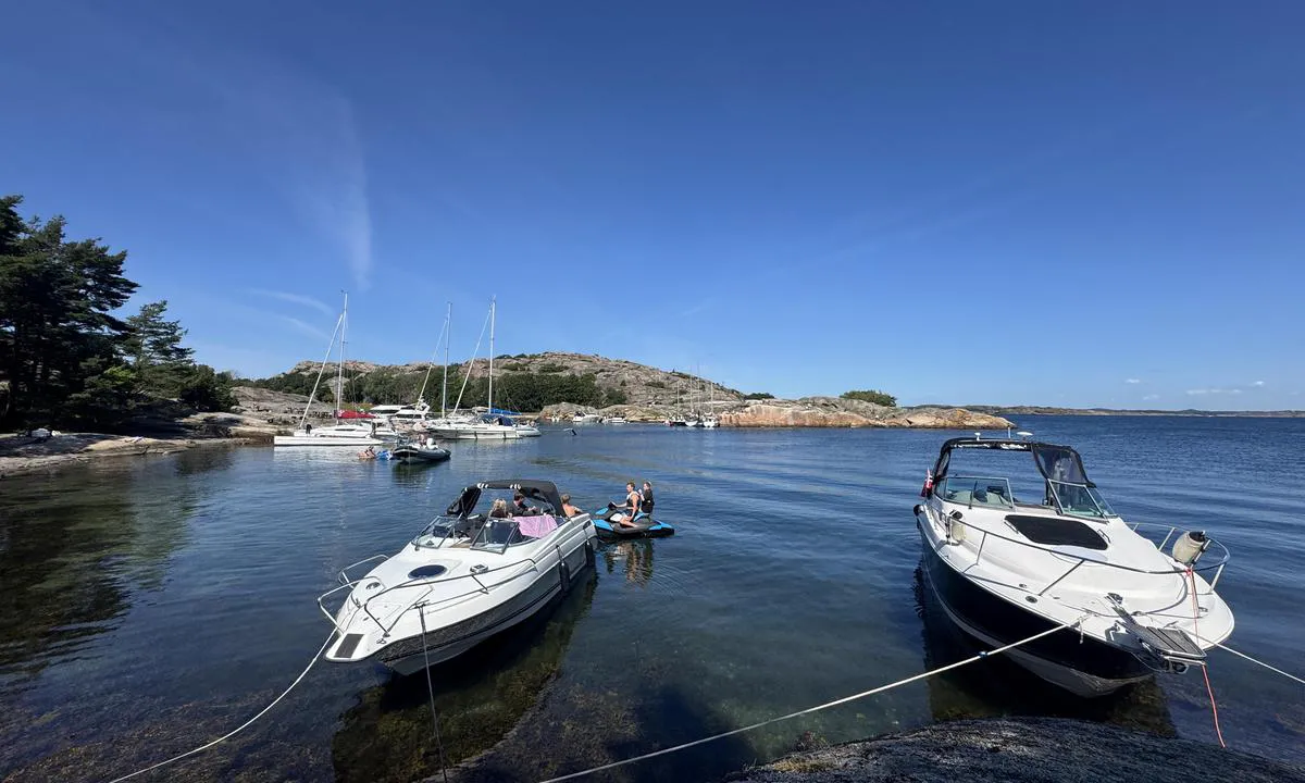 Kälkerön O: {"base": "no", "no": "Bilde tatt fra s\u00f8r-s\u00f8rvest. Ca 80 cm dybde mot den skr\u00e5/bratte siden. Feste i kiler og kampesteiner.", "se": "Bild tagen fr\u00e5n syd-sydv\u00e4st. Ca 80 cm djup mot den sluttande/branta sidan. F\u00e4ste i kilar och stenblock.", "en": "Picture taken from south-southwest. Approximately 80 cm depth towards the sloping/steep side. Fasten to wedges and boulders.", "da": "Billede taget fra syd-sydvest. Ca. 80 cm dybde mod den skr\u00e5/bratte side. F\u00e6ste i kiler og kampesten.", "fr": "Photo prise du sud-sud-ouest. Environ 80 cm de profondeur sur le c\u00f4t\u00e9 inclin\u00e9/escarp\u00e9. Amarrage aux cales et rochers.", "de": "Bild aufgenommen aus S\u00fcds\u00fcdwest. Ca. 80 cm Tiefe an der geneigten/steilen Seite. Befestigung an Keilen und Felsbl\u00f6cken.", "es": "Imagen tomada desde el sur-suroeste. Aproximadamente 80 cm de profundidad hacia el lado inclinado/escarpado. Amarre en cu\u00f1as y rocas.", "it": "Immagine scattata da sud-sudovest. Circa 80 cm di profondit\u00e0 verso il lato inclinato/ripido. Fissaggio con cunei e massi.", "pt": "Imagem tirada do sul-sudoeste. Aproximadamente 80 cm de profundidade na lateral inclinada/\u00edngreme. Fixo em cunhas e pedras grandes.", "nl": "Foto genomen vanuit zuid-zuidwest. Ongeveer 80 cm diepte tegen de schuine/steil opgaande zijde. Bevestiging in wiggen en keien.", "pl": "Zdj\u0119cie zrobione od po\u0142udniowego po\u0142udniowego zachodu. G\u0142\u0119boko\u015b\u0107 ok. 80 cm przy nachylonej/stromej stronie. Mocowanie w klinach i g\u0142azach.", "uk": "\u041a\u0430\u0440\u0442\u0438\u043d\u043a\u0430 \u0437\u0440\u043e\u0431\u043b\u0435\u043d\u0430 \u0437 \u043f\u0456\u0432\u0434\u043d\u044f-\u043f\u0456\u0432\u0434\u0435\u043d\u043d\u043e\u0433\u043e \u0437\u0430\u0445\u043e\u0434\u0443. \u041f\u0440\u0438\u0431\u043b\u0438\u0437\u043d\u043e 80 \u0441\u043c \u0433\u043b\u0438\u0431\u0438\u043d\u0438 \u0431\u0456\u043b\u044f \u043f\u043e\u0445\u0438\u043b\u043e\u0433\u043e/\u0441\u0442\u0440\u0456\u043c\u043a\u043e\u0433\u043e \u0431\u043e\u043a\u0443. \u0417\u0430\u043a\u0440\u0456\u043f\u043b\u0435\u043d\u043d\u044f \u0432 \u043a\u043b\u0438\u043d\u0430\u0445 \u0456 \u0432\u0430\u043b\u0443\u043d\u0430\u0445.", "ro": "Imagine luat\u0103 din sud-sud-vest. Aproximativ 80 cm ad\u00e2ncime c\u0103tre partea \u00eenclinat\u0103/abrupt\u0103. Ancorare \u00een panouri \u0219i bolovani.", "tr": "G\u00fcney-g\u00fcneybat\u0131dan \u00e7ekilen resim. Yakla\u015f\u0131k 80 cm derinlik e\u011fimli/dik kenara do\u011fru. Kama ve b\u00fcy\u00fck kaya par\u00e7alar\u0131nda sabitleme.", "el": "\u0397 \u03b5\u03b9\u03ba\u03cc\u03bd\u03b1 \u03c4\u03c1\u03b1\u03b2\u03ae\u03c7\u03c4\u03b7\u03ba\u03b5 \u03b1\u03c0\u03cc \u03bd\u03cc\u03c4\u03b9\u03bf-\u03bd\u03bf\u03c4\u03b9\u03bf\u03b4\u03c5\u03c4\u03b9\u03ba\u03ac. \u03a0\u03b5\u03c1\u03af\u03c0\u03bf\u03c5 80 \u03b5\u03ba\u03b1\u03c4\u03bf\u03c3\u03c4\u03ac \u03b2\u03ac\u03b8\u03bf\u03c2 \u03c0\u03c1\u03bf\u03c2 \u03c4\u03b7\u03bd \u03ba\u03b5\u03ba\u03bb\u03b9\u03bc\u03ad\u03bd\u03b7/\u03b1\u03c0\u03cc\u03c4\u03bf\u03bc\u03b7 \u03c0\u03bb\u03b5\u03c5\u03c1\u03ac. \u0394\u03ad\u03c3\u03b9\u03bc\u03bf \u03c3\u03b5 \u03c3\u03c6\u03ae\u03bd\u03b5\u03c2 \u03ba\u03b1\u03b9 \u03b2\u03c1\u03ac\u03c7\u03bf\u03c5\u03c2.", "cs": "Obr\u00e1zek po\u0159\u00edzen\u00fd z jiho-jihoz\u00e1padu. Asi 80 cm hloubka sm\u011brem k \u0161ikm\u00e9/strm\u00e9 stran\u011b. Ukotven\u00ed v kl\u00ednech a balvanech.", "hu": "K\u00e9p d\u00e9lnyugatr\u00f3l. K\u00f6r\u00fclbel\u00fcl 80 cm m\u00e9lys\u00e9g a ferde/meredek oldal fel\u00e9. R\u00f6gz\u00edt\u00e9s \u00e9kekkel \u00e9s szikl\u00e1kkal.", "fi": "Kuva otettu etel\u00e4-lounaasta. Noin 80 cm syvyys kohti kaltevaa/jyrkk\u00e4\u00e4 sivua. Kiinnitys kiiloihin ja kiviin.", "bg": "\u0421\u043d\u0438\u043c\u043a\u0430 \u043d\u0430\u043f\u0440\u0430\u0432\u0435\u043d\u0430 \u043e\u0442 \u044e\u0433-\u044e\u0433\u043e\u0437\u0430\u043f\u0430\u0434. \u041e\u043a\u043e\u043b\u043e 80 \u0441\u043c \u0434\u044a\u043b\u0431\u043e\u0447\u0438\u043d\u0430 \u043a\u044a\u043c \u043d\u0430\u043a\u043b\u043e\u043d\u0435\u043d\u0430\u0442\u0430/\u0441\u0442\u0440\u044a\u043c\u043d\u0430\u0442\u0430 \u0441\u0442\u0440\u0430\u043d\u0430. \u0417\u0430\u043a\u0440\u0435\u043f\u0432\u0430\u043d\u0435 \u0432 \u043a\u043b\u0438\u043d\u043e\u0432\u0435 \u0438 \u043a\u0430\u043c\u044a\u043d\u0438.", "sr": "\u0424\u043e\u0442\u043e\u0433\u0440\u0430\u0444\u0438\u0458\u0430 \u0441\u043d\u0438\u043c\u0459\u0435\u043d\u0430 \u0441\u0430 \u0458\u0443\u0433-\u0458\u0443\u0433\u043e\u0437\u0430\u043f\u0430\u0434\u0430. \u041e\u043a\u043e 80 \u0446\u043c \u0434\u0443\u0431\u0438\u043d\u0435 \u043f\u0440\u0435\u043c\u0430 \u043a\u043e\u0441\u043e\u0458/\u0441\u0442\u0440\u043c\u043e\u0458 \u0441\u0442\u0440\u0430\u043d\u0438. \u041f\u0440\u0438\u0447\u0432\u0440\u0448\u045b\u0438\u0432\u0430\u045a\u0435 \u0443 \u043a\u043b\u0438\u043d\u043e\u0432\u0438\u043c\u0430 \u0438 \u043a\u0430\u043c\u0435\u043d\u0438\u043c \u0431\u043b\u043e\u043a\u043e\u0432\u0438\u043c\u0430.", "et": "Pilt tehtud l\u00f5una-edela suunast. Umbes 80 cm s\u00fcgavus kaldus/ j\u00e4rsule poolele. Kinnita kiilude ja rahnudega.", "lv": "Att\u0113ls uz\u0146emts no dienvidu-dienvidrietumiem. Apm\u0113ram 80 cm dzi\u013cums pret sl\u012bpo/st\u0101vo malu. Enkuro\u0161ana \u0137\u012b\u013cos un akme\u0146os.", "lt": "Nuotrauka daryta i\u0161 piet\u0173-pietvakari\u0173. Apie 80 cm gylis prie nuolaid\u017eios/stebuklingos pus\u0117s. Tvirtinimas \u012f kly\u0161ius ir akmenis."}
