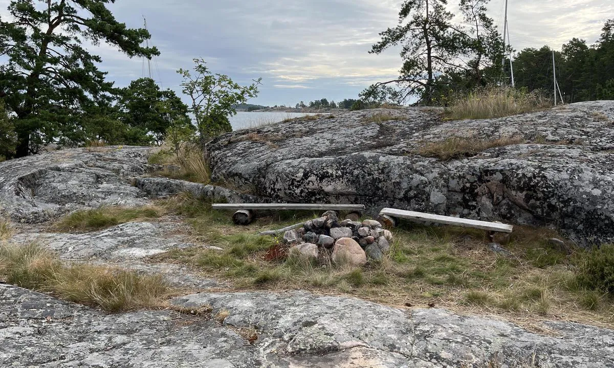 Kallhamn: {"base": "se", "no": "B\u00e5lplass med enkle benker", "se": "Eldplats med enkla b\u00e4nkar", "en": "Fire pit with simple benches", "da": "Ildplads med enkle b\u00e6nke", "fr": "Place pour faire du feu avec des bancs simples", "de": "Feuerstelle mit einfachen B\u00e4nken", "es": "Lugares para hacer fuego con bancos sencillos", "it": "Focolare con semplici panche", "pt": "\u00c1rea de fogo com bancos simples", "nl": "Stookplaats met eenvoudige banken", "pl": "Miejsce na ognisko z prostymi \u0142awkami", "uk": "\u041c\u0456\u0441\u0446\u0435 \u0434\u043b\u044f \u0432\u043e\u0433\u043d\u0438\u0449\u0430 \u0437 \u043f\u0440\u043e\u0441\u0442\u0438\u043c\u0438 \u043b\u0430\u0432\u043a\u0430\u043c\u0438", "ro": "Loc pentru foc cu b\u0103nci simple", "tr": "Basit banklarla yang\u0131n yeri", "el": "\u0395\u03c3\u03c4\u03af\u03b1 \u03bc\u03b5 \u03b1\u03c0\u03bb\u03ac \u03c0\u03b1\u03b3\u03ba\u03ac\u03ba\u03b9\u03b1", "cs": "Ohni\u0161t\u011b s jednoduch\u00fdmi lavi\u010dkami", "hu": "T\u0171zrak\u00f3hely egyszer\u0171 padokkal", "fi": "Nuotiopaikka yksinkertaisilla penkeill\u00e4", "bg": "\u041c\u044f\u0441\u0442\u043e \u0437\u0430 \u043e\u0433\u044a\u043d \u0441 \u043f\u0440\u043e\u0441\u0442\u0438 \u043f\u0435\u0439\u043a\u0438", "sr": "Mesto za vatru sa jednostavnim klupama", "et": "L\u00f5kkekoht lihtsate pinkidega", "lv": "Ugunskura vieta ar vienk\u0101r\u0161iem soli\u0146iem", "lt": "Lau\u017eas su paprastais suolais"}