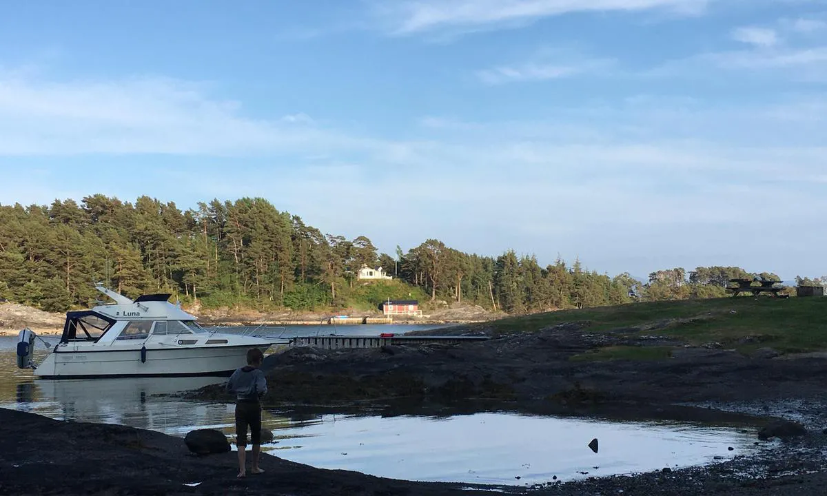 Kalneset: {"base": "no", "no": "Badevik og fort\u00f8yningsbrygge", "se": "Badvik och f\u00f6rt\u00f6jningsbrygga", "en": "Swimming bay and mooring jetty", "da": "Badebugt og fort\u00f8jningsbro"}