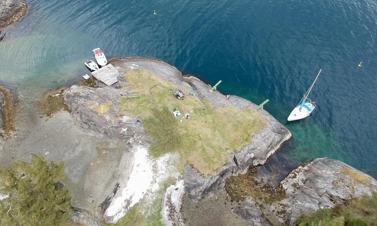 Kalneset: {"base": "no", "no": "Fort\u00f8yning mot en liten kai eller med bolter i fjellet", "se": "F\u00f6rt\u00f6jning mot en liten kaj eller med bultar i berget", "en": "Mooring against a small quay or with bolts in the rock", "da": "Fort\u00f8jning mod en lille kaj eller med bolte i fjeldet"}