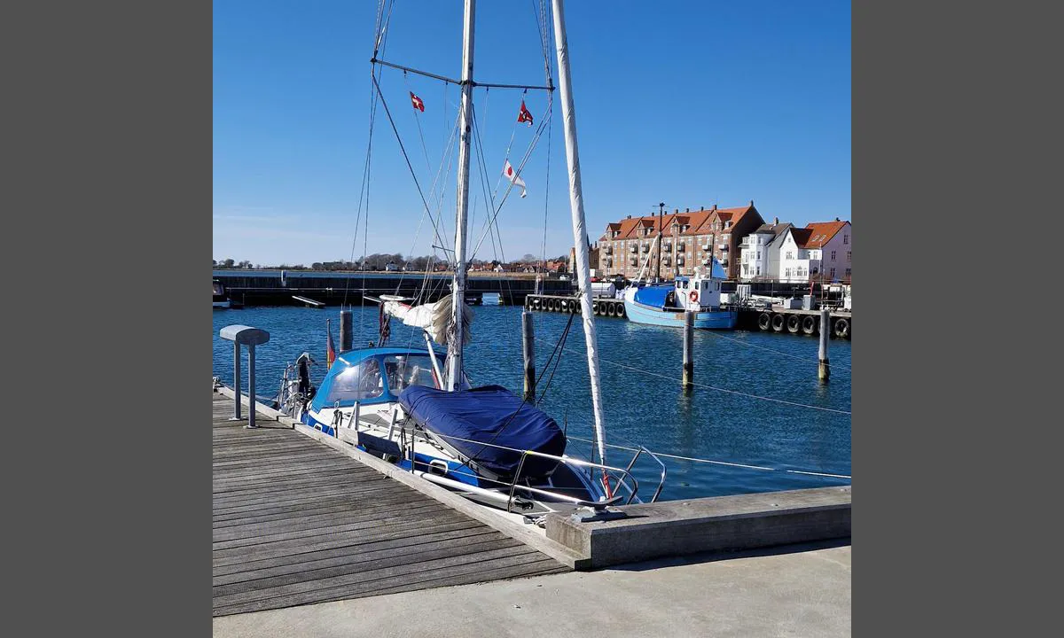 Kalundborg Vesthavn: {"base": "en", "no": "Utsikt fra servicebygningen til den indre havnen", "se": "Utsikt fr\u00e5n servicebyggnaden till den inre hamnen", "en": "View from the Servicebuilding to the inner Harbour", "da": "Udsigt fra Servicebygningen til den indre Havn", "fr": "Vue depuis le b\u00e2timent de service vers le port int\u00e9rieur", "de": "Blick vom Servicegeb\u00e4ude auf den inneren Hafen", "es": "Vista desde el edificio de servicios hacia el puerto interior", "it": "Vista dal edificio di servizio verso il porto interno", "pt": "Vista do Edif\u00edcio de Servi\u00e7os para o Porto Interno", "nl": "Uitzicht vanaf het servicegebouw naar de binnenhaven", "pl": "Widok z budynku serwisowego na wewn\u0119trzny port", "uk": "\u0412\u0438\u0434 \u0437 \u0441\u0435\u0440\u0432\u0456\u0441\u043d\u043e\u0457 \u0431\u0443\u0434\u0456\u0432\u043b\u0456 \u043d\u0430 \u0432\u043d\u0443\u0442\u0440\u0456\u0448\u043d\u044e \u0433\u0430\u0432\u0430\u043d\u044c", "ro": "Vedere de la cl\u0103direa de servicii c\u0103tre portul interior", "tr": "Hizmet Binas\u0131ndan \u0130\u00e7 Limana G\u00f6r\u00fcn\u00fcm", "el": "\u0398\u03ad\u03b1 \u03b1\u03c0\u03cc \u03c4\u03bf \u039a\u03c4\u03af\u03c1\u03b9\u03bf \u03a5\u03c0\u03b7\u03c1\u03b5\u03c3\u03b9\u03ce\u03bd \u03c0\u03c1\u03bf\u03c2 \u03c4\u03bf \u03b5\u03c3\u03c9\u03c4\u03b5\u03c1\u03b9\u03ba\u03cc \u039b\u03b9\u03bc\u03ac\u03bd\u03b9", "cs": "Pohled ze servisn\u00ed budovy na vnit\u0159n\u00ed p\u0159\u00edstav", "hu": "Kil\u00e1t\u00e1s a Szolg\u00e1ltat\u00e1si \u00e9p\u00fcletb\u0151l a bels\u0151 kik\u00f6t\u0151re", "fi": "N\u00e4kym\u00e4 huoltorakennuksesta sis\u00e4satamaan", "bg": "\u0418\u0437\u0433\u043b\u0435\u0434 \u043e\u0442 \u0421\u0435\u0440\u0432\u0438\u0437\u043d\u0430\u0442\u0430 \u0441\u0433\u0440\u0430\u0434\u0430 \u043a\u044a\u043c \u0432\u044a\u0442\u0440\u0435\u0448\u043d\u043e\u0442\u043e \u041f\u0440\u0438\u0441\u0442\u0430\u043d\u0438\u0449\u0435", "sr": "\u041f\u043e\u0433\u043b\u0435\u0434 \u0438\u0437 \u0443\u0441\u043b\u0443\u0436\u043d\u0435 \u0437\u0433\u0440\u0430\u0434\u0435 \u043a\u0430 \u0443\u043d\u0443\u0442\u0440\u0430\u0448\u045a\u043e\u0458 \u043b\u0443\u0446\u0438", "et": "Vaade teenindushoonest sisemisse sadamasse", "lv": "Skats no Servisa \u0113kas uz iek\u0161\u0113jo ostu", "lt": "Vaizdas i\u0161 paslaug\u0173 pastato \u012f vidin\u012f uost\u0105"}