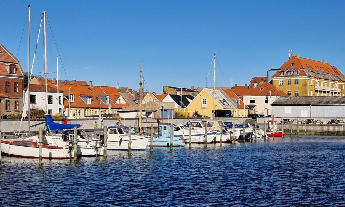 Kalundborg Vesthavn: {"base": "en", "no": "Vestlige brygge", "se": "V\u00e4stra Piren", "en": "Western Pier", "da": "Vestmole", "fr": "Jet\u00e9e Ouest", "de": "Westliche Pier", "es": "Muelle Occidental", "it": "Molo Occidentale", "pt": "P\u00eder Oeste", "nl": "Westerlijke Pier", "pl": "Zachodnie Molo", "uk": "\u0417\u0430\u0445\u0456\u0434\u043d\u0438\u0439 \u043f\u0456\u0440\u0441", "ro": "Digul de Vest", "tr": "Bat\u0131 \u0130skelesi", "el": "\u0394\u03c5\u03c4\u03b9\u03ba\u03ae \u03a0\u03c1\u03bf\u03b2\u03bb\u03ae\u03c4\u03b1", "cs": "Z\u00e1padn\u00ed molo", "hu": "Nyugati M\u00f3l\u00f3", "fi": "L\u00e4nsilaituri", "bg": "\u0417\u0430\u043f\u0430\u0434\u0435\u043d \u043a\u0435\u0439", "sr": "Zapadni mol", "et": "L\u00e4\u00e4ne kai", "lv": "Rietumu Piest\u0101tne", "lt": "Vakar\u0173 prieplauka"}