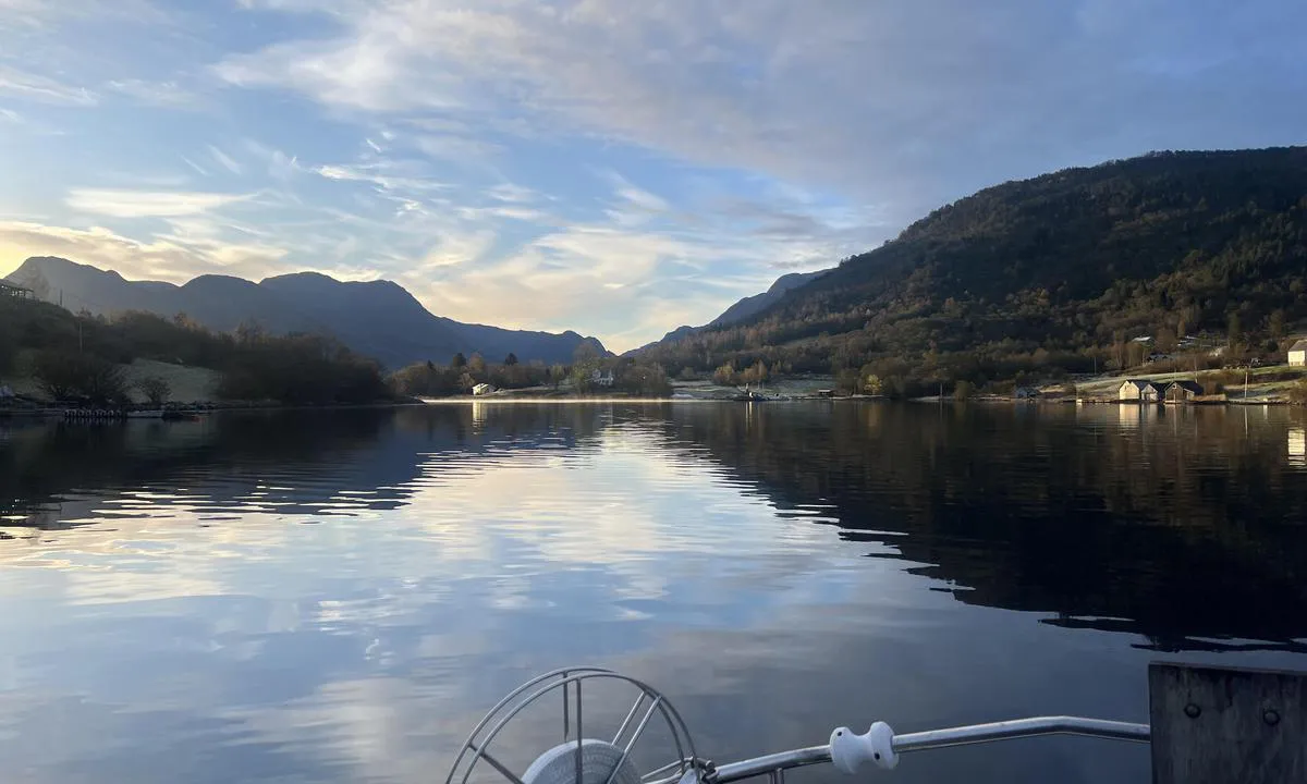 Kalvasundet: {"base": "en", "no": "\u00d8stlig tiln\u00e6rming. Grunt inngang, utkikk anbefales.<br>P\u00e5 kartet er det merket sti for gammel fergerute. Jeg fulgte den inn og ut.", "se": "\u00d6stra infarten. Grund passage, utsiktsplats rekommenderas.<br>P\u00e5 sj\u00f6kortet finns markerad v\u00e4g f\u00f6r gammal f\u00e4rjerutt. Jag f\u00f6ljde den in och ut.", "en": "Eastern approach. Shallow entrance, lookout recommended.\r\nOn chart there is marked path for old ferry route. I followed it in and out.", "da": "\u00d8stlig indsejling. Lavvandet indgang, udkig anbefales.<br>I kortet er der markeret stien for den gamle f\u00e6rgerute. Jeg fulgte den ind og ud.", "fr": "Approche par l'est. Entr\u00e9e peu profonde, vigie recommand\u00e9e.<br>Sur la carte, il y a un chemin marqu\u00e9 pour l'ancienne route du ferry. Je l'ai suivi \u00e0 l'entr\u00e9e et \u00e0 la sortie.", "de": "\u00d6stlicher Zugang. Flacher Eingang, Ausguck empfohlen.<br>Auf der Karte ist ein alter F\u00e4hrweg markiert. Ich bin ihm hinein und hinaus gefolgt.", "es": "Enfoque oriental. Entrada poco profunda, se recomienda vig\u00eda. En el mapa hay un camino marcado para la antigua ruta del ferry. Lo segu\u00ed de entrada y salida.", "it": "Approccio orientale. Ingresso poco profondo, si consiglia la vedetta.<br> Sulla carta \u00e8 tracciato il percorso della vecchia rotta del traghetto. L'ho seguito per entrare e uscire.", "pt": "Aproxima\u00e7\u00e3o pelo leste. Entrada rasa, vigia recomendada.<br>No mapa est\u00e1 marcada a rota do antigo percurso do ferry. Eu a segui para entrar e sair.", "nl": "Oostelijke benadering. Ondiepe ingang, uitkijk aanbevolen. Op de kaart is de route voor de oude veerbootroute aangegeven. Ik volgde deze in en uit.", "pl": "Wschodnie podej\u015bcie. P\u0142ytkie wej\u015bcie, zalecana obserwacja. Na mapie zaznaczono \u015bcie\u017ck\u0119 starej trasy promowej. Pod\u0105\u017ca\u0142em ni\u0105 w obie strony.", "uk": "\u0421\u0445\u0456\u0434\u043d\u0438\u0439 \u043f\u0456\u0434\u0445\u0456\u0434. \u041c\u0456\u043b\u043a\u0438\u0439 \u0432\u0445\u0456\u0434, \u0440\u0435\u043a\u043e\u043c\u0435\u043d\u0434\u0443\u0454\u0442\u044c\u0441\u044f \u0441\u043f\u043e\u0441\u0442\u0435\u0440\u0435\u0436\u0435\u043d\u043d\u044f.<br>\u041d\u0430 \u043a\u0430\u0440\u0442\u0456 \u043f\u043e\u0437\u043d\u0430\u0447\u0435\u043d\u043e \u0448\u043b\u044f\u0445 \u0441\u0442\u0430\u0440\u043e\u0433\u043e \u043c\u0430\u0440\u0448\u0440\u0443\u0442\u0443 \u043f\u043e\u0440\u043e\u043c\u0430. \u042f \u0441\u043b\u0456\u0434\u0443\u0432\u0430\u0432 \u0439\u043e\u043c\u0443 \u0432\u0445\u0456\u0434 \u0456 \u0432\u0438\u0445\u0456\u0434.", "ro": "Abordare din est. Intrare pu\u021bin ad\u00e2nc\u0103, se recomand\u0103 observarea.<br/>Pe hart\u0103 este marcat\u0103 calea pentru vechiul traseu de feribot. Am urmat-o la intrare \u0219i la ie\u0219ire.", "tr": "Do\u011fu yakla\u015f\u0131m\u0131. S\u0131\u011f giri\u015f, g\u00f6zc\u00fcl\u00fck \u00f6nerilir.<br>Haritada eski feribot rotas\u0131 i\u00e7in i\u015faretlenmi\u015f bir yol var. Giri\u015f ve \u00e7\u0131k\u0131\u015f i\u00e7in onu takip ettim.", "el": "\u0391\u03bd\u03b1\u03c4\u03bf\u03bb\u03b9\u03ba\u03ae \u03c0\u03c1\u03bf\u03c3\u03ad\u03b3\u03b3\u03b9\u03c3\u03b7. \u03a1\u03b7\u03c7\u03ae \u03b5\u03af\u03c3\u03bf\u03b4\u03bf\u03c2, \u03c3\u03c5\u03bd\u03b9\u03c3\u03c4\u03ac\u03c4\u03b1\u03b9 \u03c0\u03b1\u03c1\u03b1\u03c4\u03b7\u03c1\u03b7\u03c4\u03ae\u03c1\u03b9\u03bf. \u03a3\u03c4\u03bf\u03bd \u03c7\u03ac\u03c1\u03c4\u03b7 \u03c5\u03c0\u03ac\u03c1\u03c7\u03b5\u03b9 \u03c3\u03b7\u03bc\u03b5\u03b9\u03c9\u03bc\u03ad\u03bd\u03b7 \u03b4\u03b9\u03b1\u03b4\u03c1\u03bf\u03bc\u03ae \u03b3\u03b9\u03b1 \u03c4\u03b7\u03bd \u03c0\u03b1\u03bb\u03b9\u03ac \u03c0\u03bf\u03c1\u03b5\u03af\u03b1 \u03c4\u03bf\u03c5 \u03c6\u03ad\u03c1\u03b9. \u03a4\u03b7\u03bd \u03b1\u03ba\u03bf\u03bb\u03bf\u03cd\u03b8\u03b7\u03c3\u03b1 \u03bc\u03ad\u03c3\u03b1 \u03ba\u03b1\u03b9 \u03ad\u03be\u03c9.", "cs": "V\u00fdchodn\u00ed p\u0159\u00edstup. M\u011blk\u00fd vstup, doporu\u010duje se pozorov\u00e1n\u00ed.<br>Na map\u011b je vyzna\u010den\u00e1 cesta pro starou trajektovou trasu. N\u00e1sledoval jsem ji dovnit\u0159 i ven.", "hu": "Keleti megk\u00f6zel\u00edt\u00e9s. Sek\u00e9ly bej\u00e1rat, aj\u00e1nlott a figyel\u0151szolg\u00e1lat.<br>A t\u00e9rk\u00e9pen a r\u00e9gi komp \u00fatvonal\u00e1nak jel\u00f6lt \u00f6sv\u00e9ny l\u00e1that\u00f3. Ezt k\u00f6vettem be- \u00e9s kihaj\u00f3z\u00e1skor.", "fi": "It\u00e4inen l\u00e4hestyminen. Matalikko sis\u00e4\u00e4nk\u00e4ynti, t\u00e4hyst\u00e4minen suositeltavaa. Kartalla merkitty reitti vanhalle lauttav\u00e4yl\u00e4lle. Seurasin sit\u00e4 sis\u00e4\u00e4n ja ulos.", "bg": "\u0418\u0437\u0442\u043e\u0447\u0435\u043d \u043f\u043e\u0434\u0445\u043e\u0434. \u041f\u043b\u0438\u0442\u044a\u043a \u0432\u0445\u043e\u0434, \u043f\u0440\u0435\u043f\u043e\u0440\u044a\u0447\u0432\u0430 \u0441\u0435 \u043d\u0430\u0431\u043b\u044e\u0434\u0430\u0442\u0435\u043b. <br> \u041d\u0430 \u043a\u0430\u0440\u0442\u0430\u0442\u0430 \u0438\u043c\u0430 \u043c\u0430\u0440\u043a\u0438\u0440\u0430\u043d \u043f\u044a\u0442 \u0437\u0430 \u0441\u0442\u0430\u0440\u0438\u044f \u0444\u0435\u0440\u0438\u0431\u043e\u0442\u0435\u043d \u043c\u0430\u0440\u0448\u0440\u0443\u0442. \u0421\u043b\u0435\u0434\u0432\u0430\u0445 \u0433\u043e \u043d\u0430\u0432\u044a\u0442\u0440\u0435 \u0438 \u043d\u0430\u0432\u044a\u043d.", "sr": "Isto\u010dni prilaz. Plitak ulaz, preporu\u010deno je osmatranje. Na karti je ozna\u010dena staza za staru trajektnu rutu. Pratio sam je unutra i van.", "et": "Idapoolne l\u00e4henemine. Madal sissep\u00e4\u00e4s, soovitatav vaatepunkt.<br>Kaardil on m\u00e4rgitud vana praamimarsruudi rada. J\u00e4rgisin seda sisse ja v\u00e4lja.", "lv": "Austrumu pieeja. Sekls ieeja, ieteicama nov\u0113ro\u0161ana.<br>Uz kartes ir atz\u012bm\u0113ts ce\u013c\u0161 vecajam pr\u0101mja mar\u0161rutam. Es sekoju tam iek\u0161\u0101 un \u0101r\u0101.", "lt": "Rytin\u0117 prieiga. Seklus \u012fplaukimas, rekomenduojamas steb\u0117jimas. \u017dem\u0117lapyje pa\u017eym\u0117tas senosios kelt\u0173 mar\u0161ruto kelias. A\u0161 juo sekiau \u012fplaukdamas ir i\u0161plaukdamas."}