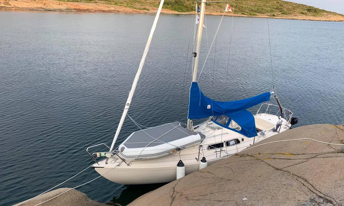 Longside fortøying med seilbåt mot Kalven ved Skjellerøy.