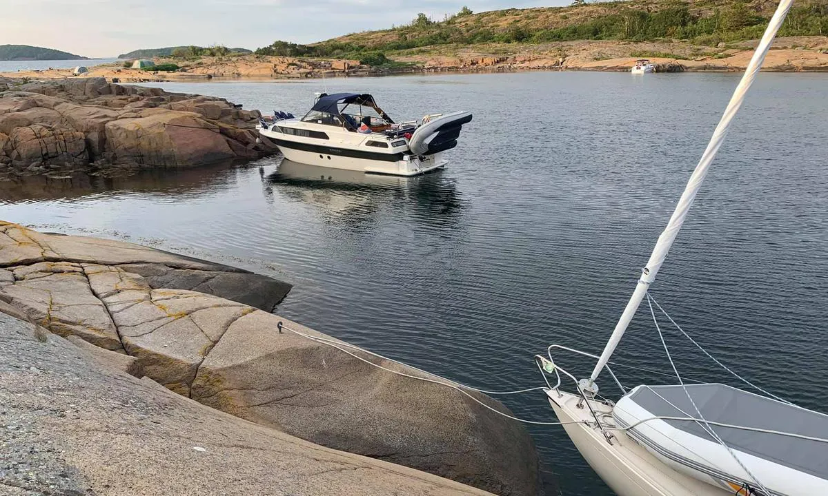 Fortøying inn mot Kalven. I bakgrunnen er Skjellerøy.