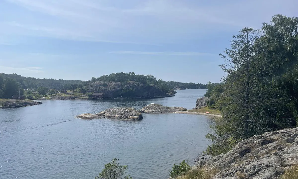 Karholmen - Nistingen - SXK Västkust bouy: {"base": "no", "no": "Utl\u00f8p mot vest, uproblematisk. Ogs\u00e5 uproblematisk fra Nord/Str\u00f8mstad.", "se": "Utg\u00e5ng mot v\u00e4st, oproblematiskt. Ocks\u00e5 oproblematiskt fr\u00e5n norr/Str\u00f6mstad.", "en": "Outlet to the west, unproblematic. Also unproblematic from North/Str\u00f6mstad.", "da": "Udl\u00f8b mod vest, uproblematisk. Ogs\u00e5 uproblematisk fra Nord/Str\u00f8mstad.", "fr": "\u00c9missaire vers l'ouest, sans probl\u00e8me. De m\u00eame, sans probl\u00e8me depuis le Nord/Str\u00f6mstad.", "de": "Ausfahrt nach Westen, unproblematisch. Auch unproblematisch von Norden/Str\u00f6mstad.", "es": "Salida hacia el oeste, sin problemas. Tambi\u00e9n sin problemas desde el norte/Str\u00f6mstad.", "it": "Uscita verso ovest, senza problemi. Anche senza problemi da Nord/Str\u00f8mstad.", "pt": "Sa\u00edda para o oeste, sem problemas. Tamb\u00e9m sem problemas vindo do Norte/Str\u00f8mstad.", "nl": "Uitgang naar het westen, ongecompliceerd. Ook ongecompliceerd vanuit het noorden/Str\u00f6mstad.", "pl": "Uj\u015bcie na zach\u00f3d, bezproblemowe. R\u00f3wnie\u017c bezproblemowe od p\u00f3\u0142nocy/Str\u00f6mstad.", "uk": "\u0412\u0438\u0445\u0456\u0434 \u043d\u0430 \u0437\u0430\u0445\u0456\u0434, \u0431\u0435\u0437 \u043f\u0440\u043e\u0431\u043b\u0435\u043c. \u0422\u0430\u043a\u043e\u0436 \u0431\u0435\u0437 \u043f\u0440\u043e\u0431\u043b\u0435\u043c \u0437 \u041f\u0456\u0432\u043d\u043e\u0447\u0456/\u0421\u0442\u0440\u0435\u043c\u0441\u0442\u0430\u0434\u0430.", "ro": "Deschidere spre vest, f\u0103r\u0103 probleme. F\u0103r\u0103 probleme \u0219i din Nord/Str\u00f8mstad.", "tr": "Bat\u0131ya do\u011fru \u00e7\u0131k\u0131\u015f, sorunsuz. Ayn\u0131 \u015fekilde Kuzey/Str\u00f6mstad'dan da sorunsuz.", "el": "\u0388\u03be\u03bf\u03b4\u03bf\u03c2 \u03c0\u03c1\u03bf\u03c2 \u03c4\u03b1 \u03b4\u03c5\u03c4\u03b9\u03ba\u03ac, \u03c7\u03c9\u03c1\u03af\u03c2 \u03c0\u03c1\u03bf\u03b2\u03bb\u03ae\u03bc\u03b1\u03c4\u03b1. \u0395\u03c0\u03af\u03c3\u03b7\u03c2 \u03c7\u03c9\u03c1\u03af\u03c2 \u03c0\u03c1\u03bf\u03b2\u03bb\u03ae\u03bc\u03b1\u03c4\u03b1 \u03b1\u03c0\u03cc \u0392\u03bf\u03c1\u03c1\u03ac/\u03a3\u03c4\u03c1\u03cc\u03bc\u03c3\u03c4\u03b1\u03bd\u03c4.", "cs": "V\u00fdjezd na z\u00e1pad, bez probl\u00e9m\u016f. Tak\u00e9 bez probl\u00e9m\u016f ze severu/Str\u00f6mstadu.", "hu": "Nyugatra val\u00f3 kij\u00e1rat, probl\u00e9mamentes. Szint\u00e9n probl\u00e9mamentes \u00e9szakr\u00f3l/Str\u00f8mstadt\u00f3l.", "fi": "Ulosk\u00e4ynti l\u00e4nteen, ongelmaton. Ongelmaton my\u00f6s pohjoisesta/Str\u00f6mstadista.", "bg": "\u0418\u0437\u0445\u043e\u0434\u044a\u0442 \u043a\u044a\u043c \u0437\u0430\u043f\u0430\u0434 \u0435 \u0431\u0435\u0437\u043f\u0440\u043e\u0431\u043b\u0435\u043c\u0435\u043d. \u0421\u044a\u0449\u043e \u0442\u0430\u043a\u0430 \u0431\u0435\u0437\u043f\u0440\u043e\u0431\u043b\u0435\u043c\u043d\u043e \u043e\u0442 \u0441\u0435\u0432\u0435\u0440/\u0421\u0442\u0440\u044c\u043e\u043c\u0441\u0442\u0430\u0434.", "sr": "Izlaz ka zapadu, bez problema. Tako\u0111e bez problema sa severa/Str\u00f8mstad.", "et": "V\u00e4lja p\u00e4\u00e4semine l\u00e4\u00e4ne poole, probleemideta. Samuti probleemideta p\u00f5hjast/Str\u00f6mstadist.", "lv": "Izpl\u016bde uz rietumiem, bez probl\u0113m\u0101m. Ar\u012b bez probl\u0113m\u0101m no zieme\u013ciem/Str\u00f8mstades.", "lt": "I\u0161plaukimas \u012f vakarus, nesud\u0117tingas. Taip pat nesud\u0117tinga i\u0161 \u0161iaur\u0117s/Str\u00f6mstado."}