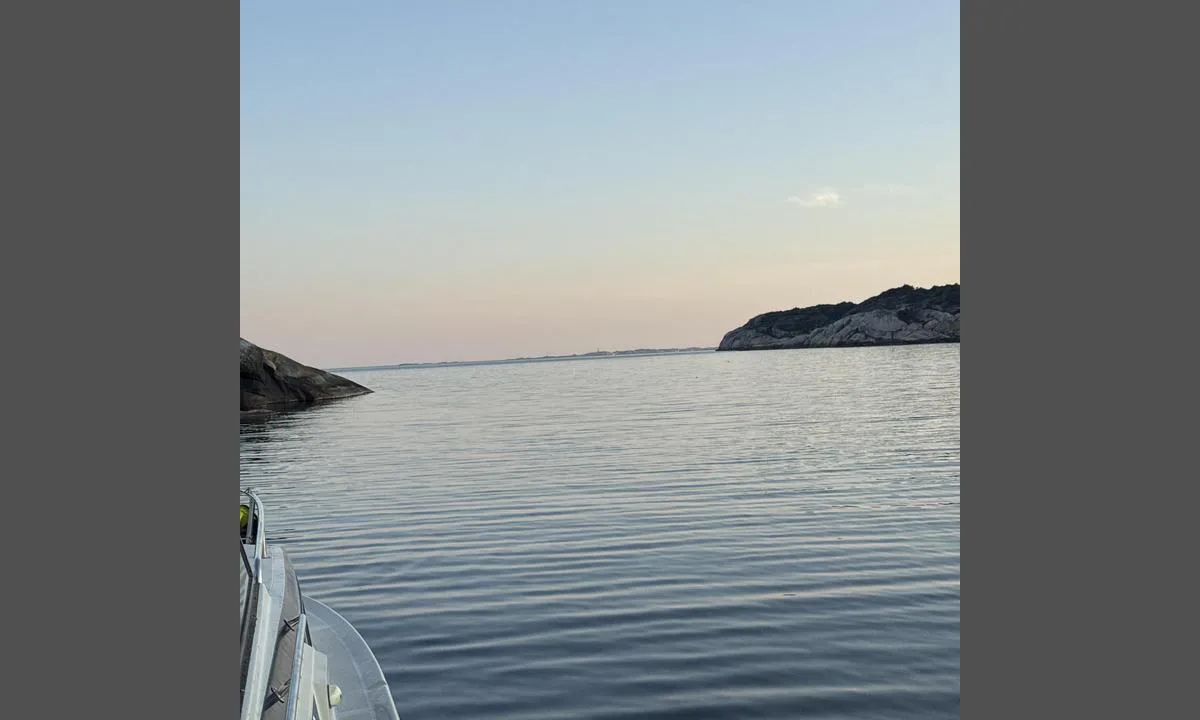 Kartobukta: {"base": "en", "no": "Utsikt til Svenner fyr", "se": "Utsikt mot Svenner fyr", "en": "View to Svenner lighthouse", "da": "Udsigt til Svenner fyr", "fr": "Vue sur le phare de Svenner", "de": "Aussicht auf den Leuchtturm von Svenner", "es": "Vista al faro de Svenner", "it": "Vista sul faro di Svenner", "pt": "Vista para o farol de Svenner", "nl": "Uitzicht op de vuurtoren van Svenner", "pl": "Widok na latarni\u0119 morsk\u0105 Svenner", "uk": "\u0412\u0438\u0434 \u043d\u0430 \u043c\u0430\u044f\u043a Svenner", "ro": "Vedere c\u0103tre farul Svenner", "tr": "Svenner deniz fenerine bak\u0131\u015f", "el": "\u0398\u03ad\u03b1 \u03c0\u03c1\u03bf\u03c2 \u03c4\u03bf\u03bd \u03c6\u03ac\u03c1\u03bf Svenner", "cs": "Pohled na maj\u00e1k Svenner", "hu": "Kil\u00e1t\u00e1s a Svenner vil\u00e1g\u00edt\u00f3toronyra", "fi": "N\u00e4kym\u00e4 Svennerin majakalle", "bg": "\u0413\u043b\u0435\u0434\u043a\u0430 \u043a\u044a\u043c \u0444\u0430\u0440\u0430 \u0421\u0432\u0435\u043d\u0435\u0440", "sr": "Pogled prema svetioniku Svenner", "et": "Vaade Svenneri majakale", "lv": "Skats uz Svenner b\u0101ku", "lt": "Vaizdas \u012f Svenner \u0161vytur\u012f"}