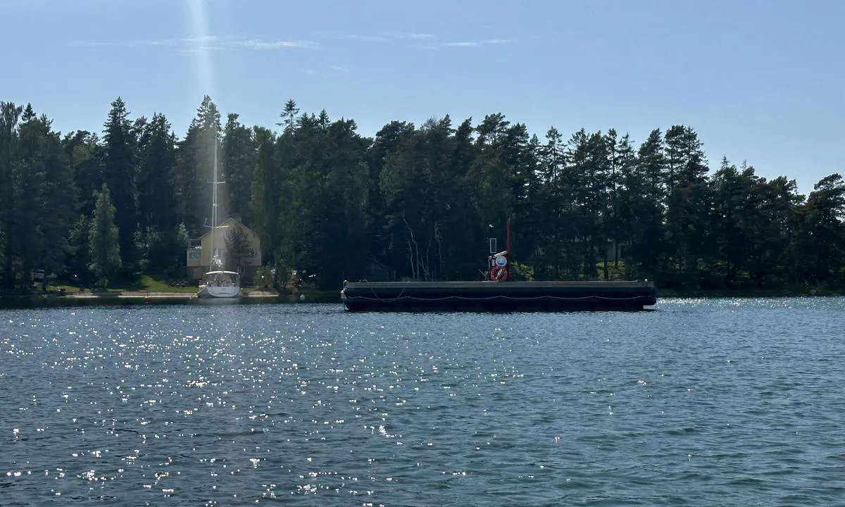 Kejsarhamnen - Högsåra: {"base": "nl", "no": "Ponton med anlegg for avl\u00f8psvann.", "se": "Ponton med anl\u00e4ggning f\u00f6r avloppsvatten.", "en": "Pontoon with wastewater installation.", "da": "Pontonen med installation til spildevand.", "fr": "Pontoon avec installation pour les eaux us\u00e9es.", "de": "Pontons mit Einrichtung f\u00fcr Abwasser.", "es": "Ponton con instalaci\u00f3n para aguas residuales.", "it": "Pontile con impianto per le acque reflue.", "pt": "Ponte flutuante com instala\u00e7\u00e3o para \u00e1guas residuais.", "nl": "Ponton met installatie voor afvalwater.", "pl": "Ponton z instalacj\u0105 do \u015bciek\u00f3w.", "uk": "\u041f\u043e\u043d\u0442\u043e\u043d \u0437 \u0443\u0441\u0442\u0430\u043d\u043e\u0432\u043a\u043e\u044e \u0434\u043b\u044f \u0441\u0442\u0456\u0447\u043d\u0438\u0445 \u0432\u043e\u0434.", "ro": "Ponton cu instala\u021bie pentru ape uzate.", "tr": "Pis su i\u00e7in tesisat bulunan ponton.", "el": "\u03a0\u03bb\u03c9\u03c4\u03ae \u03b5\u03be\u03ad\u03b4\u03c1\u03b1 \u03bc\u03b5 \u03b5\u03b3\u03ba\u03b1\u03c4\u03ac\u03c3\u03c4\u03b1\u03c3\u03b7 \u03b3\u03b9\u03b1 \u03bb\u03c5\u03bc\u03ad\u03bd\u03b1 \u03cd\u03b4\u03b1\u03c4\u03b1.", "cs": "Ponton s instalac\u00ed pro odpadn\u00ed vody.", "hu": "<p>Ponton szennyv\u00edz-kezel\u0151 berendez\u00e9ssel.</p>", "fi": "Ponttoni, jossa on j\u00e4tevesiasennus.", "bg": "\u041f\u043e\u043d\u0442\u043e\u043d \u0441 \u0438\u043d\u0441\u0442\u0430\u043b\u0430\u0446\u0438\u044f \u0437\u0430 \u043e\u0442\u043f\u0430\u0434\u044a\u0447\u043d\u0438 \u0432\u043e\u0434\u0438.", "sr": "\u041f\u043e\u043d\u0442\u043e\u043d \u0441\u0430 \u0441\u0438\u0441\u0442\u0435\u043c\u043e\u043c \u0437\u0430 \u043e\u0442\u043f\u0430\u0434\u043d\u0435 \u0432\u043e\u0434\u0435.", "et": "Ujuvsild reovee vastuv\u00f5tu paigaldusega.", "lv": "Peldmole ar notek\u016bde\u0146u uzst\u0101d\u012b\u0161anu.", "lt": "Pontonas su nuotek\u0173 \u012frenginiu."}