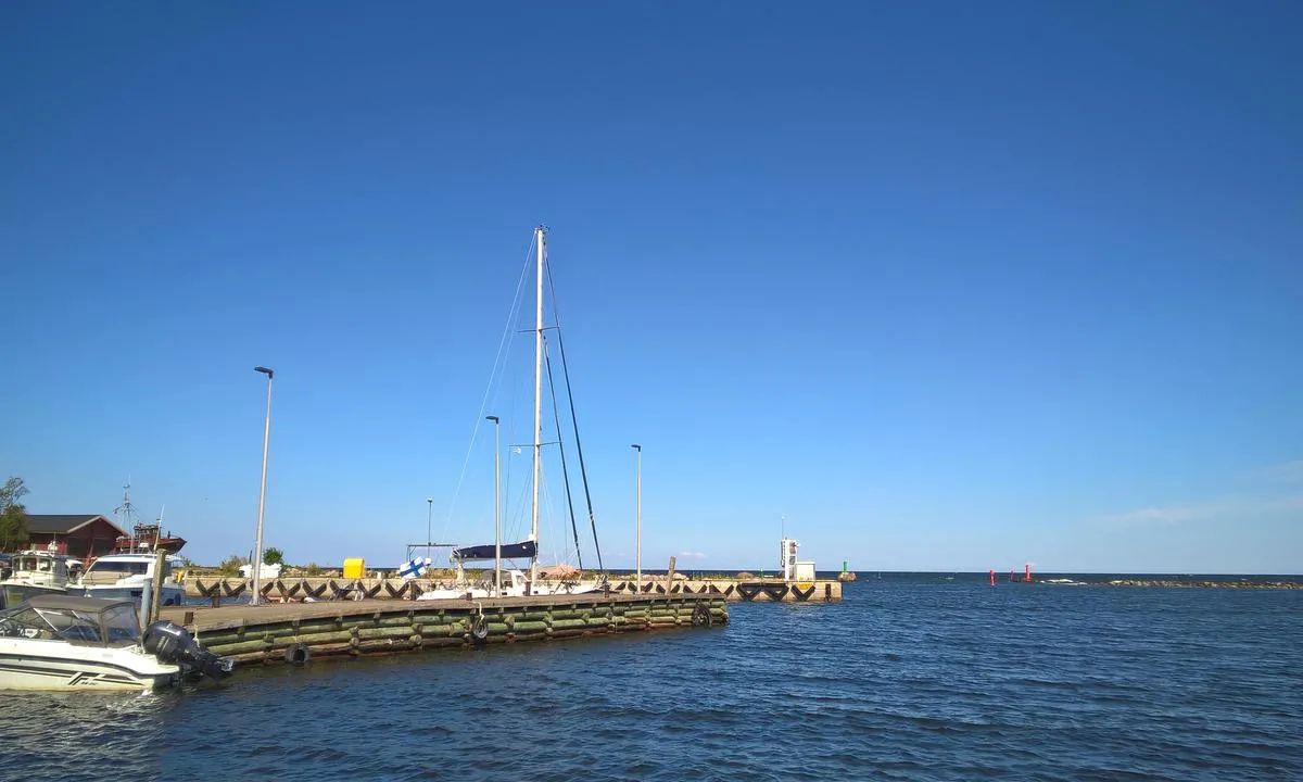 Kelnase Marina: {"base": "en", "no": "Havnens innseiling er krevende ved sterk vind", "se": "Hamnens inlopp \u00e4r sv\u00e5rt i h\u00e5rd vind", "en": "Harbour enterange is tricky when there is high winds", "da": "Havneindl\u00f8bet er vanskeligt ved kraftig vind"}
