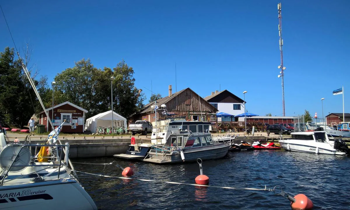 Kelnase Marina: {"base": "en", "no": "Prangli er kanskje et mer vanlig navn for havnen, ganske popul\u00e6r blant seilende finner", "se": "Prangli kanske \u00e4r ett mer vanligt namn f\u00f6r hamnen, ganska popul\u00e4r bland seglare fr\u00e5n Finland", "en": "Prangli maybe more common name for the harbour, pretty popular for Sailing Finns", "da": "Prangli er m\u00e5ske et mere almindeligt navn for havnen, ret popul\u00e6r blandt sejlende finner"}
