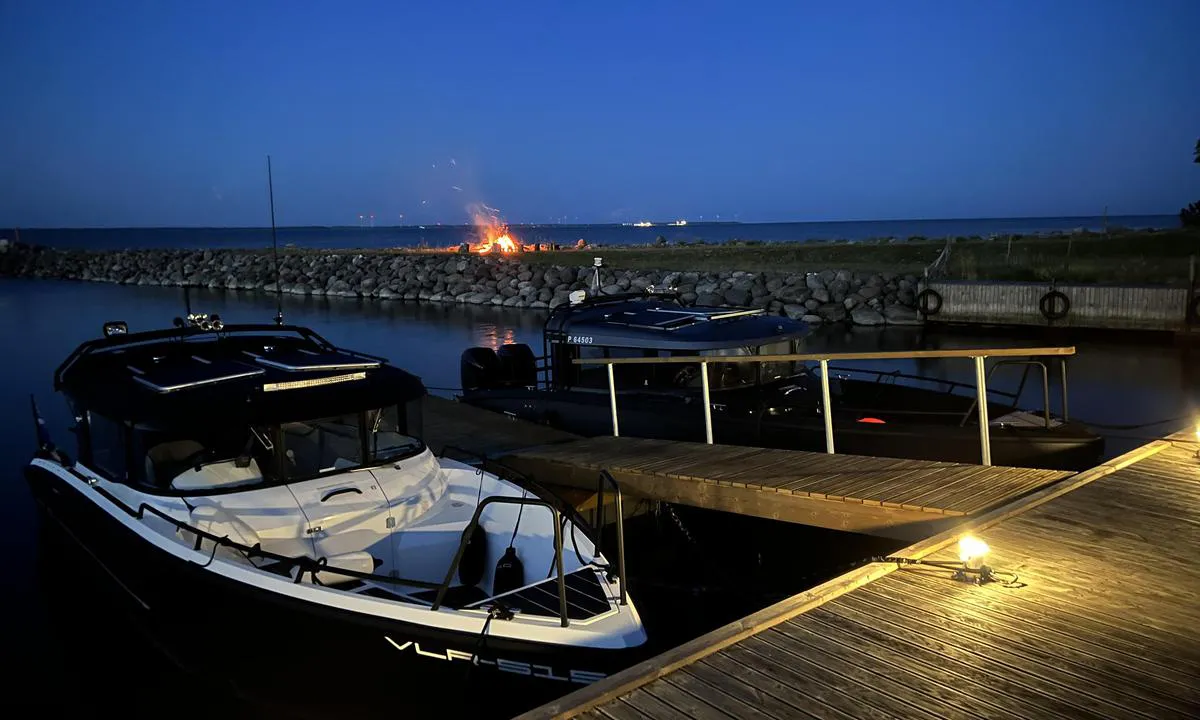 Kesse-Jaani Harbour: {"base": "en", "no": "Jonsokfeiring med sankthansb\u00e5l og sauna!", "se": "Midsommarfirande med b\u00e5l och bastu!", "en": "Midsummer celebration with a bonfire and sauna!", "da": "Sankt Hans fejring med b\u00e5l og sauna!", "fr": "C\u00e9l\u00e9bration du solstice d'\u00e9t\u00e9 avec un feu de joie et un sauna!", "de": "Mittsommerfeier mit einem Lagerfeuer und Sauna!", "es": "\u00a1Celebraci\u00f3n del solsticio de verano con una hoguera y sauna!", "it": "Celebrazione di mezza estate con fal\u00f2 e sauna!", "pt": "Celebra\u00e7\u00e3o do solst\u00edcio de ver\u00e3o com uma fogueira e sauna!", "nl": "Midzomer viering met een vreugdevuur en sauna!", "pl": "\u015awi\u0119to przesilenia letniego z ogniskiem i saun\u0105!", "uk": "\u0421\u0432\u044f\u0442\u043a\u0443\u0432\u0430\u043d\u043d\u044f \u043b\u0456\u0442\u043d\u044c\u043e\u0433\u043e \u0441\u043e\u043d\u0446\u0435\u0441\u0442\u043e\u044f\u043d\u043d\u044f \u0437 \u0432\u043e\u0433\u043d\u0438\u0449\u0435\u043c \u0442\u0430 \u0441\u0430\u0443\u043d\u043e\u044e!", "ro": "S\u0103rb\u0103toarea solsti\u021biului de var\u0103 cu foc de tab\u0103r\u0103 \u0219i saun\u0103!", "tr": "Yaz ortas\u0131 kutlamas\u0131 ile \u015fenlik ate\u015fi ve sauna!", "el": "\u0393\u03b9\u03bf\u03c1\u03c4\u03ae \u03c4\u03bf\u03c5 \u03b8\u03b5\u03c1\u03b9\u03bd\u03bf\u03cd \u03b7\u03bb\u03b9\u03bf\u03c3\u03c4\u03b1\u03c3\u03af\u03bf\u03c5 \u03bc\u03b5 \u03c6\u03c9\u03c4\u03b9\u03ac \u03ba\u03b1\u03b9 \u03c3\u03ac\u03bf\u03c5\u03bd\u03b1!", "cs": "Oslava letn\u00edho slunovratu s t\u00e1bor\u00e1kem a saunou!", "hu": "Szentiv\u00e1n\u00e9ji \u00fcnneps\u00e9g m\u00e1gly\u00e1val \u00e9s szaun\u00e1val!", "fi": "Juhannuksen vietto kokon ja saunan kera!", "bg": "\u041f\u0440\u0430\u0437\u043d\u0438\u043a \u043d\u0430 \u0441\u0440\u0435\u0434\u0430\u0442\u0430 \u043d\u0430 \u043b\u044f\u0442\u043e\u0442\u043e \u0441 \u043e\u0433\u044a\u043d \u0438 \u0441\u0430\u0443\u043d\u0430!", "sr": "Proslava letnje ravnodnevice sa loma\u010dom i saunom!", "et": "Jaanip\u00e4eva pidu koos l\u00f5kke ja saunaga!", "lv": "J\u0101\u0146u svin\u0113\u0161ana ar ugunskuru un saunu!", "lt": "Jonini\u0173 \u0161vent\u0117 su lau\u017eu ir pirtimi!"}
