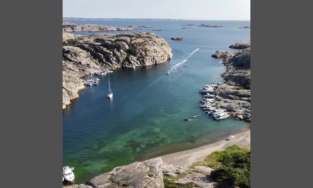 Kiddön - Lilla Hamburgö: {"base": "no", "no": "Sundet mellom Jacobs\u00f6 og Kidd\u00f6n sett fra nord", "se": "Sundet mellan Jacobs\u00f6 och Kidd\u00f6n sedd fr\u00e5n norr", "en": "The strait between Jacobs\u00f6 and Kidd\u00f6n seen from the north", "da": "Sundet mellem Jacobs\u00f6 og Kidd\u00f6n set fra nord", "fr": "Le d\u00e9troit entre Jacobs\u00f6 et Kidd\u00f6n vu du nord", "de": "Die Meerenge zwischen Jacobs\u00f6 und Kidd\u00f6n von Norden gesehen", "es": "El estrecho entre Jacobs\u00f6 y Kidd\u00f6n visto desde el norte", "it": "Lo stretto tra Jacobs\u00f6 e Kidd\u00f6n visto da nord", "pt": "O estreito entre Jacobs\u00f6 e Kidd\u00f6n visto do norte", "nl": "De zeestraat tussen Jacobs\u00f6 en Kidd\u00f6n gezien vanuit het noorden", "pl": "Cie\u015bnina mi\u0119dzy Jacobs\u00f6 a Kidd\u00f6n widziana od p\u00f3\u0142nocy", "uk": "\u041f\u0440\u043e\u0442\u043e\u043a\u0430 \u043c\u0456\u0436 \u042f\u043a\u043e\u0431\u0441\u0435 \u0442\u0430 \u041a\u0456\u0434\u0434\u0435\u043d\u043e\u043c, \u0432\u0438\u0434 \u0437 \u043f\u0456\u0432\u043d\u043e\u0447\u0456", "ro": "Str\u00e2mtoarea dintre Jacobs\u00f6 \u0219i Kidd\u00f6n v\u0103zut\u0103 din nord", "tr": "Jacobs\u00f6 ve Kidd\u00f6n aras\u0131ndaki bo\u011faz\u0131n kuzeyden g\u00f6r\u00fcn\u00fcm\u00fc", "el": "\u03a4\u03bf \u03c3\u03c4\u03b5\u03bd\u03cc \u03b1\u03bd\u03ac\u03bc\u03b5\u03c3\u03b1 \u03c3\u03c4\u03b7 Jacobs\u00f6 \u03ba\u03b1\u03b9 \u03c4\u03b7\u03bd Kidd\u00f6n \u03b1\u03c0\u03cc \u03c4\u03bf\u03bd \u03b2\u03bf\u03c1\u03c1\u03ac", "cs": "Sundet mezi Jacobs\u00f6 a Kidd\u00f6n p\u0159i pohledu ze severu", "hu": "A Sundet Jacobs\u00f6 \u00e9s Kidd\u00f6n k\u00f6z\u00f6tt \u00e9szakr\u00f3l n\u00e9zve", "fi": "Jacobs\u00f6n ja Kidd\u00f6n v\u00e4lill\u00e4 oleva salmi pohjoisesta n\u00e4htyn\u00e4", "bg": "\u041f\u0440\u043e\u043b\u0438\u0432\u044a\u0442 \u043c\u0435\u0436\u0434\u0443 \u042f\u043a\u043e\u0431\u0445\u044c\u043e \u0438 \u041a\u0438\u0434\u0434\u044c\u043e, \u0433\u043b\u0435\u0434\u0430\u043d \u043e\u0442 \u0441\u0435\u0432\u0435\u0440", "sr": "Sun\u0111er izme\u0111u Jacobs\u00f6 i Kidd\u00f6n vi\u0111en sa severa", "et": "Saarte Jacobsi ja Kiddo vaheline v\u00e4in vaadatuna p\u00f5hjast", "lv": "Sunds starp Jacobs\u00f6 un Kidd\u00f6n, skatoties no zieme\u013ciem", "lt": "S\u0105siauris tarp Jacobso ir Kiddo matomas i\u0161 \u0161iaur\u0117s"}