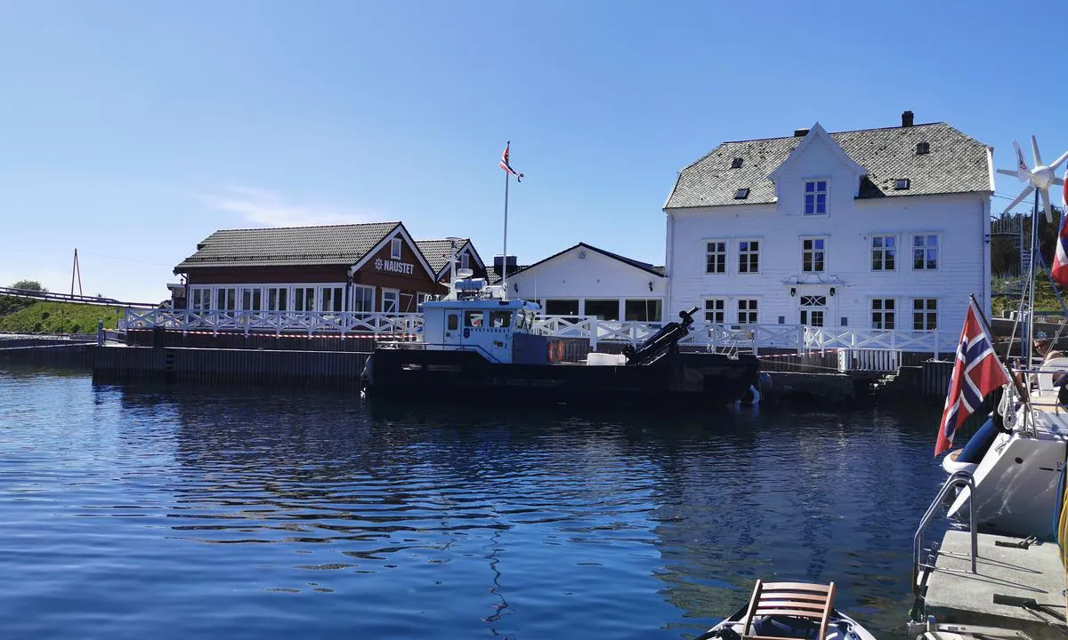 Kielstraumen: Gamle vertshuset som har noen rom til leie og pub. Nøstet ligger ved siden av og har restaurant. .