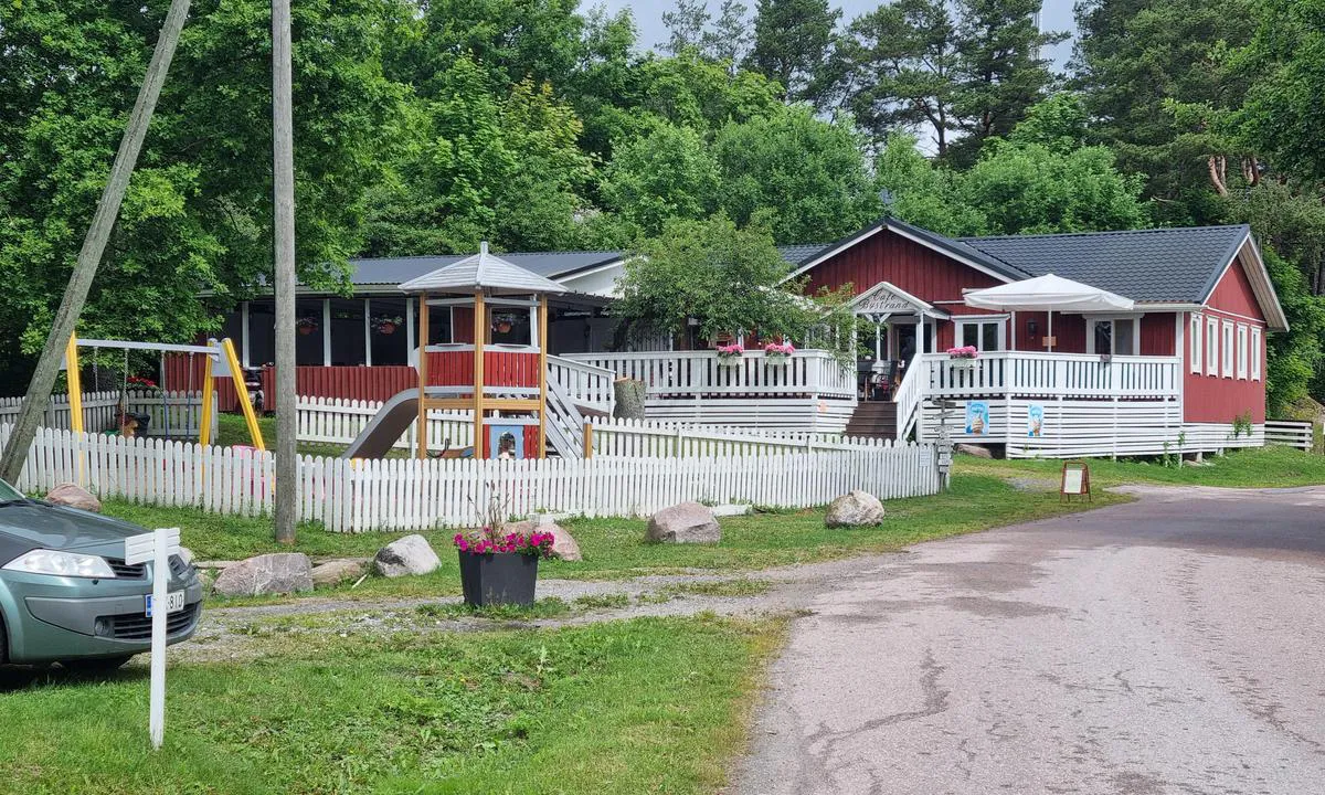 Kirjais Byhamn: {"base": "se", "no": "Kafeen med lekeplass", "se": "Cafeet med lekplats", "en": "The caf\u00e9 with a playground", "da": "Caf\u00e9et med legeplads", "fr": "Le caf\u00e9 avec aire de jeux", "de": "Das Caf\u00e9 mit Spielplatz", "es": "El caf\u00e9 con \u00e1rea de juegos", "it": "Il caff\u00e8 con area giochi", "pt": "O caf\u00e9 com parque infantil", "nl": "Caf\u00e9 met speelplaats", "pl": "Kawiarnia z placem zabaw", "uk": "\u041a\u0430\u0444\u0435 \u0456\u0437 \u0434\u0438\u0442\u044f\u0447\u0438\u043c \u043c\u0430\u0439\u0434\u0430\u043d\u0447\u0438\u043a\u043e\u043c", "ro": "Cafeneaua cu loc de joac\u0103", "tr": "\u00c7ocuk oyun alan\u0131na sahip kafe", "el": "\u0397 \u03ba\u03b1\u03c6\u03b5\u03c4\u03ad\u03c1\u03b9\u03b1 \u03bc\u03b5 \u03c0\u03b1\u03b9\u03b4\u03b9\u03ba\u03ae \u03c7\u03b1\u03c1\u03ac", "cs": "Kav\u00e1rna s d\u011btsk\u00fdm h\u0159i\u0161t\u011bm", "hu": "A k\u00e1v\u00e9z\u00f3 j\u00e1tsz\u00f3t\u00e9rrel", "fi": "Kahvila ja leikkipaikka", "bg": "\u041a\u0430\u0444\u0435\u0442\u043e \u0441 \u0434\u0435\u0442\u0441\u043a\u0430 \u043f\u043b\u043e\u0449\u0430\u0434\u043a\u0430", "sr": "Kafi\u0107 sa igrali\u0161tem", "et": "<i>Kohvik m\u00e4nguv\u00e4ljakuga</i>", "lv": "Kafejn\u012bca ar rota\u013cu laukumu", "lt": "Kavin\u0117 su \u017eaidim\u0173 aik\u0161tele"}