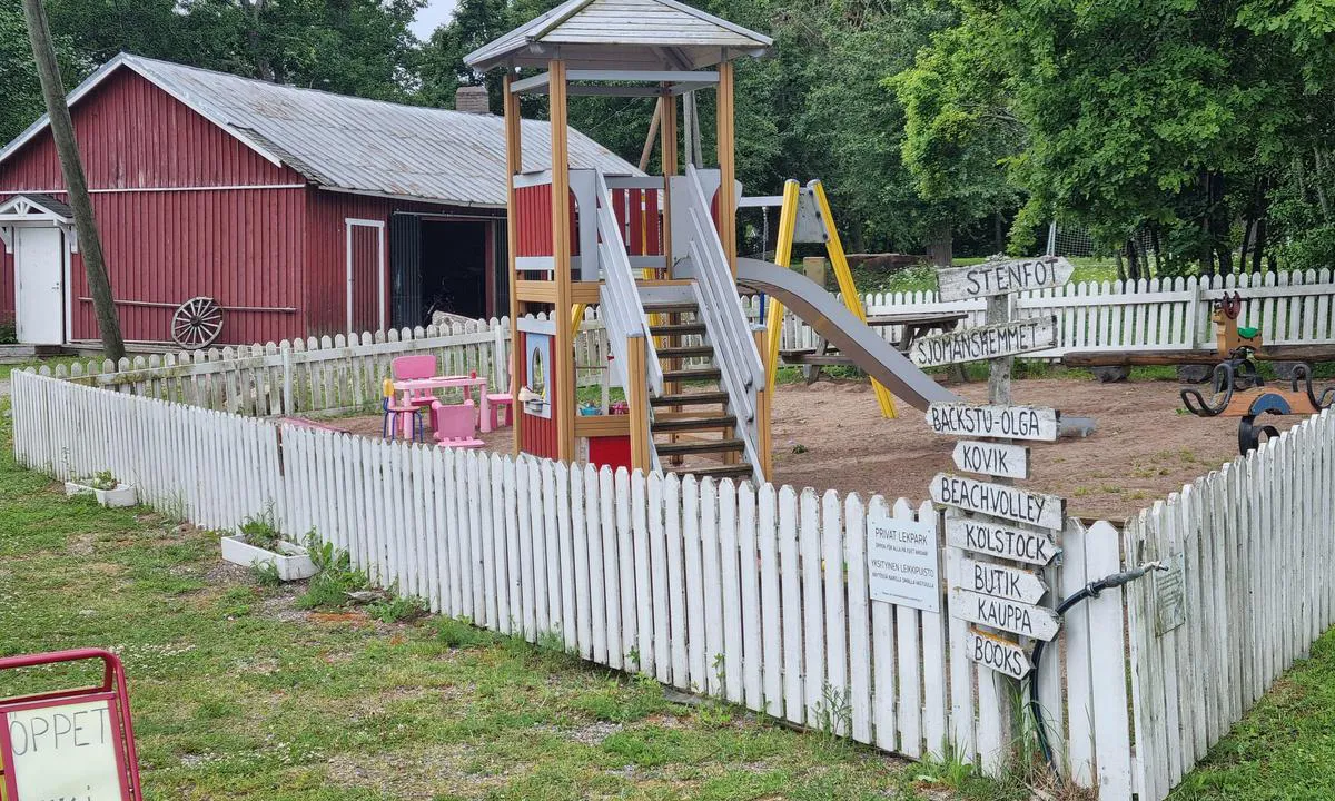 Kirjais Byhamn: {"base": "se", "no": "Lekeplass finnes ved kafeen 100 m fra bryggen.", "se": "Lekplats finns vid cafeet 100 m fr\u00e5n bryggan.", "en": "A playground is available at the caf\u00e9, 100 meters from the pier.", "da": "Legeplads findes ved caf\u00e9en 100 m fra broen.", "fr": "Une aire de jeux se trouve pr\u00e8s du caf\u00e9 \u00e0 100 m du quai.", "de": "Ein Spielplatz befindet sich beim Caf\u00e9, 100 m vom Steg entfernt.", "es": "El parque infantil est\u00e1 al lado del caf\u00e9 a 100 m del muelle.", "it": "Un parco giochi si trova presso il caff\u00e8 a 100 m dal molo.", "pt": "Um parque infantil est\u00e1 localizado pr\u00f3ximo ao caf\u00e9, a 100 metros do cais.", "nl": "Speeltuin bevindt zich bij het caf\u00e9 100 m van de steiger.", "pl": "Plac zabaw znajduje si\u0119 przy kawiarni, 100 m od pomostu.", "uk": "\u0414\u0438\u0442\u044f\u0447\u0438\u0439 \u043c\u0430\u0439\u0434\u0430\u043d\u0447\u0438\u043a \u0437\u043d\u0430\u0445\u043e\u0434\u0438\u0442\u044c\u0441\u044f \u0431\u0456\u043b\u044f \u043a\u0430\u0444\u0435 \u0437\u0430 100 \u043c \u0432\u0456\u0434 \u043f\u0440\u0438\u0447\u0430\u043b\u0443.", "ro": "Un loc de joac\u0103 se afl\u0103 l\u00e2ng\u0103 cafenea, la 100 m de ponton.", "tr": "Oyun alan\u0131 iskeleden 100 m uzaktaki kafede bulunmaktad\u0131r.", "el": "\u03a0\u03b1\u03b9\u03b4\u03b9\u03ba\u03ae \u03c7\u03b1\u03c1\u03ac \u03c5\u03c0\u03ac\u03c1\u03c7\u03b5\u03b9 \u03c3\u03c4\u03bf \u03ba\u03b1\u03c6\u03ad 100 \u03bc \u03b1\u03c0\u03cc \u03c4\u03b7\u03bd \u03c0\u03c1\u03bf\u03b2\u03bb\u03ae\u03c4\u03b1.", "cs": "D\u011btsk\u00e9 h\u0159i\u0161t\u011b je u kav\u00e1rny 100 m od mola.", "hu": "J\u00e1tsz\u00f3t\u00e9r tal\u00e1lhat\u00f3 a k\u00e1v\u00e9z\u00f3 mellett, 100 m\u00e9terre a m\u00f3l\u00f3t\u00f3l.", "fi": "Leikkikentt\u00e4 on kahvilan luona 100 metrin p\u00e4\u00e4ss\u00e4 laiturista.", "bg": "\u0418\u043c\u0430 \u0434\u0435\u0442\u0441\u043a\u0430 \u043f\u043b\u043e\u0449\u0430\u0434\u043a\u0430 \u0434\u043e \u043a\u0430\u0444\u0435\u0442\u043e \u043d\u0430 100 \u043c \u043e\u0442 \u043a\u0435\u044f.", "sr": "Igrali\u0161te se nalazi kod kafi\u0107a 100 m od pristani\u0161ta.", "et": "M\u00e4nguv\u00e4ljak asub kohviku juures, 100 m kai \u00e4\u00e4rest.", "lv": "B\u0113rnu rota\u013cu laukums ir pie kafejn\u012bcas, 100 m no piest\u0101tnes.", "lt": "\u017daidim\u0173 aik\u0161tel\u0117 yra prie kavin\u0117s, 100 m nuo prieplaukos."}