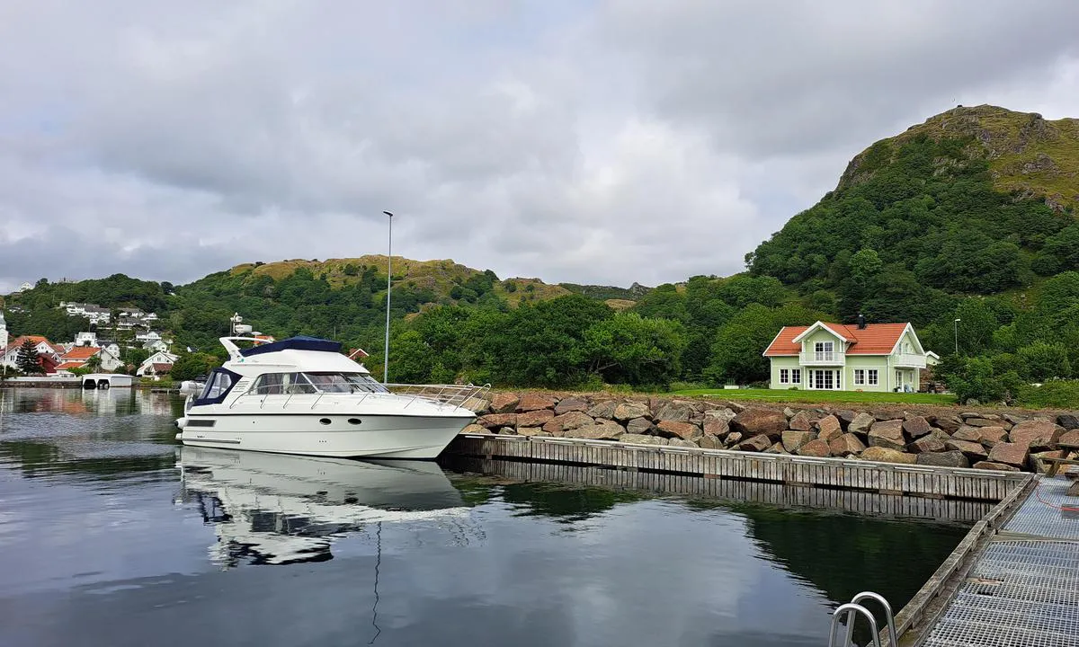 Kirkehamn Fiskerihavna: {"base": "no", "no": "Fort\u00f8yning langs flytebrygge p\u00e5 L-en som vist p\u00e5 bilde. Plass til 3-4 store b\u00e5ter.", "se": "F\u00f6rt\u00f6jning l\u00e4ngs flytbrygga p\u00e5 L:et som visas p\u00e5 bilden. Plats f\u00f6r 3-4 stora b\u00e5tar.", "en": "Mooring along the floating dock on the L as shown in the picture. Space for 3-4 large boats.", "da": "Fort\u00f8jning langs flydebro p\u00e5 L'en som vist p\u00e5 billede. Plads til 3-4 store b\u00e5de.", "fr": "Amarrage le long du ponton flottant en L comme indiqu\u00e9 sur l'image. Place pour 3-4 grands bateaux.", "de": "Anlegen entlang des Schwimmstegs an der L-Form, wie auf dem Bild gezeigt. Platz f\u00fcr 3-4 gro\u00dfe Boote.", "es": "Amarre a lo largo del muelle flotante en la L como se muestra en la imagen. Espacio para 3-4 barcos grandes.", "it": "Ormeggio lungo il molo galleggiante sulla L come mostrato in foto. Spazio per 3-4 grandi imbarcazioni.", "pt": "Amarra\u00e7\u00e3o ao longo do pont\u00e3o flutuante no L, conforme mostrado na imagem. Espa\u00e7o para 3-4 barcos grandes.", "nl": "Aanmeren langs de drijvende steiger aan de L zoals getoond op de foto. Plaats voor 3-4 grote boten.", "pl": "Cumowanie wzd\u0142u\u017c p\u0142ywaj\u0105cego pomostu na L, jak pokazano na zdj\u0119ciu. Miejsce na 3-4 du\u017ce \u0142odzie.", "uk": "\u0428\u0432\u0430\u0440\u0442\u0443\u0432\u0430\u043d\u043d\u044f \u0432\u0437\u0434\u043e\u0432\u0436 \u043f\u043b\u0430\u0432\u0443\u0447\u043e\u0433\u043e \u043f\u0440\u0438\u0447\u0430\u043b\u0443 \u043d\u0430 L-\u043e\u0431\u0440\u0430\u0437\u043d\u0456\u0439 \u0447\u0430\u0441\u0442\u0438\u043d\u0456, \u044f\u043a \u043f\u043e\u043a\u0430\u0437\u0430\u043d\u043e \u043d\u0430 \u0444\u043e\u0442\u043e\u0433\u0440\u0430\u0444\u0456\u0457. \u041c\u0456\u0441\u0446\u0435 \u0434\u043b\u044f 3-4 \u0432\u0435\u043b\u0438\u043a\u0438\u0445 \u0447\u043e\u0432\u043d\u0456\u0432.", "ro": "Amarraj de-a lungul pontonului plutitor pe L, a\u0219a cum se vede \u00een imagine. Loc pentru 3-4 b\u0103rci mari.", "tr": "Ba\u011flama <em>L</em> \u015feklinde, resimde g\u00f6sterildi\u011fi gibi y\u00fczer iskele boyunca. 3-4 b\u00fcy\u00fck tekne i\u00e7in yer var.", "el": "\u0394\u03ad\u03c3\u03b9\u03bc\u03bf \u03ba\u03b1\u03c4\u03ac \u03bc\u03ae\u03ba\u03bf\u03c2 \u03c4\u03b7\u03c2 \u03c0\u03bb\u03c9\u03c4\u03ae\u03c2 \u03c0\u03c1\u03bf\u03b2\u03bb\u03ae\u03c4\u03b1\u03c2 \u03c3\u03c4\u03bf L \u03cc\u03c0\u03c9\u03c2 \u03c6\u03b1\u03af\u03bd\u03b5\u03c4\u03b1\u03b9 \u03c3\u03c4\u03b7 \u03c6\u03c9\u03c4\u03bf\u03b3\u03c1\u03b1\u03c6\u03af\u03b1. \u03a7\u03ce\u03c1\u03bf\u03c2 \u03b3\u03b9\u03b1 3-4 \u03bc\u03b5\u03b3\u03ac\u03bb\u03b1 \u03c3\u03ba\u03ac\u03c6\u03b7.", "cs": "Upevn\u011bn\u00ed pod\u00e9l plovouc\u00edho mola ve tvaru L, jak je zn\u00e1zorn\u011bno na obr\u00e1zku. Prostor pro 3-4 velk\u00e9 lod\u011b.", "hu": "Kik\u00f6t\u00e9s az \u00fasza\u00f3st\u00e9g L-alak\u00fa r\u00e9sz\u00e9n a k\u00e9pen l\u00e1that\u00f3 m\u00f3don. 3-4 nagyobb haj\u00f3nak van hely.", "fi": "Kiinnittyminen L-muotoiselle kelluvalle laiturille, kuten kuvassa n\u00e4kyy. Tilaa 3-4 suurelle veneelle.", "bg": "\u0428\u0432\u0430\u0440\u0442\u043e\u0432\u0430\u043d\u0435 \u0434\u043e \u043f\u043b\u0430\u0432\u0430\u0449\u0438\u044f \u043f\u043e\u043d\u0442\u043e\u043d \u043d\u0430 L-\u043e\u0431\u0440\u0430\u0437\u043d\u0430\u0442\u0430 \u0444\u043e\u0440\u043c\u0430, \u043f\u043e\u043a\u0430\u0437\u0430\u043d\u0430 \u043d\u0430 \u0441\u043d\u0438\u043c\u043a\u0430\u0442\u0430. \u041c\u0435\u0441\u0442\u0430 \u0437\u0430 3-4 \u0433\u043e\u043b\u0435\u043c\u0438 \u043b\u043e\u0434\u043a\u0438.", "sr": "\u041f\u0440\u0435\u0442\u043e\u0432\u0430\u0440\u0435\u045a\u0435 \u0434\u0443\u0436 \u043f\u043b\u0443\u0442\u0430\u0458\u0443\u045b\u0435\u0433 \u043f\u0440\u0438\u0441\u0442\u0430\u043d\u0438\u0448\u0442\u0430 \u043d\u0430 \u0441\u043b\u043e\u0432\u0430 \u041b \u043a\u0430\u043e \u0448\u0442\u043e \u0458\u0435 \u043f\u0440\u0438\u043a\u0430\u0437\u0430\u043d\u043e \u043d\u0430 \u0441\u043b\u0438\u0446\u0438. \u041c\u0435\u0441\u0442\u0430 \u0437\u0430 3-4 \u0432\u0435\u043b\u0438\u043a\u0430 \u0431\u0440\u043e\u0434\u0430.", "et": "K\u00f6ide kai L-kujule ujuvkai, nagu n\u00e4idatud pildil. Koht 3-4 suurele paadile.", "lv": "Piestiprin\u0101\u0161ana gar peldo\u0161o piest\u0101tni uz L-formas platformas, k\u0101 redzams att\u0113l\u0101. Vietas pietiek 3-4 liel\u0101m laiv\u0101m.", "lt": "\u0160vartavimas i\u0161ilgai plaukiojan\u010diojo pontono ant L raid\u0117s, kaip parodyta nuotraukoje. Vietos 3-4 dideliems laivams."}