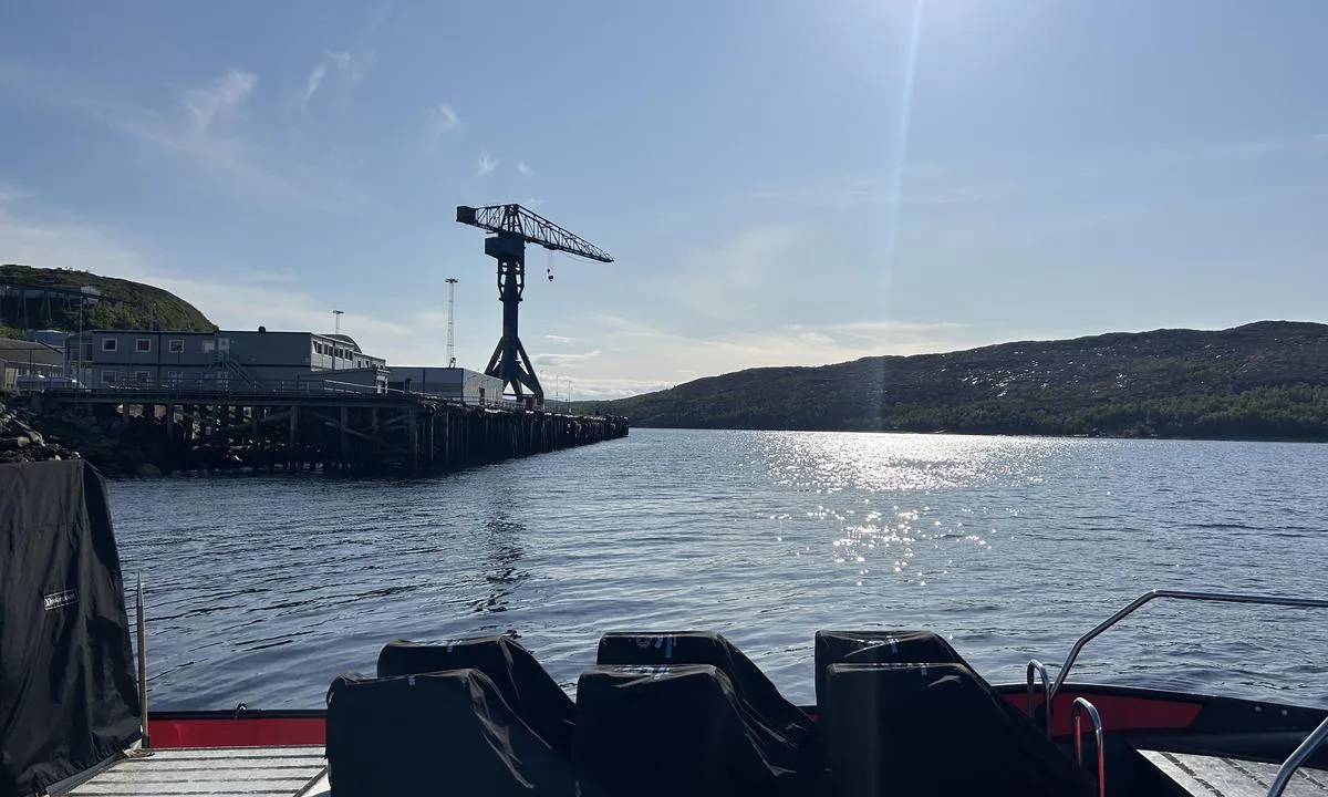 Kirkenes gjestehavn: {"base": "no", "no": "KIMEK mot vest", "se": "KIMEK mot v\u00e4st", "en": "KIMEK to the west", "da": "KIMEK mod vest", "fr": "KIMEK vers l'ouest", "de": "KIMEK nach Westen", "es": "KIMEK hacia el oeste", "it": "KIMEK verso ovest", "pt": "KIMEK para o oeste", "nl": "KIMEK richting west", "pl": "KIMEK na zach\u00f3d", "uk": "\u041a\u0406\u041c\u0415\u041a \u043d\u0430 \u0437\u0430\u0445\u0456\u0434", "ro": "KIMEK spre vest", "tr": "KIMEK bat\u0131ya do\u011fru", "el": "\u039a\u0399\u039c\u0395\u039a \u03c0\u03c1\u03bf\u03c2 \u03b4\u03c5\u03c3\u03bc\u03ac\u03c2", "cs": "KIMEK sm\u011brem na z\u00e1pad", "hu": "KIMEK nyugat fel\u00e9", "fi": "KIMEK l\u00e4nteen", "bg": "\u041a\u0418\u041c\u0415\u041a \u043d\u0430 \u0437\u0430\u043f\u0430\u0434", "sr": "\u041a\u0418\u041c\u0415\u041a \u043a\u0430 \u0437\u0430\u043f\u0430\u0434\u0443", "et": "KIMEK l\u00e4\u00e4ne poole", "lv": "KIMEK uz rietumiem", "lt": "KIMEK link vakar\u0173"}