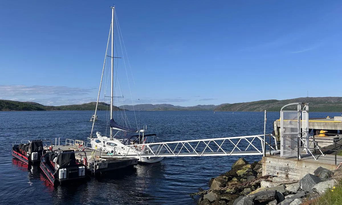 Kirkenes gjestehavn: {"base": "no", "no": "Kun plass til en b\u00e5t. Rib-selskap leier plassen p\u00e5 vestsiden. Utsatt for sj\u00f8. Kun egnet i godt v\u00e6r.", "se": "Endast plats f\u00f6r en b\u00e5t. Rib-bolag hyr platsen p\u00e5 v\u00e4stsidan. Utsatt f\u00f6r sj\u00f6. Endast l\u00e4mplig i bra v\u00e4der.", "en": "Only room for one boat. RIB company rents the spot on the west side. Exposed to sea. Only suitable in good weather.", "da": "Kun plads til en b\u00e5d. Rib-selskab lejer pladsen p\u00e5 vestsiden. Udsat for s\u00f8. Kun egnet i godt vejr.", "fr": "Place pour un seul bateau. Une soci\u00e9t\u00e9 de c\u00f4tes loue la place \u00e0 l'ouest. Expos\u00e9 \u00e0 la mer. Adapt\u00e9 uniquement par beau temps.", "de": "Nur Platz f\u00fcr ein Boot. Ein Schlauchboot-Unternehmen mietet den Platz auf der Westseite. Dem Meer ausgesetzt. Nur bei gutem Wetter geeignet.", "es": "Solo hay espacio para un barco. Empresa de lanchas r\u00e1pidas alquila el lugar en el lado oeste. Expuesto al mar. Solo adecuado en buen clima.", "it": "Solo posto per una barca. Una societ\u00e0 di gommoni noleggia il posto sul lato ovest. Esposto al mare. Solo adatto in condizioni meteo favorevoli.", "pt": "Apenas espa\u00e7o para um barco. Empresa de Rib aluga o espa\u00e7o no lado oeste. Exposto a mar\u00e9. Apenas adequado em bom tempo.", "nl": "Slechts plaats voor \u00e9\u00e9n boot. Rib-maatschappij huurt de plaats aan de westzijde. Blootgesteld aan de zee. Alleen geschikt bij goed weer.", "pl": "Miejsce tylko dla jednej \u0142odzi. Firma wynajmuj\u0105ca RIB zajmuje miejsce po zachodniej stronie. Wystawiony na falowanie. Tylko odpowiedni przy dobrej pogodzie.", "uk": "\u041b\u0438\u0448\u0435 \u043c\u0456\u0441\u0446\u0435 \u0434\u043b\u044f \u043e\u0434\u043d\u043e\u0433\u043e \u0447\u043e\u0432\u043d\u0430. \u041c\u0456\u0441\u0446\u0435 \u043d\u0430 \u0437\u0430\u0445\u0456\u0434\u043d\u0456\u0439 \u0441\u0442\u043e\u0440\u043e\u043d\u0456 \u043e\u0440\u0435\u043d\u0434\u0443\u0454 \u043a\u043e\u043c\u043f\u0430\u043d\u0456\u044f Rib. \u041f\u0456\u0434 \u0432\u043f\u043b\u0438\u0432\u043e\u043c \u043c\u043e\u0440\u044f. \u041f\u0456\u0434\u0445\u043e\u0434\u0438\u0442\u044c \u043b\u0438\u0448\u0435 \u0437\u0430 \u0433\u0430\u0440\u043d\u043e\u0457 \u043f\u043e\u0433\u043e\u0434\u0438.", "ro": "Loc doar pentru o barc\u0103. Compania Rib \u00eenchiriaz\u0103 locul pe partea de vest. Expus la mare. Potrivit doar \u00een vreme bun\u0103.", "tr": "Sadece bir tekne yeri var. Bat\u0131 taraf\u0131ndaki yeri bir RIB \u015firketi kiral\u0131yor. Dalgalardan etkilenir. Sadece iyi hava ko\u015fullar\u0131nda uygundur.", "el": "\u039c\u03cc\u03bd\u03bf \u03c7\u03ce\u03c1\u03bf\u03c2 \u03b3\u03b9\u03b1 \u03ad\u03bd\u03b1 \u03c3\u03ba\u03ac\u03c6\u03bf\u03c2. \u0397 \u03b5\u03c4\u03b1\u03b9\u03c1\u03b5\u03af\u03b1 Rib \u03bd\u03bf\u03b9\u03ba\u03b9\u03ac\u03b6\u03b5\u03b9 \u03c4\u03bf\u03bd \u03c7\u03ce\u03c1\u03bf \u03c3\u03c4\u03b7 \u03b4\u03c5\u03c4\u03b9\u03ba\u03ae \u03c0\u03bb\u03b5\u03c5\u03c1\u03ac. \u0395\u03ba\u03c4\u03b5\u03b8\u03b5\u03b9\u03bc\u03ad\u03bd\u03bf \u03c3\u03c4\u03b7 \u03b8\u03ac\u03bb\u03b1\u03c3\u03c3\u03b1. \u039a\u03b1\u03c4\u03ac\u03bb\u03bb\u03b7\u03bb\u03bf \u03bc\u03cc\u03bd\u03bf \u03c3\u03b5 \u03ba\u03b1\u03bb\u03cc \u03ba\u03b1\u03b9\u03c1\u03cc.", "cs": "Jen dostatek m\u00edsta pro jednu lo\u010f. Spole\u010dnost provozuj\u00edc\u00ed RIB si pronaj\u00edm\u00e1 m\u00edsto na z\u00e1padn\u00ed stran\u011b. Vystaveno mo\u0159i. Vhodn\u00e9 pouze za dobr\u00e9ho po\u010das\u00ed.", "hu": "Csak egy haj\u00f3nak van hely. A nyugati oldalon a helyet egy motorcs\u00f3nakos t\u00e1rsas\u00e1g b\u00e9rli. Kit\u00e9ve a hull\u00e1mver\u00e9snek. Csak j\u00f3 id\u0151ben alkalmas.", "fi": "Vain yksi vene mahtuu. Rib-yritys vuokraa paikan l\u00e4nsipuolella. Altis aallokolle. Vain sopiva hyv\u00e4ll\u00e4 s\u00e4\u00e4ll\u00e4.", "bg": "\u0421\u0430\u043c\u043e \u0435\u0434\u043d\u043e \u043c\u044f\u0441\u0442\u043e \u0437\u0430 \u043b\u043e\u0434\u043a\u0430. \u0424\u0438\u0440\u043c\u0430 \u0437\u0430 RIB \u043b\u043e\u0434\u043a\u0438 \u043d\u0430\u0435\u043c\u0430 \u043c\u044f\u0441\u0442\u043e\u0442\u043e \u043e\u0442 \u0437\u0430\u043f\u0430\u0434\u043d\u0430\u0442\u0430 \u0441\u0442\u0440\u0430\u043d\u0430. \u041f\u043e\u0434\u043b\u043e\u0436\u0435\u043d\u043e \u043d\u0430 \u0432\u044a\u043b\u043d\u0438. \u041f\u043e\u0434\u0445\u043e\u0434\u044f\u0449\u043e \u0441\u0430\u043c\u043e \u043f\u0440\u0438 \u0434\u043e\u0431\u0440\u043e \u0432\u0440\u0435\u043c\u0435.", "sr": "Samo jedno mesto za brod. Ribarska kompanija iznajmljuje mesto na zapadnoj strani. Izlo\u017eeno moru. Samo pogodno za dobro vreme.", "et": "Ainult \u00fcks paat mahub. Rib-firma rendib l\u00e4\u00e4nde j\u00e4\u00e4vat kohta. Avatud merele. Ainult sobiv hea ilmaga.", "lv": "Tik vieta vienai laivai. Rib uz\u0146\u0113mums iznom\u0101 vietu rietumu pus\u0113. Pak\u013cauts j\u016bras vi\u013c\u0146iem. Piem\u0113rots tikai labos laikapst\u0101k\u013cos.", "lt": "Tik vietos vienam laivui. Apiplaukimo \u012fmon\u0117 nuomoja viet\u0105 vakarin\u0117je pus\u0117je. Veikiamas j\u016bros bang\u0173. Tik tinkamas esant geram orui."}