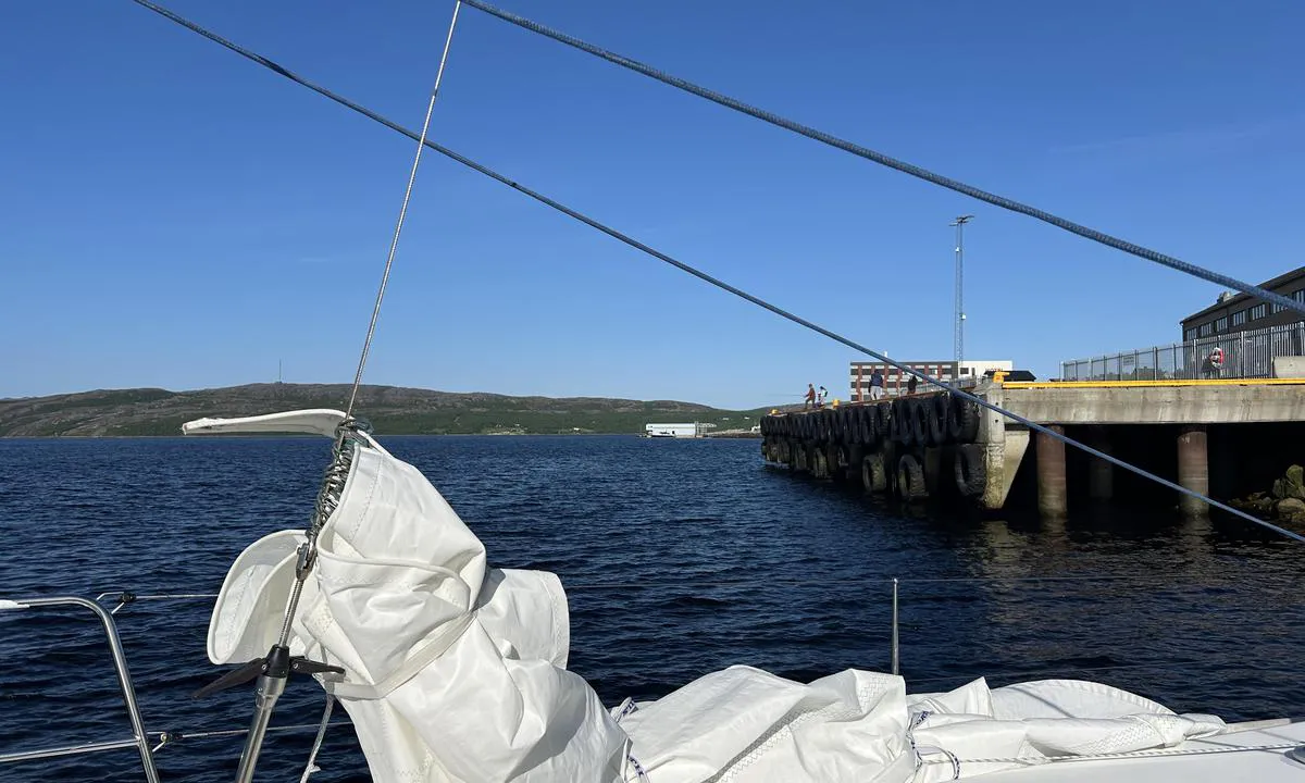 Kirkenes gjestehavn: {"base": "no", "no": "Nabokai mot \u00f8st", "se": "Grannekajen mot \u00f6st", "en": "Neighbor bay towards the east", "da": "Nabokaj mod \u00f8st", "fr": "Quai voisin \u00e0 l'est", "de": "Nachbarkai Richtung Osten", "es": "Vecinos hacia el este", "it": "Porto vicino a est", "pt": "Vizinho ao leste", "nl": "Nabokaai naar het oosten", "pl": "S\u0105siaduj\u0105cy nabrze\u017c na wsch\u00f3d", "uk": "\u0421\u0443\u0441\u0456\u0434\u043d\u0456 \u043f\u0440\u0438\u0447\u0430\u043b\u0438 \u043d\u0430 \u0441\u0445\u0456\u0434", "ro": "Cai vecini spre est", "tr": "Do\u011fuya do\u011fru kom\u015fu koy", "el": "\u0393\u03b5\u03b9\u03c4\u03bf\u03bd\u03b9\u03ba\u03ad\u03c2 \u03b1\u03c0\u03bf\u03b2\u03ac\u03b8\u03c1\u03b5\u03c2 \u03c0\u03c1\u03bf\u03c2 \u03b1\u03bd\u03b1\u03c4\u03bf\u03bb\u03ae", "cs": "Sousedi na v\u00fdchod", "hu": "K\u00f6zvetlen keletre naboik", "fi": "Naapurilaituri it\u00e4\u00e4n", "bg": "\u0421\u044a\u0441\u0435\u0434\u043d\u0438 \u043a\u0435\u0439\u043e\u0432\u0435 \u043d\u0430 \u0438\u0437\u0442\u043e\u043a", "sr": "\u0421\u0443\u0441\u0435\u0434\u043d\u0438 \u043a\u0435\u0458 \u043f\u0440\u0435\u043c\u0430 \u0438\u0441\u0442\u043e\u043a\u0443", "et": "Naabruskai idas", "lv": "Nabokai uz austrumiem", "lt": "Nabokai \u012f rytus"}