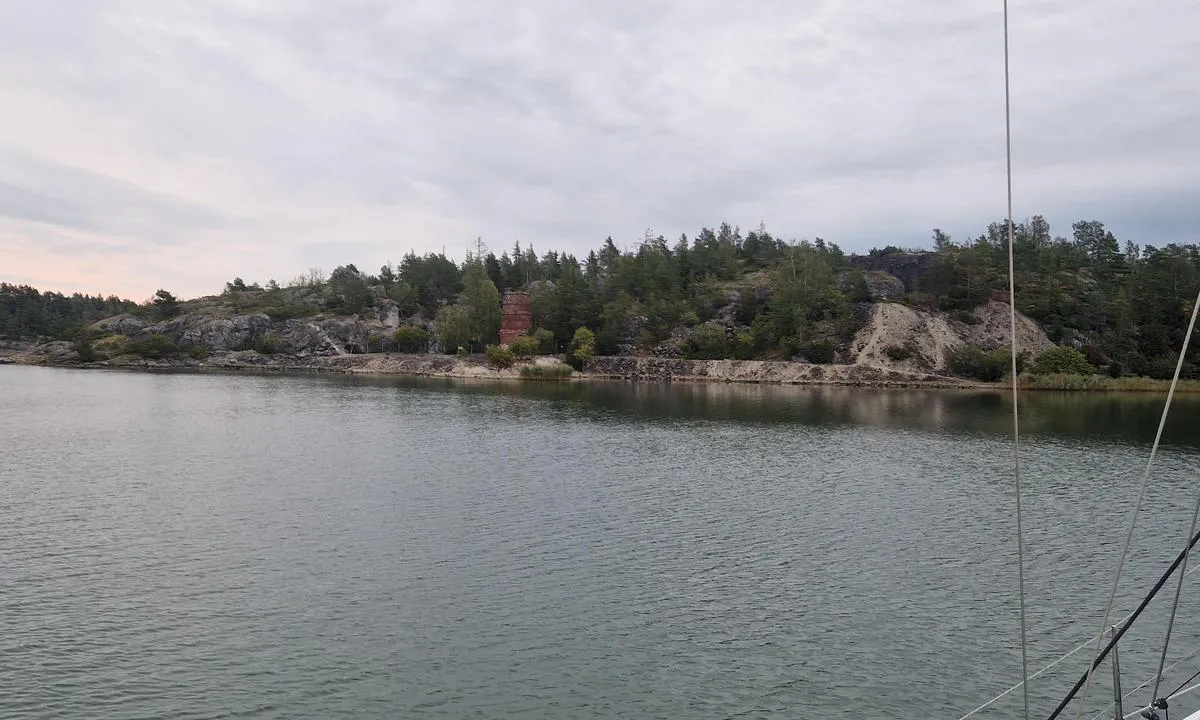 Kirmö: {"base": "en", "no": "Utsikt mot \u00f8stsiden", "se": "Utsikt mot \u00f6stra sidan", "en": "View to the eadt side", "da": "Udsigt mod \u00f8st siden", "fr": "Vue du c\u00f4t\u00e9 est", "de": "Blick zur Ostseite", "es": "Vista hacia el lado este", "it": "Vista sul lato est", "pt": "Vista para o lado leste", "nl": "Uitzicht naar de oostzijde", "pl": "Widok na stron\u0119 wschodni\u0105", "uk": "\u0412\u0438\u0434 \u043d\u0430 \u0441\u0445\u0456\u0434\u043d\u0438\u0439 \u0431\u0456\u043a", "ro": "Vedere spre partea de est", "tr": "Do\u011fu taraf\u0131na bak\u0131\u015f", "el": "\u0398\u03ad\u03b1 \u03c0\u03c1\u03bf\u03c2 \u03c4\u03b7\u03bd \u03b1\u03bd\u03b1\u03c4\u03bf\u03bb\u03b9\u03ba\u03ae \u03c0\u03bb\u03b5\u03c5\u03c1\u03ac", "cs": "Pohled na v\u00fdchodn\u00ed stranu", "hu": "Kil\u00e1t\u00e1s a keleti oldalra", "fi": "N\u00e4kym\u00e4 it\u00e4puolelle", "bg": "\u0418\u0437\u0433\u043b\u0435\u0434 \u043a\u044a\u043c \u0438\u0437\u0442\u043e\u0447\u043d\u0430\u0442\u0430 \u0441\u0442\u0440\u0430\u043d\u0430", "sr": "Pogled na isto\u010dnu stranu", "et": "Vaade ida poole", "lv": "Skats uz austrumu pusi", "lt": "Vaizdas \u012f rytus"}