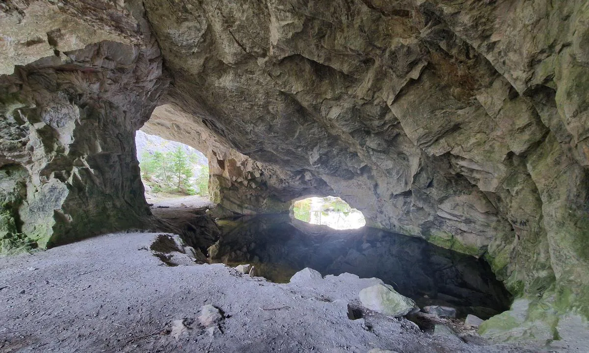Kirmö: {"base": "en", "no": "Hule fra gammel steinbrudd", "se": "Grotta fr\u00e5n gammal stenbrott", "en": "Cave from old quarry", "da": "Hule fra gammel stenbrud", "fr": "Grotte de l'ancienne carri\u00e8re", "de": "H\u00f6hle aus altem Steinbruch", "es": "Cueva de la antigua cantera", "it": "Grotta dalla vecchia cava", "pt": "Caverna da antiga pedreira", "nl": "Grot van oude steengroeve", "pl": "Jaskinia ze starego kamienio\u0142omu", "uk": "\u041f\u0435\u0447\u0435\u0440\u0430 \u0437\u0456 \u0441\u0442\u0430\u0440\u043e\u0433\u043e \u043a\u0430\u0440'\u0454\u0440\u0443", "ro": "Pe\u0219ter\u0103 din vechea carier\u0103", "tr": "Eski ta\u015f oca\u011f\u0131ndan ma\u011fara", "el": "\u03a3\u03c0\u03b7\u03bb\u03b9\u03ac \u03b1\u03c0\u03cc \u03c0\u03b1\u03bb\u03b9\u03ac \u03bb\u03b1\u03c4\u03bf\u03bc\u03b5\u03af\u03b1", "cs": "Jeskyn\u011b z\u00a0star\u00e9ho lomu", "hu": "Barlang a r\u00e9gi k\u0151fejt\u0151b\u0151l", "fi": "Luola vanhasta louhoksesta", "bg": "\u041f\u0435\u0449\u0435\u0440\u0430 \u043e\u0442 \u0441\u0442\u0430\u0440 \u043a\u0430\u0440\u0438\u0435\u0440", "sr": "Pe\u0107ina iz stare kamenolom", "et": "Koobas vanast karj\u00e4\u00e4rist", "lv": "Ala no vec\u0101 karjera", "lt": "Ola nuo seno karjero"}