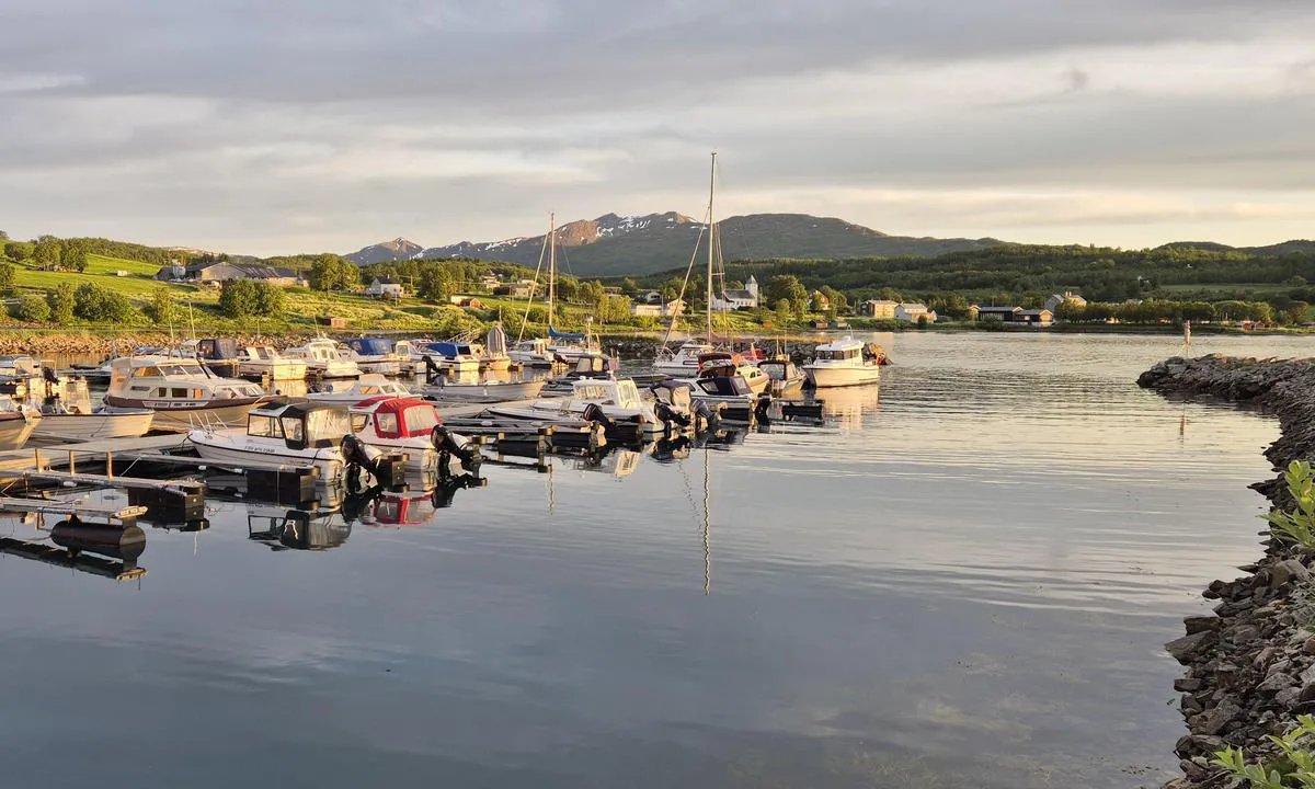Kjeldebotn: {"base": "no", "no": "Havna sett fra land. Den hvite b\u00e5ten ligger ytterst p\u00e5 gjesteplassene", "se": "Hamnen sedd fr\u00e5n land. Den vita b\u00e5ten ligger ytterst p\u00e5 g\u00e4stplatserna", "en": "The harbor seen from the land. The white boat is moored at the outermost guest berths.", "da": "Havnen set fra land. Den hvide b\u00e5d ligger yderst p\u00e5 g\u00e6stepladserne", "fr": "Le port vu depuis la terre. Le bateau blanc est amarr\u00e9 \u00e0 l'extr\u00e9mit\u00e9 des emplacements pour visiteurs", "de": "Der Hafen vom Land aus gesehen. Das wei\u00dfe Boot liegt ganz au\u00dfen auf den G\u00e4steliegepl\u00e4tzen.", "es": "El puerto visto desde tierra. El barco blanco est\u00e1 amarrado en el borde de los puestos de invitados.", "it": "Il porto visto da terra. La barca bianca \u00e8 ormeggiata all'estremit\u00e0 dei posti per gli ospiti", "pt": "O porto visto da terra. O barco branco est\u00e1 no extremo dos lugares para visitantes", "nl": "De haven gezien vanaf de wal. De witte boot ligt aan de buitenste gastenplaatsen", "pl": "Port widziany z l\u0105du. Bia\u0142y statek le\u017cy na skraju miejsc go\u015bcinnych.", "uk": "\u0413\u0430\u0432\u0430\u043d\u044c \u0437 \u0441\u0443\u0448\u0456. \u0411\u0456\u043b\u0438\u0439 \u0447\u043e\u0432\u0435\u043d \u0441\u0442\u043e\u0457\u0442\u044c \u043d\u0430 \u043e\u0441\u0442\u0430\u043d\u043d\u044c\u043e\u043c\u0443 \u0433\u043e\u0441\u0442\u0435\u0432\u043e\u043c\u0443 \u043c\u0456\u0441\u0446\u0456", "ro": "Portul v\u0103zut de pe uscat. Barca alb\u0103 este ancorat\u0103 la cap\u0103tul locurilor pentru oaspe\u021bi", "tr": "Kara taraf\u0131ndan g\u00f6r\u00fclen liman. Beyaz tekne misafir yerlerinin en ucunda duruyor.", "el": "\u03a4\u03bf \u03bb\u03b9\u03bc\u03ac\u03bd\u03b9 \u03cc\u03c0\u03c9\u03c2 \u03c6\u03b1\u03af\u03bd\u03b5\u03c4\u03b1\u03b9 \u03b1\u03c0\u03cc \u03c4\u03b7\u03bd \u03be\u03b7\u03c1\u03ac. \u03a4\u03bf \u03bb\u03b5\u03c5\u03ba\u03cc \u03c3\u03ba\u03ac\u03c6\u03bf\u03c2 \u03b2\u03c1\u03af\u03c3\u03ba\u03b5\u03c4\u03b1\u03b9 \u03c3\u03c4\u03b7\u03bd \u03ac\u03ba\u03c1\u03b7 \u03c4\u03c9\u03bd \u03b8\u03ad\u03c3\u03b5\u03c9\u03bd \u03b5\u03c0\u03b9\u03c3\u03ba\u03b5\u03c0\u03c4\u03ce\u03bd", "cs": "P\u0159\u00edstav vid\u011bn\u00fd ze sou\u0161e. B\u00edl\u00e1 lo\u010f kotv\u00ed na krajn\u00edch m\u00edstech pro hosty.", "hu": "A kik\u00f6t\u0151 a sz\u00e1razf\u00f6ldr\u0151l n\u00e9zve. A feh\u00e9r haj\u00f3 a vend\u00e9ghelyek legk\u00fcls\u0151 r\u00e9sz\u00e9n fekszik.", "fi": "Satama n\u00e4htyn\u00e4 maalta. Valkoinen vene on laituripaikoilla uloimpana", "bg": "\u041f\u0440\u0438\u0441\u0442\u0430\u043d\u0438\u0449\u0435\u0442\u043e, \u0433\u043b\u0435\u0434\u0430\u043d\u043e \u043e\u0442 \u0441\u0443\u0448\u0430\u0442\u0430. \u0411\u044f\u043b\u0430\u0442\u0430 \u043b\u043e\u0434\u043a\u0430 \u0441\u0435 \u043d\u0430\u043c\u0438\u0440\u0430 \u043d\u0430\u0439-\u043d\u0430\u0432\u044a\u043d \u043d\u0430 \u043c\u0435\u0441\u0442\u0430\u0442\u0430 \u0437\u0430 \u0433\u043e\u0441\u0442\u0438.", "sr": "\u041b\u0443\u043a\u0430 \u0433\u043b\u0435\u0434\u0430\u043d\u0430 \u0441\u0430 \u043a\u043e\u043f\u043d\u0430. \u0411\u0435\u043b\u0438 \u0431\u0440\u043e\u0434 \u0441\u0435 \u043d\u0430\u043b\u0430\u0437\u0438 \u043d\u0430 \u043a\u0440\u0430\u0458\u045a\u0435\u043c \u0434\u0435\u043b\u0443 \u0433\u043e\u0441\u0442\u0443\u0458\u0443\u045b\u0438\u0445 \u043c\u0435\u0441\u0442\u0430", "et": "Sadam vaadatuna maalt. Valge paat asub k\u00fclaliskohtade \u00e4\u00e4res", "lv": "Osta skat\u012bta no krasta. Balt\u0101 laiva atrodas pie pa\u0161as viesu vietas malas.", "lt": "Uostas matomas nuo kranto. Baltas laivas stovi toliausiai lankytoj\u0173 vietose."}
