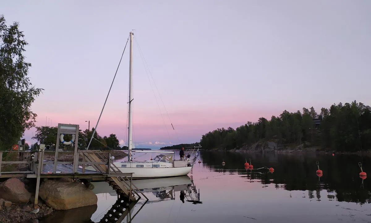 Klamilan Kalasatama: {"base": "en", "no": "Klamila du kan vandre til bygdebutikken, fint landskap. Yachtklubb havn. F\u00f8rste havn er bygdehavn. Lett tilgang, men krever n\u00f8yaktig navigasjon.", "se": "Klamila kan du vandra till byns butik, vacker landsbygd. Segelklubbshamn. F\u00f6rsta hamnen \u00e4r byns hamn. L\u00e4tt tilltr\u00e4de, men kr\u00e4ver noggrann navigation.", "en": "Klamila you can hike to the village shop, nice countryside. Yachtclub harbour. First harbour is village harbour. Easy access, but needs accurate navigation.", "da": "Klamila kan du vandre til landsbyens butik, dejligt landskab. Yachtklub havn. F\u00f8rste havn er landsbyhavn. Nem adgang, men kr\u00e6ver pr\u00e6cis navigation."}